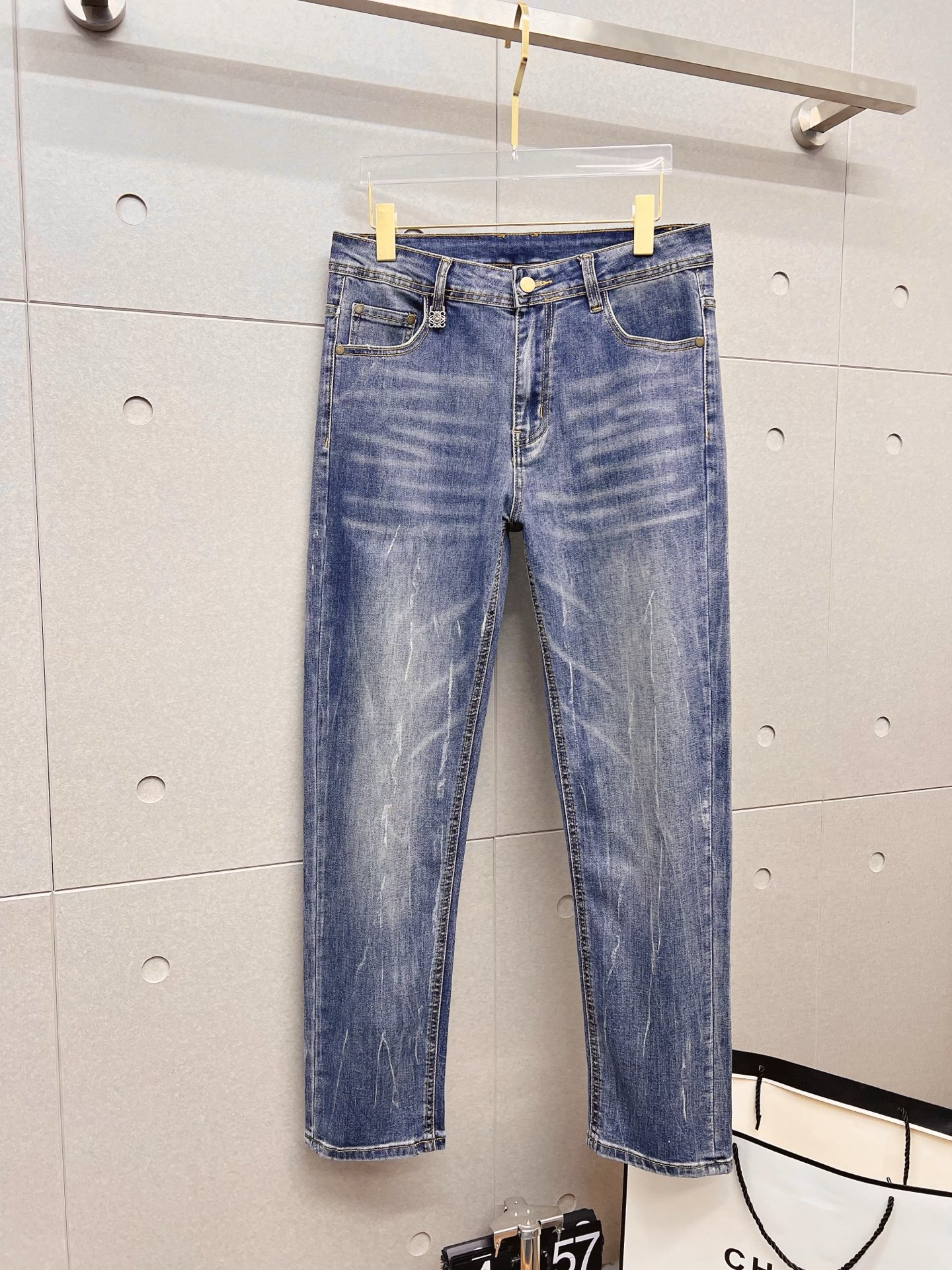 NO:843789,Loewe men's denim jeans, official album and poster style!  High-grade imported denim raw color fabrics are supplied to customers, and the pure 13oz denim fabrics from Okayama, Japan are specially selected. Heavy-duty environmentally friendly plant enzyme washing process is used. The texture has a light retro color, which is quite beautiful and is very suitable for autumn and winter color matching. The fabric is soft and delicate after washing, but has strong bones and a slight stretch, providing an excellent comfortable experience. There is no damage from any technological elements throughout the body, retaining the purest tannin color!  The details throughout the body are perfect, exquisite and sophisticated. The latest leather label on the waist highlights the brand's characteristics. The hardware accessories, leather label and wiring all reflect the craftsmanship!  The silhouette is perfectly tailored and has excellent butt lift and slimming effect. It can be easily matched with any top in the wardrobe. It has wide compatibility and is suitable for various daily wear. The upper body is full of style. It is a must-have trousers for those who are obsessed with quality control and 1V!  Size 29-38 (not 35.37),,loewe,jeans,19860909罗意威 男士丹宁牛仔裤,官宣画册海报穿搭款！ 客供高级进口的丹宁原色面料,特选日本冈山纯正13oz 盎司牛仔布料,重磅环保植物酵素水洗工艺,肌理有着淡淡的复古色彩,相当漂亮,极符合秋冬的配色,面料经过水洗后柔软细腻,但筋骨感极强,且略带弹力,提供了绝佳的舒适体验,通身无任何工艺元素破坏,保留了最纯粹的丹宁本色！通身细节完美如斯,精湛且考究,最新的腰部皮标彰显了品牌特质,五金配件、皮标、走线无不体现出匠心工艺！版型剪裁完美,提臀修身效果绝佳,可轻松横扫衣橱任何的上装搭配,兼容性广泛,满足于日常各种穿搭,上身型款十足,于品质控及1V迷控者必入型裤装！ 尺码29—38（没35.37）,,loewe,jeans,,Men's clothing
