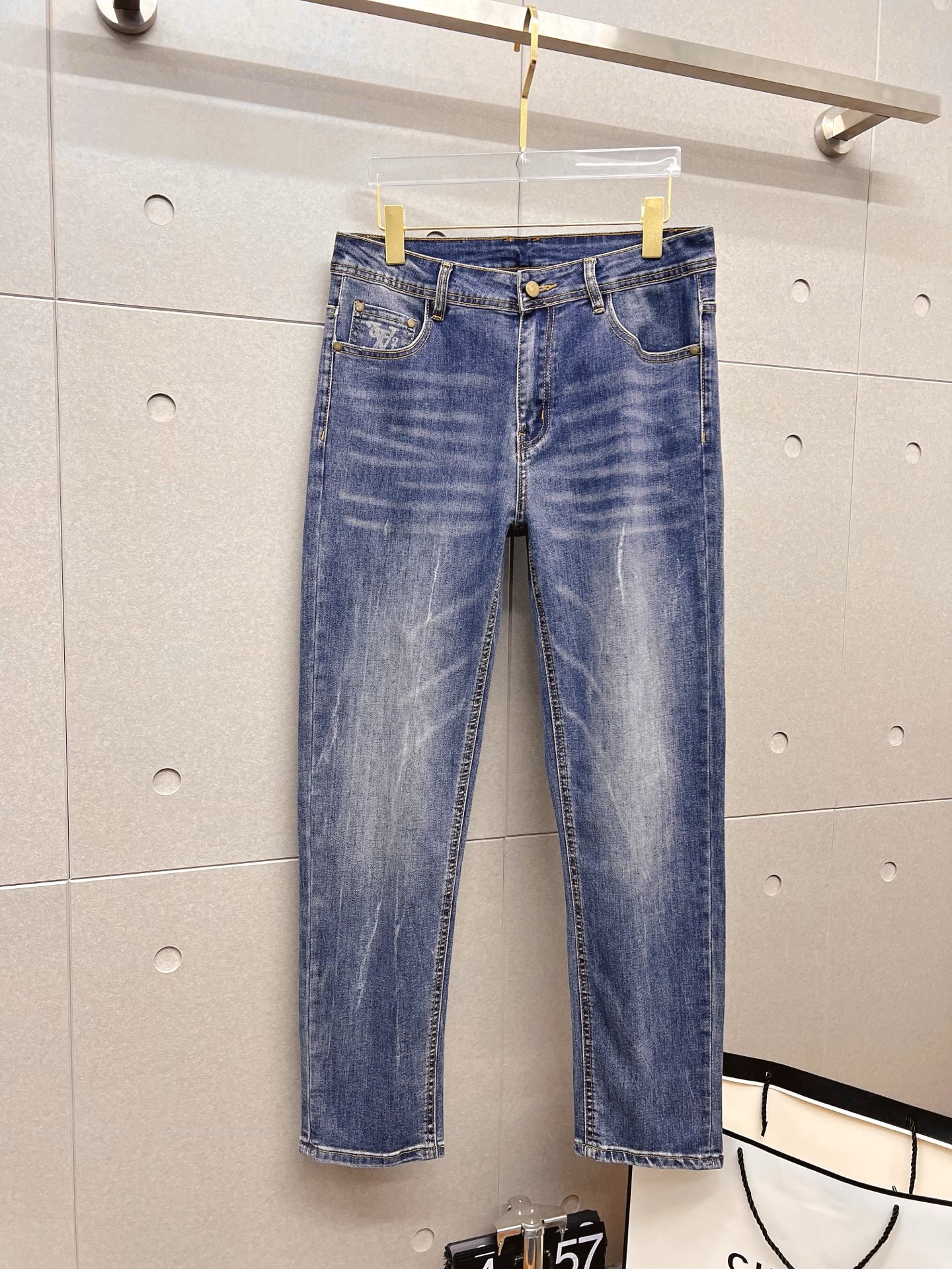 NO:843815,LV men's denim jeans, official album and poster outfit style!  High-grade imported denim raw color fabrics are supplied to customers, and the pure 13oz denim fabrics from Okayama, Japan are specially selected. Heavy-duty environmentally friendly plant enzyme washing process is used. The texture has a light retro color, which is quite beautiful and is very suitable for autumn and winter color matching. The fabric is soft and delicate after washing, but has strong bones and a slight stretch, providing an excellent comfortable experience. There is no damage from any technological elements throughout the body, retaining the purest tannin color!  The details throughout the body are perfect, exquisite and sophisticated. The latest leather label on the waist highlights the brand's characteristics. The hardware accessories, leather label and wiring all reflect the craftsmanship!  The silhouette is perfectly tailored and has excellent butt lift and slimming effect. It can be easily matched with any top in the wardrobe. It has wide compatibility and is suitable for various daily wear. The upper body is full of style. It is a must-have trousers for those who are obsessed with quality control and 1V!  Size 29-38 (not 35.37),,louis vuitton,jeans,19860909LV 男士丹宁牛仔裤,官宣画册海报穿搭款！ 客供高级进口的丹宁原色面料,特选日本冈山纯正13oz 盎司牛仔布料,重磅环保植物酵素水洗工艺,肌理有着淡淡的复古色彩,相当漂亮,极符合秋冬的配色,面料经过水洗后柔软细腻,但筋骨感极强,且略带弹力,提供了绝佳的舒适体验,通身无任何工艺元素破坏,保留了最纯粹的丹宁本色！通身细节完美如斯,精湛且考究,最新的腰部皮标彰显了品牌特质,五金配件、皮标、走线无不体现出匠心工艺！版型剪裁完美,提臀修身效果绝佳,可轻松横扫衣橱任何的上装搭配,兼容性广泛,满足于日常各种穿搭,上身型款十足,于品质控及1V迷控者必入型裤装！ 尺码29—38（没35.37）,,louis vuitton,jeans,,Men's clothing