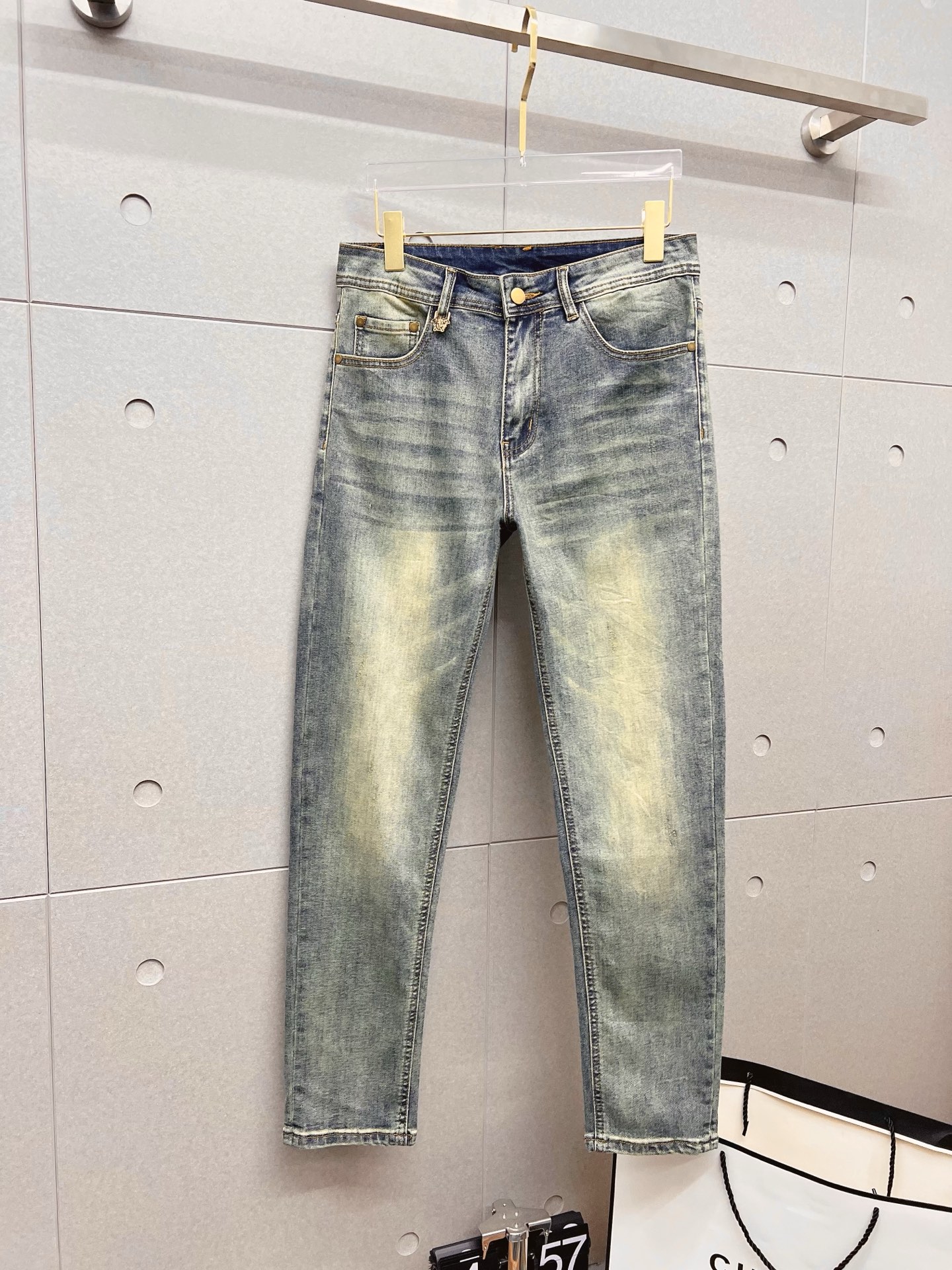 NO:843819,Versace men's denim jeans, official album and poster style!  High-grade imported denim raw color fabrics are supplied to customers, and the pure 13oz denim fabrics from Okayama, Japan are specially selected. Heavy-duty environmentally friendly plant enzyme washing process is used. The texture has a light retro color, which is quite beautiful and is very suitable for autumn and winter color matching. The fabric is soft and delicate after washing, but has strong bones and a slight stretch, providing an excellent comfortable experience. There is no damage from any technological elements throughout the body, retaining the purest tannin color!  The details throughout the body are perfect, exquisite and sophisticated. The latest leather label on the waist highlights the brand's characteristics. The hardware accessories, leather label and wiring all reflect the craftsmanship!  The silhouette is perfectly tailored and has excellent butt lift and slimming effect. It can be easily matched with any top in the wardrobe. It has wide compatibility and is suitable for various daily wear. The upper body is full of style. It is a must-have trousers for those who are obsessed with quality control and 1V!  Sizes 29-38 (not 35.37),,versace,jeans,19860909范思哲 男士丹宁牛仔裤,官宣画册海报穿搭款！ 客供高级进口的丹宁原色面料,特选日本冈山纯正13oz 盎司牛仔布料,重磅环保植物酵素水洗工艺,肌理有着淡淡的复古色彩,相当漂亮,极符合秋冬的配色,面料经过水洗后柔软细腻,但筋骨感极强,且略带弹力,提供了绝佳的舒适体验,通身无任何工艺元素破坏,保留了最纯粹的丹宁本色！通身细节完美如斯,精湛且考究,最新的腰部皮标彰显了品牌特质,五金配件、皮标、走线无不体现出匠心工艺！版型剪裁完美,提臀修身效果绝佳,可轻松横扫衣橱任何的上装搭配,兼容性广泛,满足于日常各种穿搭,上身型款十足,于品质控及1V迷控者必入型裤装！ 尺码29—38（没35.37）,,versace,jeans,,Men's clothing