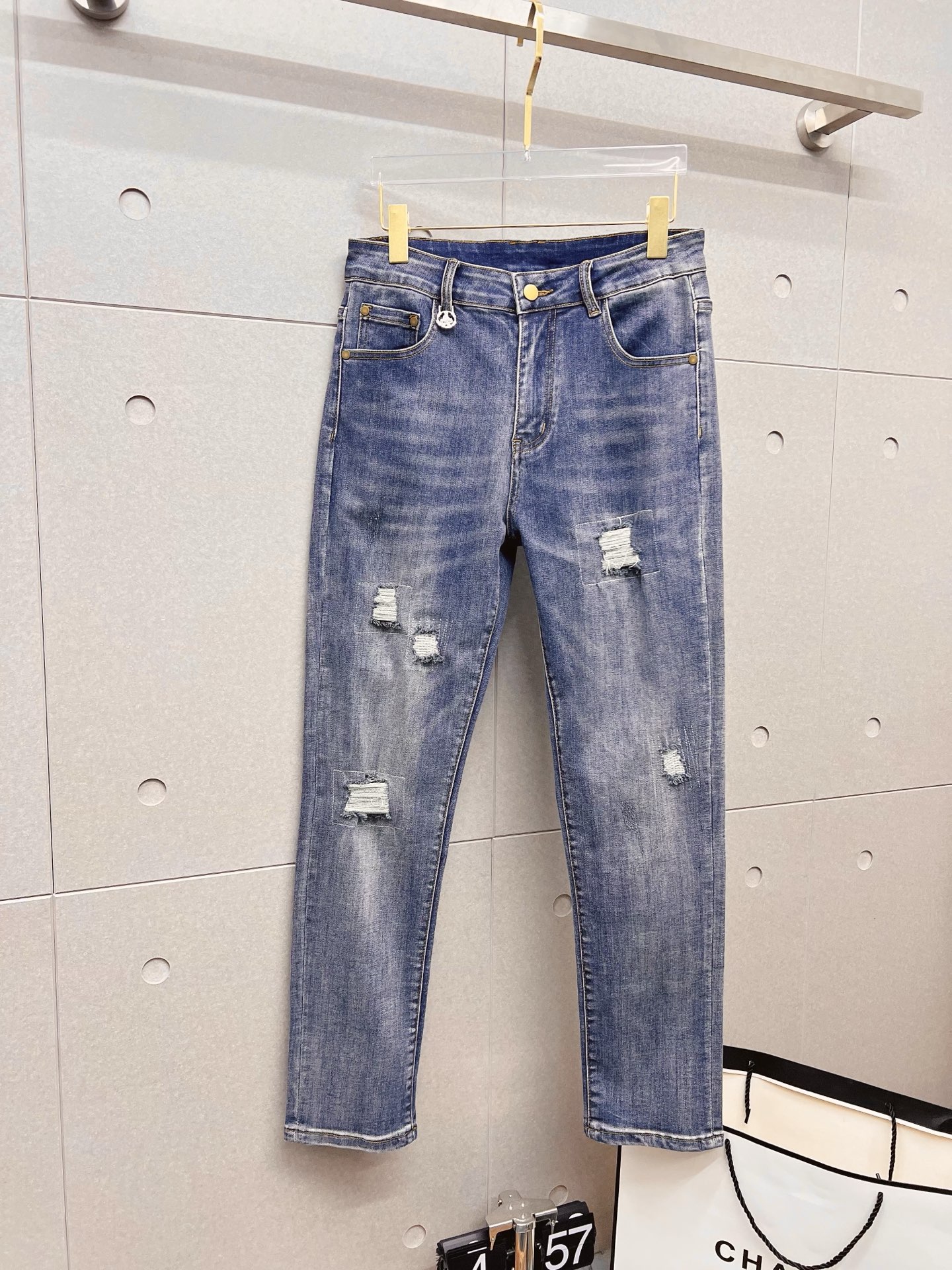 NO:843778,PRADA Men's denim jeans, official album and poster outfit!  High-grade imported denim raw color fabrics are supplied to customers, and the pure 13oz denim fabrics from Okayama, Japan are specially selected. Heavy-duty environmentally friendly plant enzyme washing process is used. The texture has a light retro color, which is quite beautiful and is very suitable for autumn and winter color matching. The fabric is soft and delicate after washing, but has strong bones and a slight stretch, providing an excellent comfortable experience. There is no damage from any technological elements throughout the body, retaining the purest tannin color!  The details throughout the body are perfect, exquisite and sophisticated. The latest leather label on the waist highlights the brand's characteristics. The hardware accessories, leather label and wiring all reflect the craftsmanship!  The silhouette is perfectly tailored and has excellent butt lift and slimming effect. It can be easily matched with any top in the wardrobe. It has wide compatibility and is suitable for various daily wear. The upper body is full of style. It is a must-have trousers for those who are obsessed with quality control and 1V!  Size 29-38 (not 35.37),, prada, prada, jeans,19860909PRADA 普拉达 男士丹宁牛仔裤,官宣画册海报穿搭款！ 客供高级进口的丹宁原色面料,特选日本冈山纯正13oz 盎司牛仔布料,重磅环保植物酵素水洗工艺,肌理有着淡淡的复古色彩,相当漂亮,极符合秋冬的配色,面料经过水洗后柔软细腻,但筋骨感极强,且略带弹力,提供了绝佳的舒适体验,通身无任何工艺元素破坏,保留了最纯粹的丹宁本色！通身细节完美如斯,精湛且考究,最新的腰部皮标彰显了品牌特质,五金配件、皮标、走线无不体现出匠心工艺！版型剪裁完美,提臀修身效果绝佳,可轻松横扫衣橱任何的上装搭配,兼容性广泛,满足于日常各种穿搭,上身型款十足,于品质控及1V迷控者必入型裤装！ 尺码29—38（没35.37）,,prada,prada,jeans,,Men's clothing