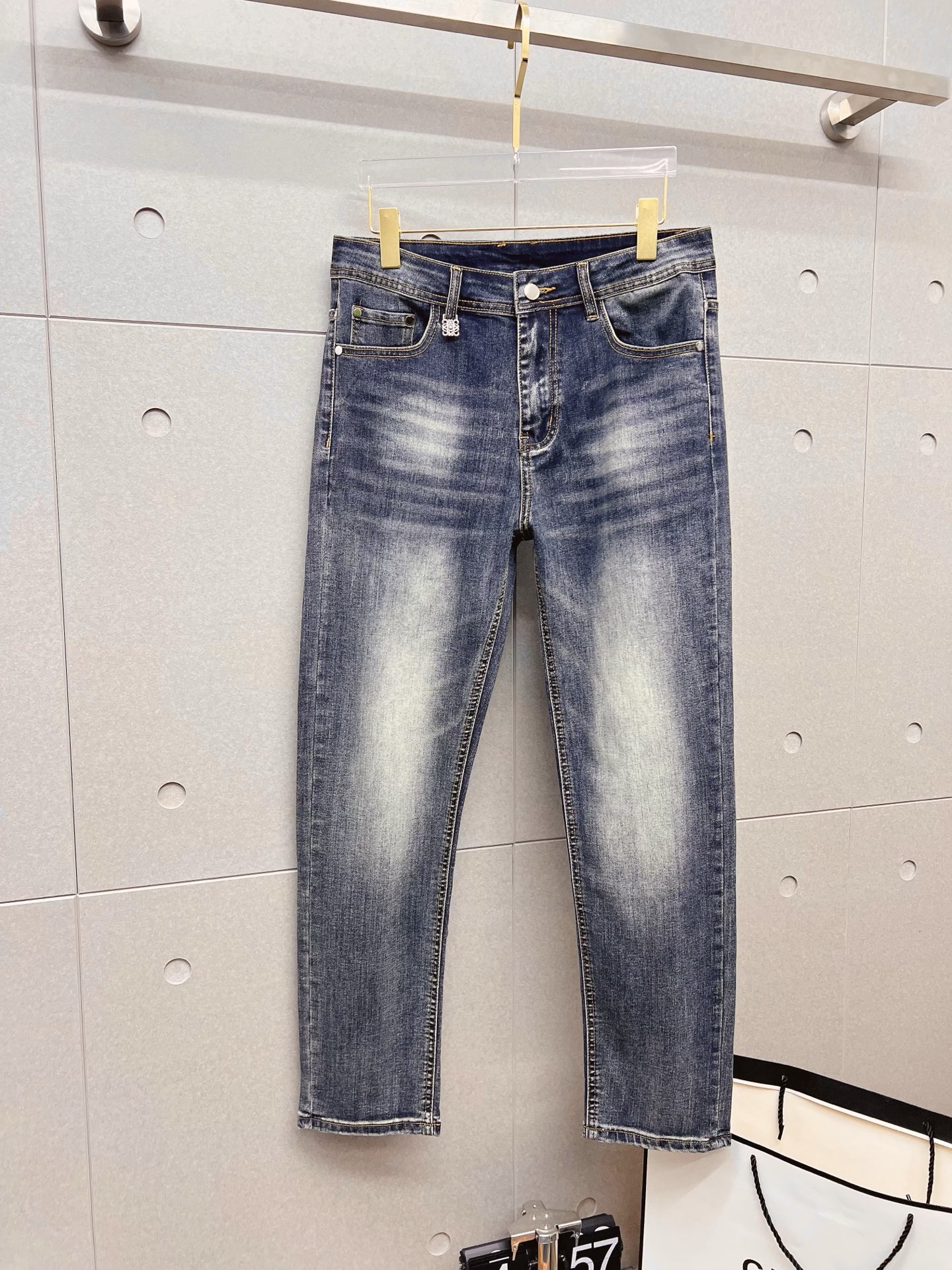 NO:843782,Loewe men's denim jeans, official album and poster style!  High-grade imported denim raw color fabrics are supplied to customers, and the pure 13oz denim fabrics from Okayama, Japan are specially selected. Heavy-duty environmentally friendly plant enzyme washing process is used. The texture has a light retro color, which is quite beautiful and is very suitable for autumn and winter color matching. The fabric is soft and delicate after washing, but has strong bones and a slight stretch, providing an excellent comfortable experience. There is no damage from any technological elements throughout the body, retaining the purest tannin color!  The details throughout the body are perfect, exquisite and sophisticated. The latest leather label on the waist highlights the brand's characteristics. The hardware accessories, leather label and wiring all reflect the craftsmanship!  The silhouette is perfectly tailored and has excellent butt lift and slimming effect. It can be easily matched with any top in the wardrobe. It has wide compatibility and is suitable for various daily wear. The upper body is full of style. It is a must-have trousers for those who are obsessed with quality control and 1V!  Size 29-38 (not 35.37),,loewe,jeans,19860909罗意威 男士丹宁牛仔裤,官宣画册海报穿搭款！ 客供高级进口的丹宁原色面料,特选日本冈山纯正13oz 盎司牛仔布料,重磅环保植物酵素水洗工艺,肌理有着淡淡的复古色彩,相当漂亮,极符合秋冬的配色,面料经过水洗后柔软细腻,但筋骨感极强,且略带弹力,提供了绝佳的舒适体验,通身无任何工艺元素破坏,保留了最纯粹的丹宁本色！通身细节完美如斯,精湛且考究,最新的腰部皮标彰显了品牌特质,五金配件、皮标、走线无不体现出匠心工艺！版型剪裁完美,提臀修身效果绝佳,可轻松横扫衣橱任何的上装搭配,兼容性广泛,满足于日常各种穿搭,上身型款十足,于品质控及1V迷控者必入型裤装！ 尺码29—38（没35.37）,,loewe,jeans,,Men's clothing