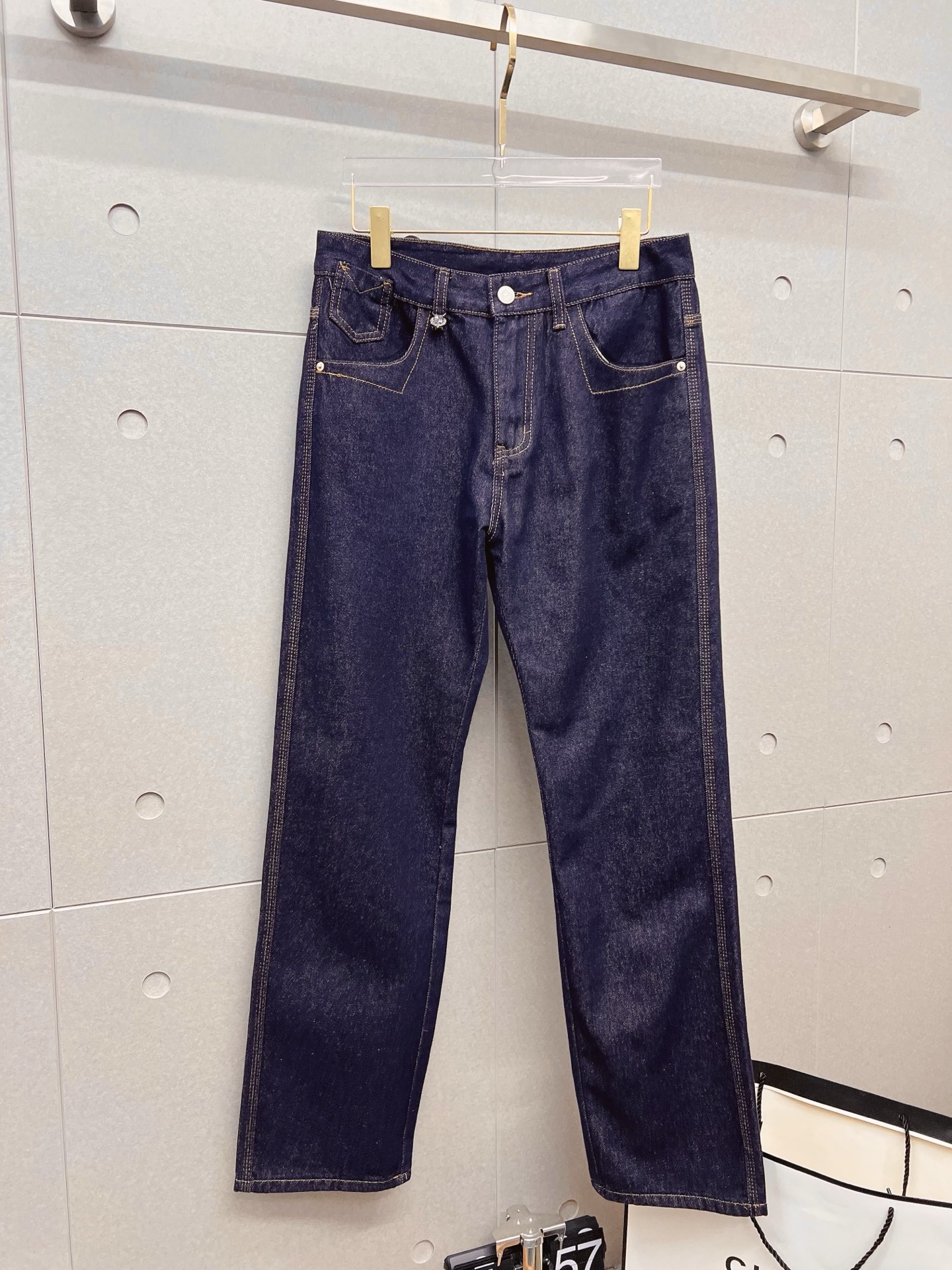 NO:954918,LP men's denim large hem jeans, official album and poster style!  High-end imported denim raw color fabrics are supplied to customers, and the pure 13oz denim fabrics from Okayama, Japan are specially selected. Heavy environmentally friendly plant enzyme washing process is used. The texture has a light retro color, which is quite beautiful, and is very suitable for the autumn and winter colors. The fabric is soft and delicate after washing, but has strong bones and a slight elasticity, providing an excellent comfortable experience. There is no damage from any technological elements throughout the body, retaining the purest tannin color!  The details throughout the body are perfect, exquisite and sophisticated. The latest leather label on the waist highlights the brand's characteristics. The hardware accessories, leather label and wiring all reflect the craftsmanship!  The silhouette is perfectly tailored and has excellent butt lift and slimming effect. It can be easily matched with any top in the wardrobe. It has wide compatibility and is suitable for various daily wear. The upper body is full of style. It is a must-have trousers for those who are obsessed with quality control and 1V!  Size 29-38 (not 35.37),,loro piana,jeans,19860909LP 男士丹宁大裤脚牛仔裤,官宣画册海报穿搭款！ 客供高级进口的丹宁原色面料,特选日本冈山纯正13oz 盎司牛仔布料,重磅环保植物酵素水洗工艺,肌理有着淡淡的复古色彩,相当漂亮,极符合秋冬的配色,面料经过水洗后柔软细腻,但筋骨感极强,且略带弹力,提供了绝佳的舒适体验,通身无任何工艺元素破坏,保留了最纯粹的丹宁本色！通身细节完美如斯,精湛且考究,最新的腰部皮标彰显了品牌特质,五金配件、皮标、走线无不体现出匠心工艺！版型剪裁完美,提臀修身效果绝佳,可轻松横扫衣橱任何的上装搭配,兼容性广泛,满足于日常各种穿搭,上身型款十足,于品质控及1V迷控者必入型裤装！ 尺码29—38（没35.37）,,loro piana,jeans,,Men's clothing