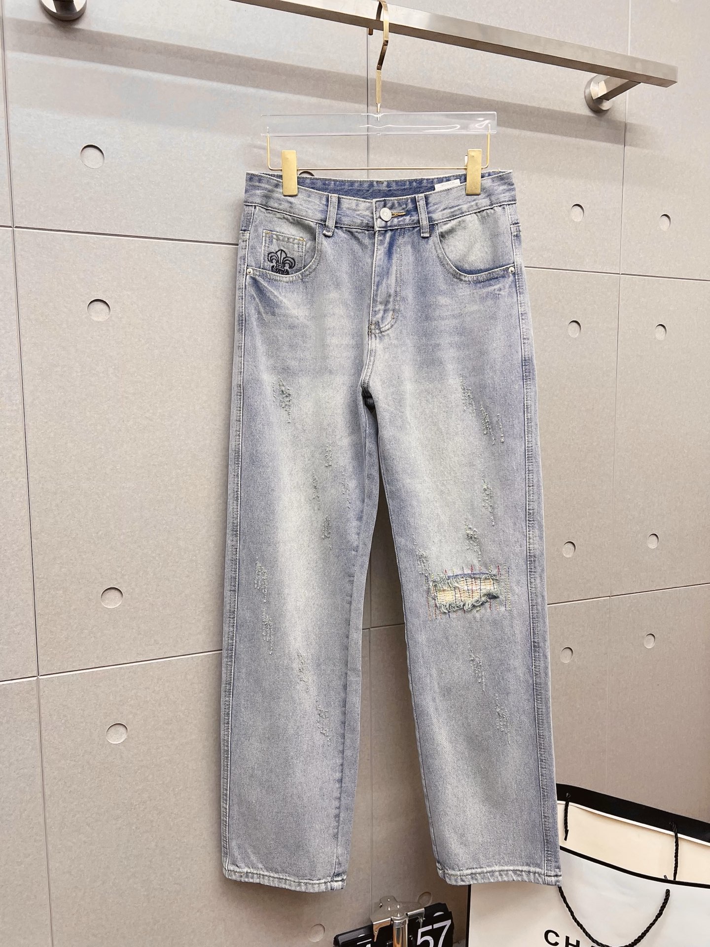 NO:954910,Croxin men's denim large hem jeans, official album and poster style!  High-end imported denim raw color fabrics are supplied to customers, and the pure 13oz denim fabrics from Okayama, Japan are specially selected. Heavy environmentally friendly plant enzyme washing process is used. The texture has a light retro color, which is quite beautiful, and is very suitable for the autumn and winter colors. The fabric is soft and delicate after washing, but has strong bones and a slight elasticity, providing an excellent comfortable experience. There is no damage from any technological elements throughout the body, retaining the purest tannin color!  The details throughout the body are perfect, exquisite and sophisticated. The latest leather label on the waist highlights the brand's characteristics. The hardware accessories, leather label and wiring all reflect the craftsmanship!  The silhouette is perfectly tailored and has excellent butt lift and slimming effect. It can be easily matched with any top in the wardrobe. It has wide compatibility and is suitable for various daily wear. The upper body is full of style. It is a must-have trousers for those who are obsessed with quality control and 1V!  Sizes 29-38 (not 35.37),,chrome hearts,jeans,19860909克罗心 男士丹宁大裤脚牛仔裤,官宣画册海报穿搭款！ 客供高级进口的丹宁原色面料,特选日本冈山纯正13oz 盎司牛仔布料,重磅环保植物酵素水洗工艺,肌理有着淡淡的复古色彩,相当漂亮,极符合秋冬的配色,面料经过水洗后柔软细腻,但筋骨感极强,且略带弹力,提供了绝佳的舒适体验,通身无任何工艺元素破坏,保留了最纯粹的丹宁本色！通身细节完美如斯,精湛且考究,最新的腰部皮标彰显了品牌特质,五金配件、皮标、走线无不体现出匠心工艺！版型剪裁完美,提臀修身效果绝佳,可轻松横扫衣橱任何的上装搭配,兼容性广泛,满足于日常各种穿搭,上身型款十足,于品质控及1V迷控者必入型裤装！ 尺码29—38（没35.37）,,chrome hearts,jeans,,Men's clothing