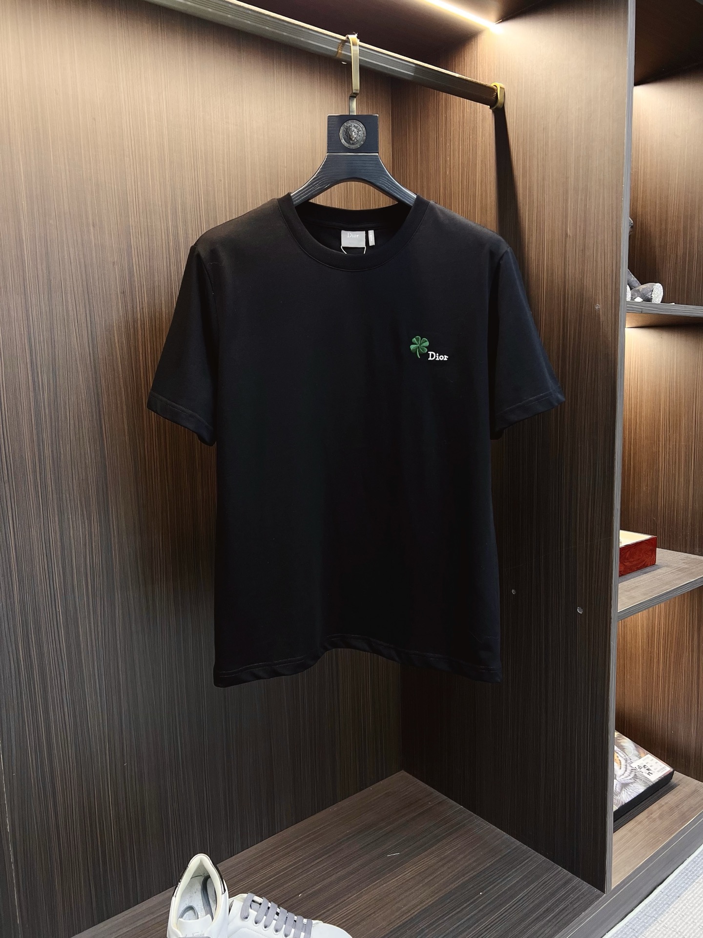 NO:859247,Dior 2026ss round neck embroidered graphic T-shirt  ●Description: This black short-sleeved T-shirt is made of high-count double-ply combed cotton blend fabric. The neckline is made of high-elastic ribbing with three-needle hemming technology. It is not easy to loosen and curl after repeated wear. The side seams of the body are made of double-needle embedded clip technology, which ensures smooth and firm routing and reduces skin friction. The green clover pattern distributed on the body is made of precision.  Embroidery technology, the stitches are fine and even, the pattern is three-dimensional and full and not easy to get off-line; the ready-made garments undergo multiple quality inspection processes such as stitching, ironing, and decontamination. The version is loose and moderate, suitable for daily leisure, dating and travel and other scenarios, with both exquisite details and practical wearability. The overall wiring is straight and delicate, the fabric is comfortable and soft, and the colors are consistent without color difference.  It can be matched with the same style to create a fashionable look, and can be used in various occasions. Customized accessories, complete with three standards, same style for men and women!  Size S-2XL,,dior,T-shirt,tees,t-shirt,19860909Dior 2026ss圆领刺绣图案T恤 ●描述这款黑色短袖T恤采用高支双股精梳棉混纺面料,领口采用高弹力罗纹搭配三本针包边工艺,反复穿着不易松弛卷边；衣身侧缝采用双针埋夹工艺,走线平整牢固,减少皮肤摩擦感.衣身分布的绿色三叶草图案采用精密刺绣工艺,针脚细密均匀,图案立体饱满且不易脱线；成衣经针、整烫、去污等多道质检工序,版型宽松有度,适配日常休闲、约会出游等多种场景,兼具精致细节与实穿性.整体走线平直细腻,面料舒适柔软,颜色一致无色差 能与同款搭配营造时尚造型,驾驭各种场合,定制辅料,三标齐全,男女同款！ 尺码S-2XL,,dior,T-shirt,tees，t-shirt,,Men's clothing