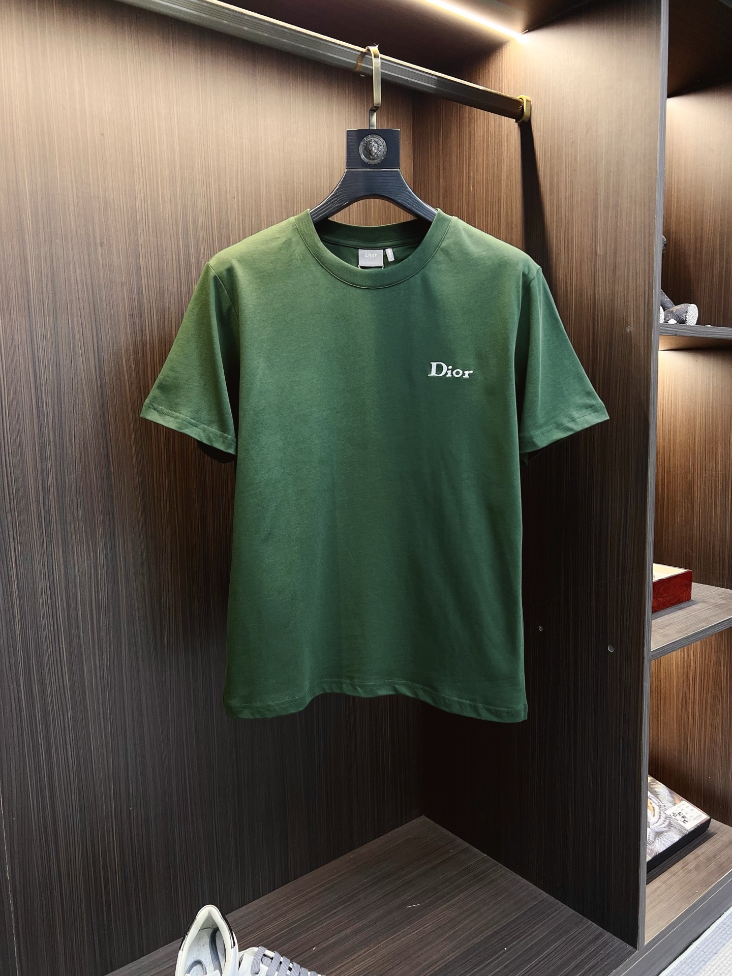 NO:859258,Dior Dior 2026 spring and summer new short-sleeved logo letter embroidery, the same T-shirt as the official website, double yarn pure cotton fabric, diversified matching, catering to the current innovative trend of fashion cutting-edge, collision of retro and modern elements, extreme violent aesthetics. Fashion matching, complete three standards, sizes S-XXL, dior, dior, T-shirt, tees, t-shirt,19860909Dior迪奥 2026春夏新款logo字母刺绣短袖 官网同款T恤 双纱纯棉面料 多元化搭配 迎合眼下时尚前沿的创新趋势 复古与现代化元素的碰撞 极端的暴力美学.时尚搭配 三标齐全 尺码S-XXL,,dior,dior,T-shirt,tees，t-shirt,,Men's clothing