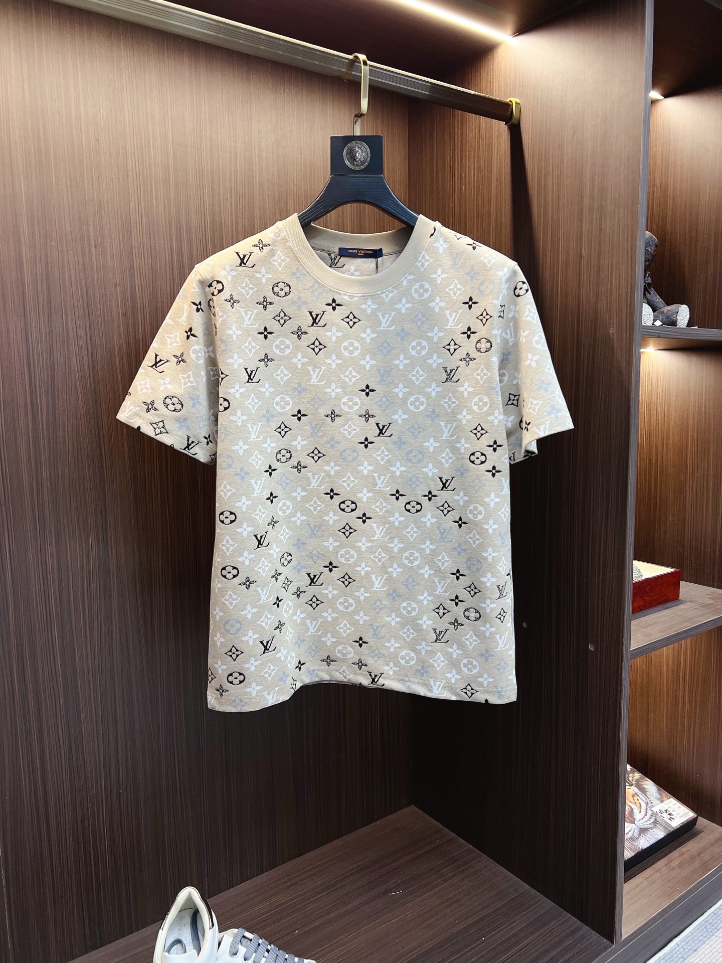 NO:859270,Louis VuitL26ss new product is available at the counter simultaneously. Multiple craftsmanship, full body jacquard contrasting color presbyopic round neck short-sleeved T-shirt, same style for men and women!  Consigned to a perfect fit. Official website synchronization, pure cotton fabrics at the counter!  It is close to the skin and comfortable, durable and easy to wear. It has a classic and simple logo design and meticulous original craftsmanship. Short-sleeves, a must-have item for men, are not the same as the general public, but must be unique and eye-catching. This LV short-sleeve is online in terms of appearance and quality, comfort, consistent version, fashionability, including fabrics and cutting techniques. All efforts have been made!  It is very refreshing and comfortable for daily wear. The rib knitting on the neckline is smooth and tight, and the neckline will not be skewed even if you toss it casually. It has a loose fit and you will find that it really looks good on the upper body. The overall design is minimalist and neat, and it is super versatile for everyday wear!  Pair it casually with a pair of pants for a youthful look. A T-shirt will make your outfit crazy. It is a fashionable item that can never go wrong!  Size S-2XL,,louis vuitton,louis vuitton,T-shirt,tees,t-shirt,19860909Louis VuitL26ss新品专柜同步专柜上架 多重重工艺 满身提花撞色老花圆领短袖T恤,男女同款！寄予一身打造.官网同步,专柜纯棉面料！贴肤舒适,耐看又好穿,经典简约logo设计,原厂工艺一丝不苟,型男必备单品短袖不在千篇一律的大众脸,而是一定要独特吸引人的眼球,这一款LV短袖品相品质都在线,舒适度,一如既往的版型,时髦度,包括面料、裁剪工艺上,都是下足了功夫！日常穿着非常清爽穿感舒适,领口的罗纹针织平整紧密,随意折腾都不会领口歪斜,宽松版型,上身你就会发现真的好好看,整体极简利落,超级日常百搭！随随便便搭配一条裤子就是青春的样子,一件t恤就能为你的穿搭疯狂,绝不会出错的时髦单品！码数S-2XL,,louis vuitton,louis vuitton,T-shirt,tees，t-shirt,,Men's clothing