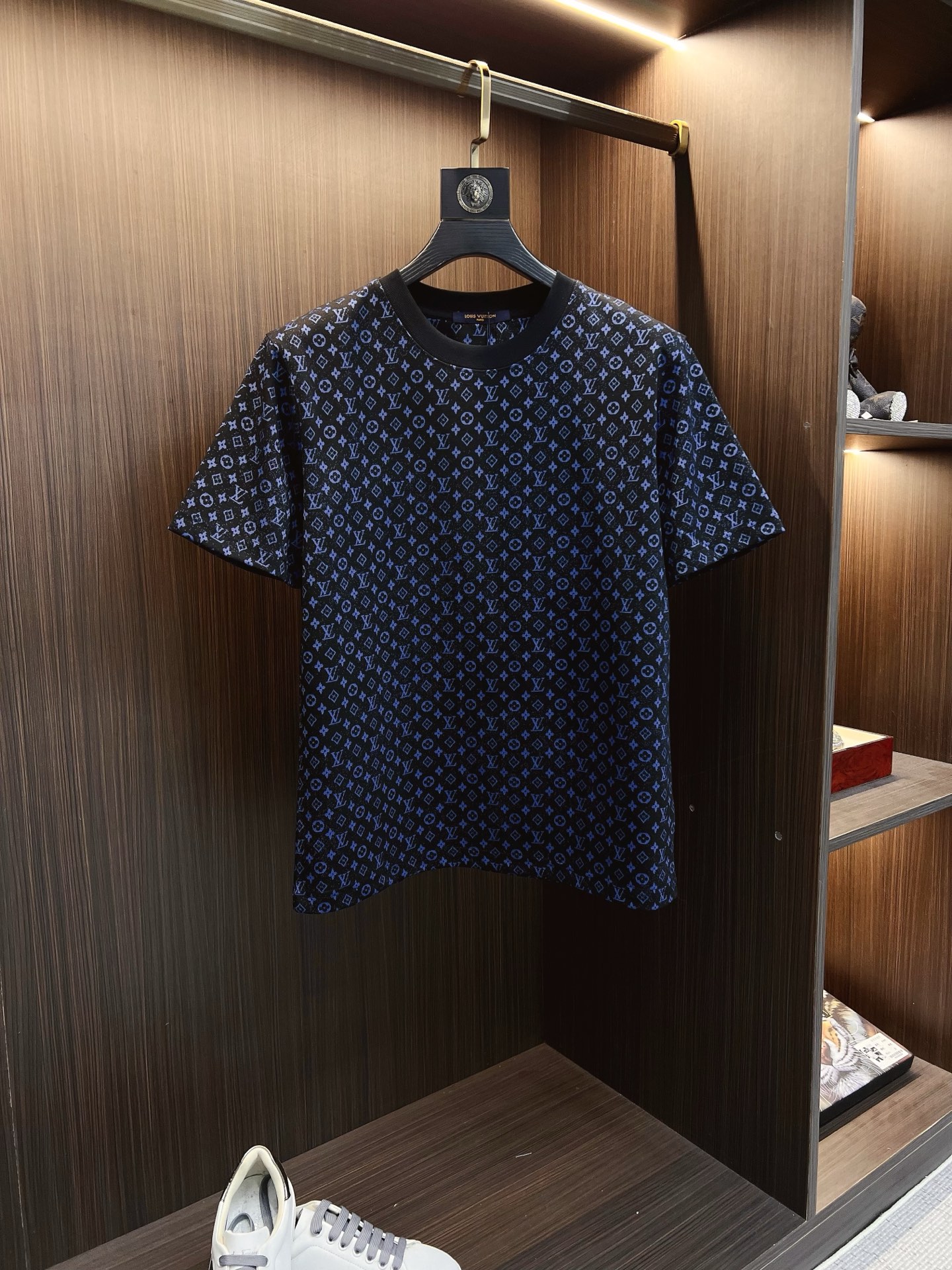 NO:859280,Louis VuitL26ss new product is available at the counter simultaneously. Multiple craftsmanship, full body jacquard contrasting color presbyopic round neck short-sleeved T-shirt, same style for men and women!  Consigned to a perfect fit. Official website synchronization, pure cotton fabrics at the counter!  It is close to the skin and comfortable, durable and easy to wear. It has a classic and simple logo design and meticulous original craftsmanship. Short-sleeves, a must-have item for men, are not the same as the general public, but must be unique and eye-catching. This LV short-sleeve is online in terms of appearance and quality, comfort, consistent version, fashionability, including fabrics and cutting techniques. All efforts have been made!  It is very refreshing and comfortable for daily wear. The rib knitting on the neckline is smooth and tight, and the neckline will not be skewed even if you toss it casually. It has a loose fit and you will find that it really looks good on the upper body. The overall design is minimalist and neat, and it is super versatile for everyday wear!  Pair it casually with a pair of pants for a youthful look. A T-shirt will make your outfit crazy. It is a fashionable item that can never go wrong!  Size S-2XL,,louis vuitton,louis vuitton,T-shirt,tees,t-shirt,19860909Louis VuitL26ss新品专柜同步专柜上架 多重重工艺 满身提花撞色老花圆领短袖T恤,男女同款！寄予一身打造.官网同步,专柜纯棉面料！贴肤舒适,耐看又好穿,经典简约logo设计,原厂工艺一丝不苟,型男必备单品短袖不在千篇一律的大众脸,而是一定要独特吸引人的眼球,这一款LV短袖品相品质都在线,舒适度,一如既往的版型,时髦度,包括面料、裁剪工艺上,都是下足了功夫！日常穿着非常清爽穿感舒适,领口的罗纹针织平整紧密,随意折腾都不会领口歪斜,宽松版型,上身你就会发现真的好好看,整体极简利落,超级日常百搭！随随便便搭配一条裤子就是青春的样子,一件t恤就能为你的穿搭疯狂,绝不会出错的时髦单品！码数S-2XL,,louis vuitton,louis vuitton,T-shirt,tees，t-shirt,,Men's clothing