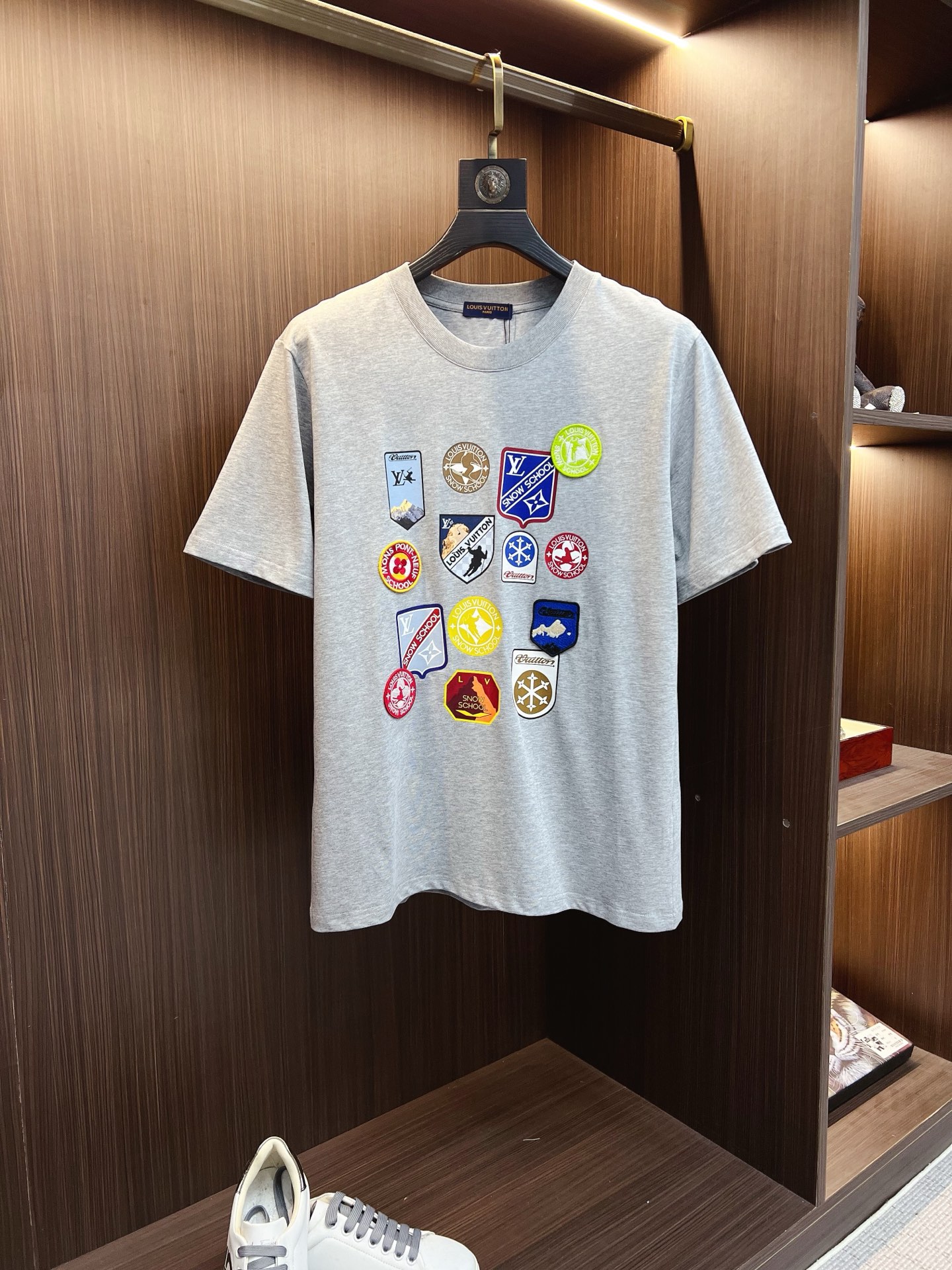 NO:859313,Lujia 26ss new products are available at the counter simultaneously. Multiple craftsmanship. Various travel stickers and micro-stamp printing on the chest. Round neck short-sleeved T-shirts, the same style for men and women!  Consigned to a perfect fit. Official website synchronization, pure cotton fabrics at the counter!  It is close to the skin and comfortable, durable and easy to wear. It has a classic and simple logo design and meticulous original craftsmanship. Short-sleeves, a must-have item for men, are not the same as the general public, but must be unique and eye-catching. This LV short-sleeve is online in terms of appearance and quality, comfort, consistent version, fashionability, including fabrics and cutting techniques. All efforts have been made!  Pure cotton is breathable, very refreshing and comfortable for daily wear. The ribbed knitting on the neckline is smooth and tight, and the neckline will not be skewed if you toss it at will. The loose version, you will find that it really looks good on the upper body. The overall design is minimalist and neat, and it is super versatile for daily wear!  Pair it casually with a pair of pants for a youthful look. A T-shirt will make your outfit crazy. It is a fashionable item that can never go wrong!  Color Black White Gray Size S-2XL,,louis vuitton,louis vuitton,louis vuitton,T-shirt,tees,t-shirt,19860909驴家26ss 新品专柜同步专柜上架 多重工艺 胸口多种旅行贴微章章仔印花 圆领短袖T恤,男女同款！寄予一身打造.官网同步,专柜纯棉面料！贴肤舒适,耐看又好穿,经典简约logo设计,原厂工艺一丝不苟,型男必备单品短袖不在千篇一律的大众脸,而是一定要独特吸引人的眼球,这一款LV短袖品相品质都在线,舒适度,一如既往的版型,时髦度,包括面料、裁剪工艺上,都是下足了功夫！纯棉透气,日常穿着非常清爽穿感舒适,领口的罗纹针织平整紧密,随意折腾都不会领口歪斜,宽松版型,上身你就会发现真的好好看,整体极简利落,超级日常百搭！随随便便搭配一条裤子就是青春的样子,一件t恤就能为你的穿搭疯狂,绝不会出错的时髦单品！ 颜色黑色白色灰色 尺码S-2XL,,louis vuitton,louis vuitton,louis vuitton,T-shirt,tees，t-shirt,,Men's clothing