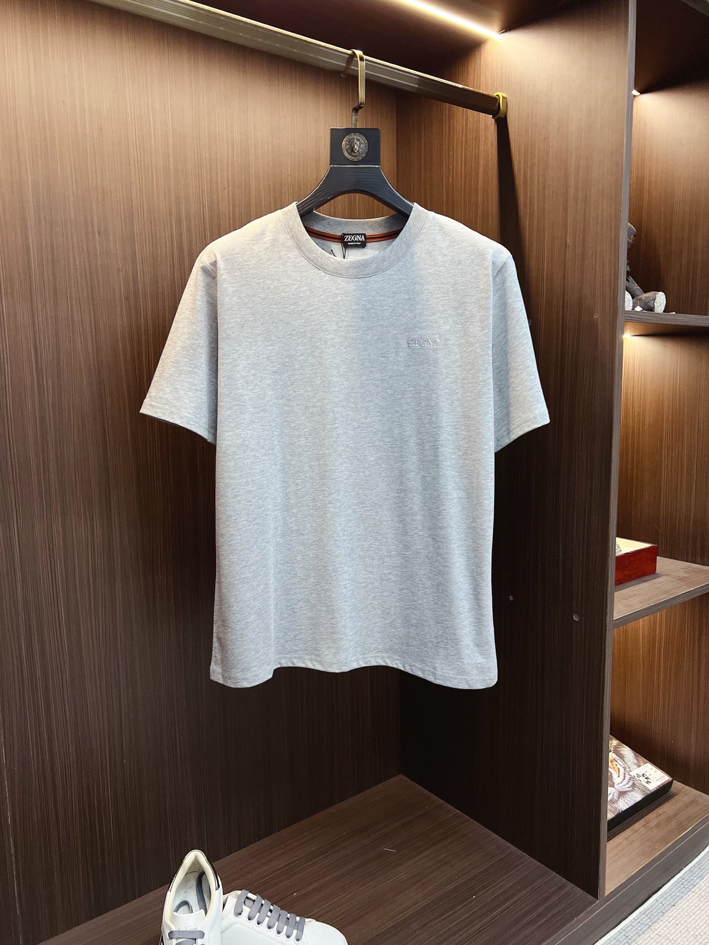 NO:859237,Zegna, the latest 2026ss summer product, is available at the counter simultaneously. The original order is very good. It is a fashionable and casual round neck short-sleeved T-shirt. It is made of imported original fabrics. It is comfortable and breathable. It has a top-notch embroidered letter pattern and logo, and the upper body is very handsome!  Three colors recommended, size S-2XL, T-shirt, tees, t-shirt,19860909Zegna,2026ss夏季最新品,专柜同步有售,原单狠货,时尚休闲圆领短袖T恤,采用进口原版面料,舒适透气,顶级刺绣工艺字母图案装饰logo,上身帅气十足！三色推荐,码数S-2XL,,T-shirt,tees，t-shirt,,Men's clothing