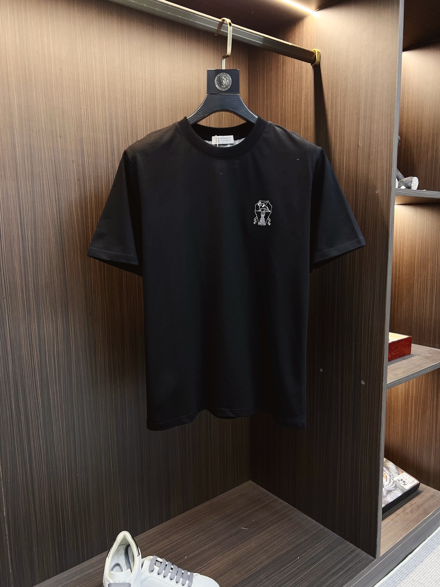 NO:859324,High-end customization 2026 early spring exclusively for new men's casual short-sleeved T-shirts. High-end customization. High-end version. Fashionable and versatile, customized. Super soft and delicate feel. Skin-friendly and comfortable to wear. High-end boutique. The upper body is finely made by the factory. It is a must-have item for men. Three standards are complete. Size S-2XL,, T-shirt, tees, t-shirt,19860909高端定制 2026早春独家专供新款原单男士休闲短袖T恤 高端定制 高端版本 时尚百搭爆款定制手感超柔软细腻 穿着亲肤舒适 高端精品 代工厂精细做上身非常赞 男士必备单品 三标齐全 码数S-2XL,,T-shirt,tees，t-shirt,,Men's clothing