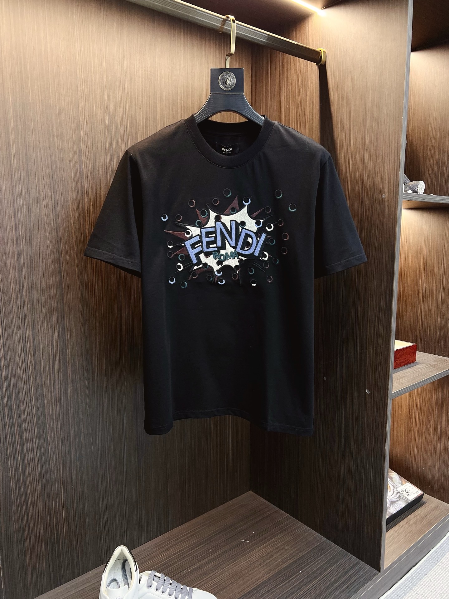 NO:859260,Fendi, 2026FW early spring standard-fit short-sleeved round-neck T-shirt. Made of pure cotton. The front is embroidered with a customized contrasting FE*DI Boompop pattern, and the detailed design is inspired by the Falena Dots pattern of the series. The back is decorated with the brand's exclusive turtle back design. Washing method is only dry cleaning or wrapped in a laundry bag. Quick machine wash in cold water on the reverse side, let dry and iron at medium temperature!  Avoid vigorously wringing and washing in a heated machine!  Size S-2XL,,fendi,T-shirt,tees,t-shirt,19860909Fendi,2026FW早春标准版型短袖圆领T恤.纯棉材质.正面绣有定制的撞色FE*DI Boompop图案,细节设计灵感源自该系列的Falena Dots图案.后背饰有品牌专属龟背设计 洗涤方式仅限干洗或洗衣袋包裹反面冷水快速机洗晾干后中温熨烫！忌大力拧干及加热机洗！ 尺码S-2XL,,fendi,T-shirt,tees，t-shirt,,Men's clothing