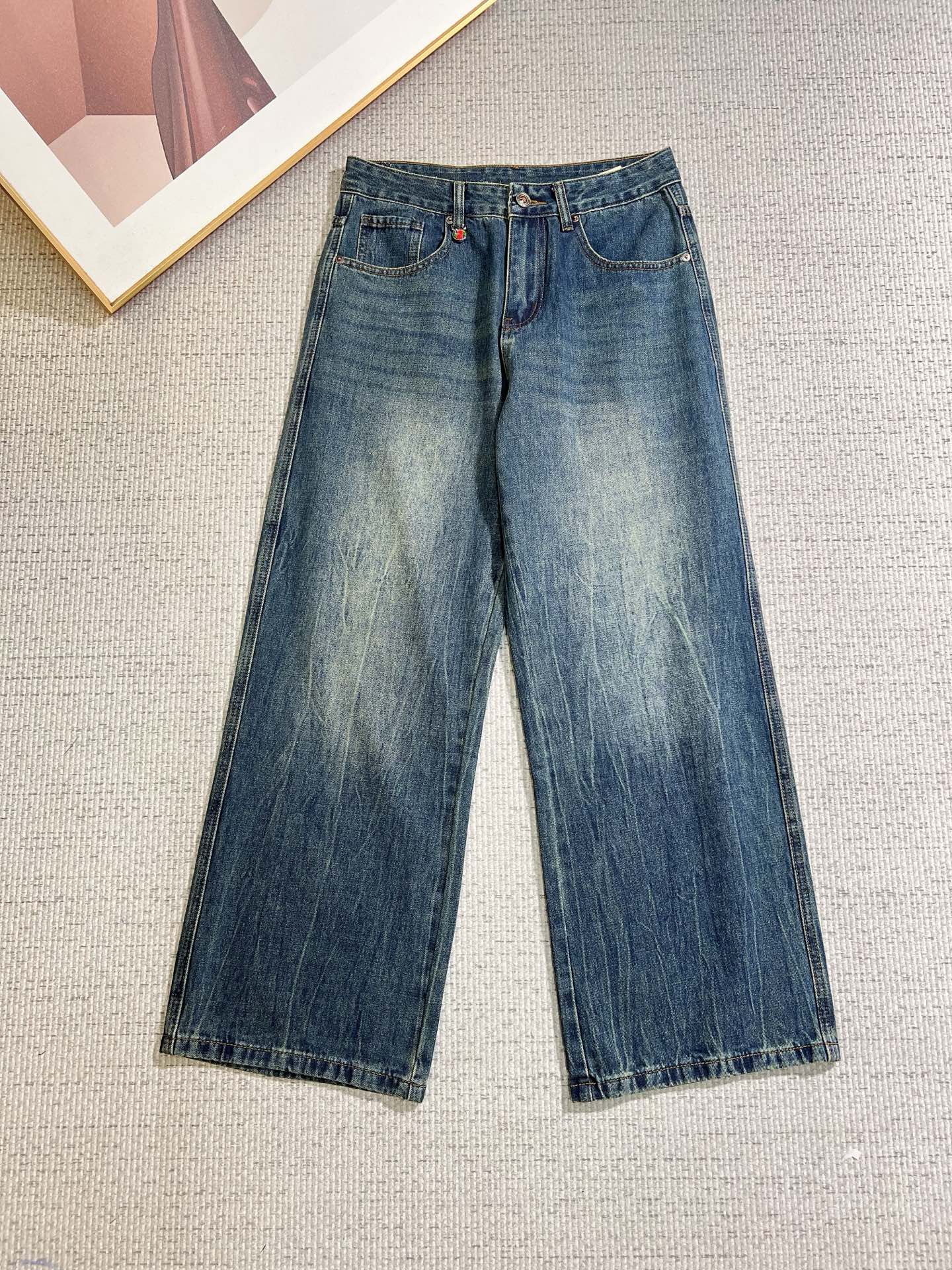 NO:774688,GUCCI men's denim jeans, official album and poster outfit style!  High-grade imported denim raw color fabrics are supplied to customers, and the pure 13oz denim fabrics from Okayama, Japan are specially selected. Heavy-duty environmentally friendly plant enzyme washing process is used. The texture has a light retro color, which is quite beautiful and is very suitable for autumn and winter color matching. The fabric is soft and delicate after washing, but has strong bones and a slight stretch, providing an excellent comfortable experience. There is no damage from any technological elements throughout the body, retaining the purest tannin color!  The details throughout the body are perfect, exquisite and sophisticated. The latest leather label on the waist highlights the brand's characteristics. The hardware accessories, leather label and wiring all reflect the craftsmanship!  The silhouette is perfectly tailored and has excellent butt lift and slimming effect. It can be easily matched with any top in the wardrobe. It has wide compatibility and is suitable for various daily wear. The upper body is full of style. It is a must-have trousers for those who are obsessed with quality control and 1V!  Size 29-38 (not 35.37),,gucci,jeans,19860909GUCCI 古奇 男士丹宁牛仔裤,官宣画册海报穿搭款！ 客供高级进口的丹宁原色面料,特选日本冈山纯正13oz 盎司牛仔布料,重磅环保植物酵素水洗工艺,肌理有着淡淡的复古色彩,相当漂亮,极符合秋冬的配色,面料经过水洗后柔软细腻,但筋骨感极强,且略带弹力,提供了绝佳的舒适体验,通身无任何工艺元素破坏,保留了最纯粹的丹宁本色！通身细节完美如斯,精湛且考究,最新的腰部皮标彰显了品牌特质,五金配件、皮标、走线无不体现出匠心工艺！版型剪裁完美,提臀修身效果绝佳,可轻松横扫衣橱任何的上装搭配,兼容性广泛,满足于日常各种穿搭,上身型款十足,于品质控及1V迷控者必入型裤装！ 尺码29—38（没35.37）,,gucci,jeans,,Men's clothing