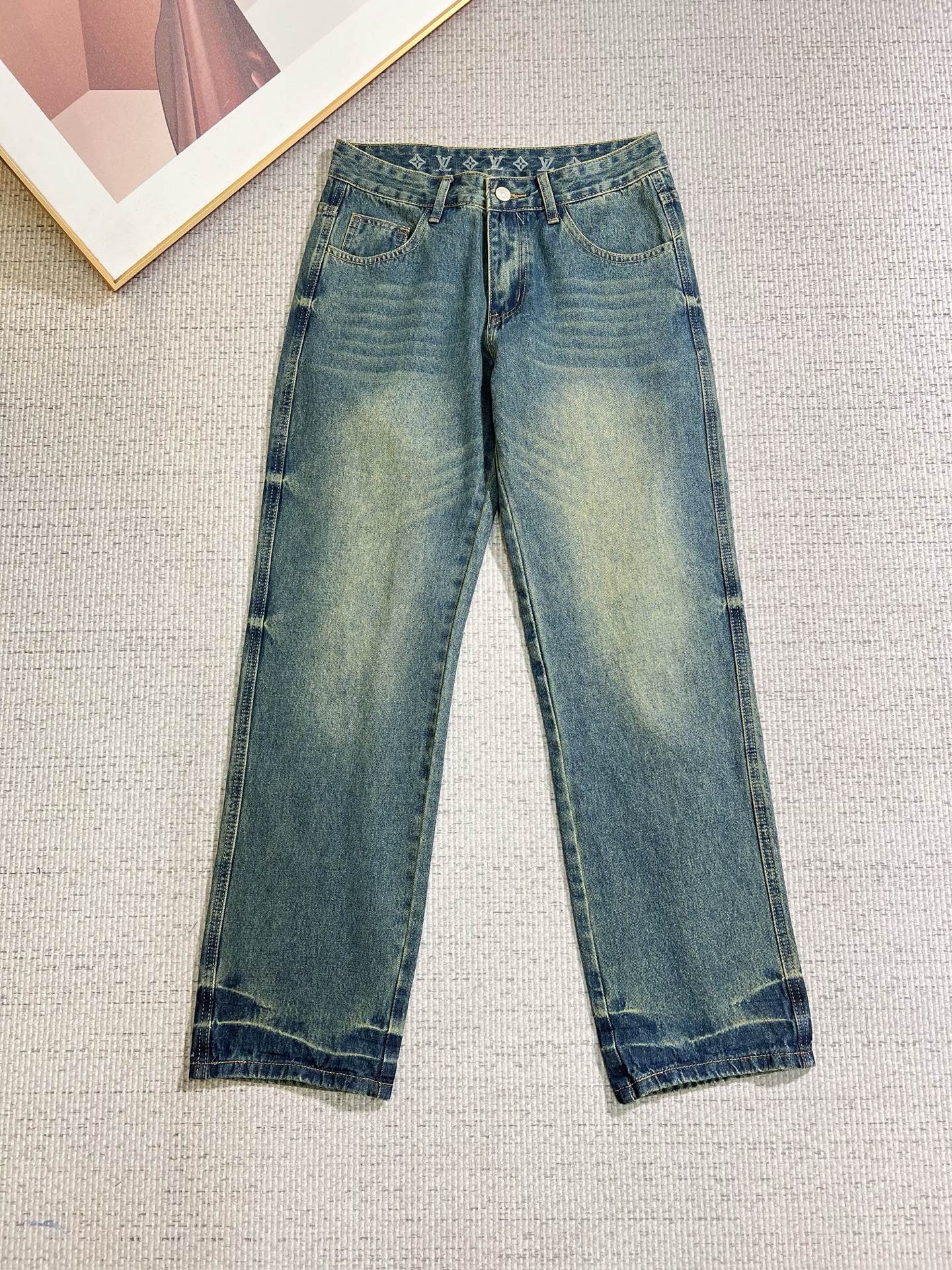 NO:774694,LV men's denim jeans, official album and poster outfit style!  High-grade imported denim raw color fabrics are supplied to customers, and the pure 13oz denim fabrics from Okayama, Japan are specially selected. Heavy-duty environmentally friendly plant enzyme washing process is used. The texture has a light retro color, which is quite beautiful and is very suitable for autumn and winter color matching. The fabric is soft and delicate after washing, but has strong bones and a slight stretch, providing an excellent comfortable experience. There is no damage from any technological elements throughout the body, retaining the purest tannin color!  The details throughout the body are perfect, exquisite and sophisticated. The latest leather label on the waist highlights the brand's characteristics. The hardware accessories, leather label and wiring all reflect the craftsmanship!  The silhouette is perfectly tailored and has excellent butt lift and slimming effect. It can be easily matched with any top in the wardrobe. It has wide compatibility and is suitable for various daily wear. The upper body is full of style. It is a must-have trousers for those who are obsessed with quality control and 1V!  Size 29-38 (not 35.37),,louis vuitton,jeans,19860909LV 男士丹宁牛仔裤,官宣画册海报穿搭款！ 客供高级进口的丹宁原色面料,特选日本冈山纯正13oz 盎司牛仔布料,重磅环保植物酵素水洗工艺,肌理有着淡淡的复古色彩,相当漂亮,极符合秋冬的配色,面料经过水洗后柔软细腻,但筋骨感极强,且略带弹力,提供了绝佳的舒适体验,通身无任何工艺元素破坏,保留了最纯粹的丹宁本色！通身细节完美如斯,精湛且考究,最新的腰部皮标彰显了品牌特质,五金配件、皮标、走线无不体现出匠心工艺！版型剪裁完美,提臀修身效果绝佳,可轻松横扫衣橱任何的上装搭配,兼容性广泛,满足于日常各种穿搭,上身型款十足,于品质控及1V迷控者必入型裤装！ 尺码29—38（没35.37）,,louis vuitton,jeans,,Men's clothing