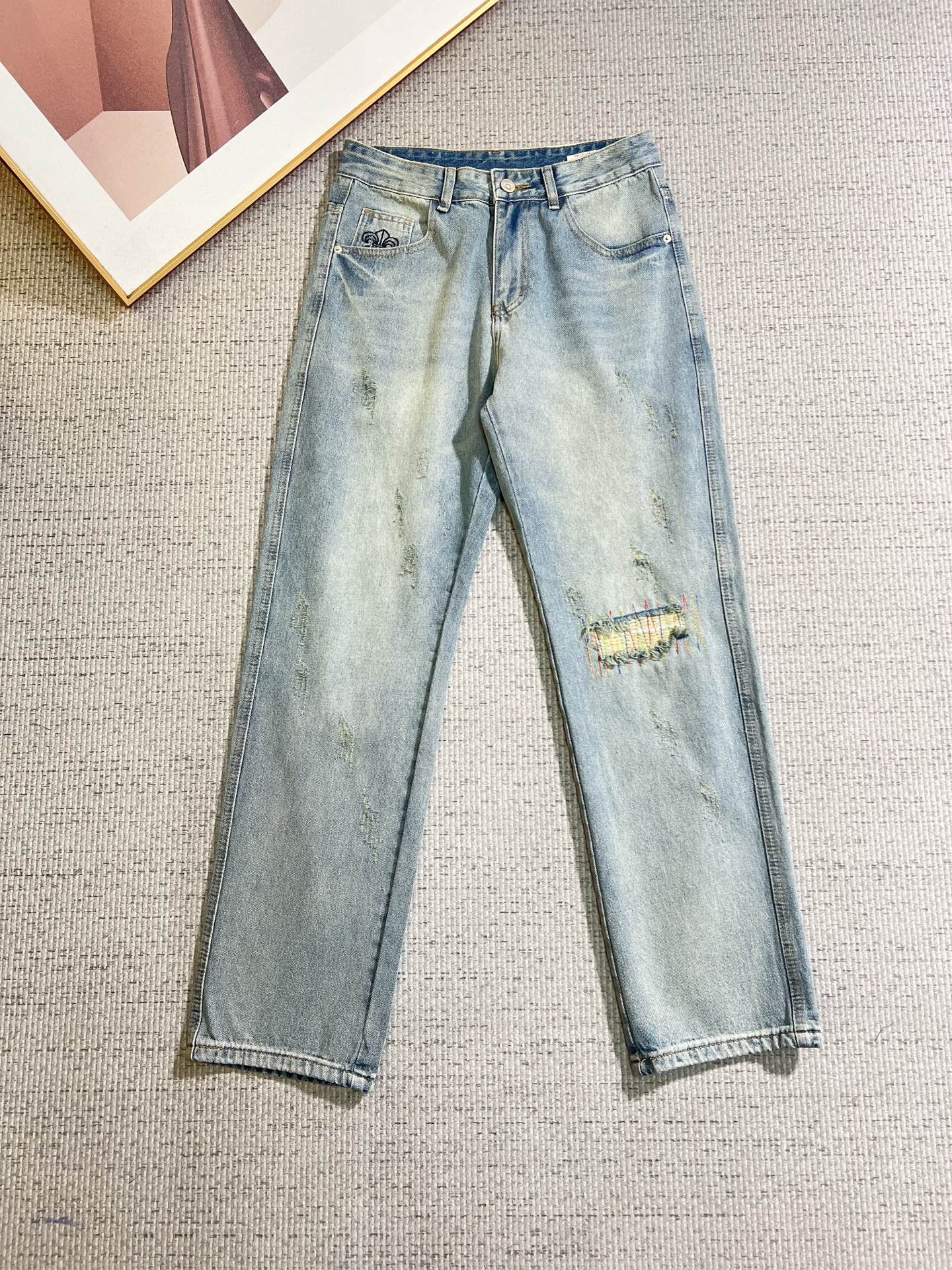 NO:774650,Croxin men's denim jeans, official album and poster wear style!  High-grade imported denim raw color fabrics are supplied to customers, and the pure 13oz denim fabrics from Okayama, Japan are specially selected. Heavy-duty environmentally friendly plant enzyme washing process is used. The texture has a light retro color, which is quite beautiful and is very suitable for autumn and winter color matching. The fabric is soft and delicate after washing, but has strong bones and a slight stretch, providing an excellent comfortable experience. There is no damage from any technological elements throughout the body, retaining the purest tannin color!  The details throughout the body are perfect, exquisite and sophisticated. The latest leather label on the waist highlights the brand's characteristics. The hardware accessories, leather label and wiring all reflect the craftsmanship!  The silhouette is perfectly tailored and has excellent butt lift and slimming effect. It can be easily matched with any top in the wardrobe. It has wide compatibility and is suitable for various daily wear. The upper body is full of style. It is a must-have trousers for those who are obsessed with quality control and 1V!  Sizes 29-38 (not 35.37),,chrome hearts,jeans,19860909克罗心 男士丹宁牛仔裤,官宣画册海报穿搭款！ 客供高级进口的丹宁原色面料,特选日本冈山纯正13oz 盎司牛仔布料,重磅环保植物酵素水洗工艺,肌理有着淡淡的复古色彩,相当漂亮,极符合秋冬的配色,面料经过水洗后柔软细腻,但筋骨感极强,且略带弹力,提供了绝佳的舒适体验,通身无任何工艺元素破坏,保留了最纯粹的丹宁本色！通身细节完美如斯,精湛且考究,最新的腰部皮标彰显了品牌特质,五金配件、皮标、走线无不体现出匠心工艺！版型剪裁完美,提臀修身效果绝佳,可轻松横扫衣橱任何的上装搭配,兼容性广泛,满足于日常各种穿搭,上身型款十足,于品质控及1V迷控者必入型裤装！ 尺码29—38（没35.37）,,chrome hearts,jeans,,Men's clothing