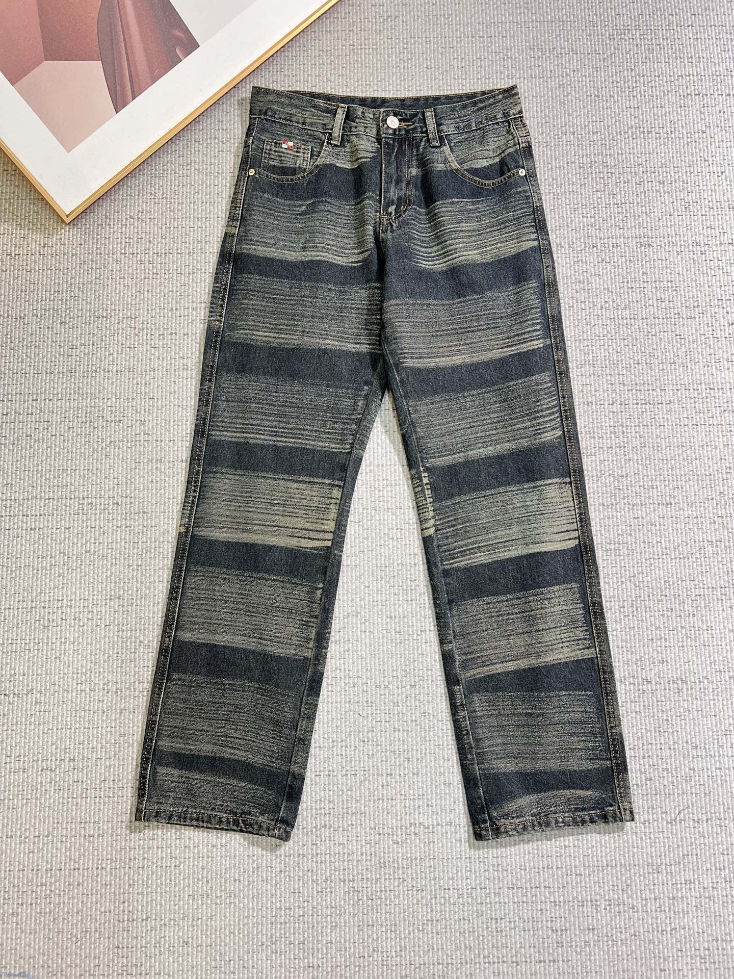 NO:774655,Burberry men's denim jeans, official album and poster outfit style!  High-grade imported denim raw color fabrics are supplied to customers, and the pure 13oz denim fabrics from Okayama, Japan are specially selected. Heavy-duty environmentally friendly plant enzyme washing process is used. The texture has a light retro color, which is quite beautiful and is very suitable for autumn and winter color matching. The fabric is soft and delicate after washing, but has strong bones and a slight stretch, providing an excellent comfortable experience. There is no damage from any technological elements throughout the body, retaining the purest tannin color!  The details throughout the body are perfect, exquisite and sophisticated. The latest leather label on the waist highlights the brand's characteristics. The hardware accessories, leather label and wiring all reflect the craftsmanship!  The silhouette is perfectly tailored and has excellent butt lift and slimming effect. It can be easily matched with any top in the wardrobe. It has wide compatibility and is suitable for various daily wear. The upper body is full of style. It is a must-have trousers for those who are obsessed with quality control and 1V!  Size 29-38 (not 35.37),,burberry,burberry,jeans,19860909Burberry 巴宝莉 男士丹宁牛仔裤,官宣画册海报穿搭款！ 客供高级进口的丹宁原色面料,特选日本冈山纯正13oz 盎司牛仔布料,重磅环保植物酵素水洗工艺,肌理有着淡淡的复古色彩,相当漂亮,极符合秋冬的配色,面料经过水洗后柔软细腻,但筋骨感极强,且略带弹力,提供了绝佳的舒适体验,通身无任何工艺元素破坏,保留了最纯粹的丹宁本色！通身细节完美如斯,精湛且考究,最新的腰部皮标彰显了品牌特质,五金配件、皮标、走线无不体现出匠心工艺！版型剪裁完美,提臀修身效果绝佳,可轻松横扫衣橱任何的上装搭配,兼容性广泛,满足于日常各种穿搭,上身型款十足,于品质控及1V迷控者必入型裤装！ 尺码29—38（没35.37）,,burberry,burberry,jeans,,Men's clothing