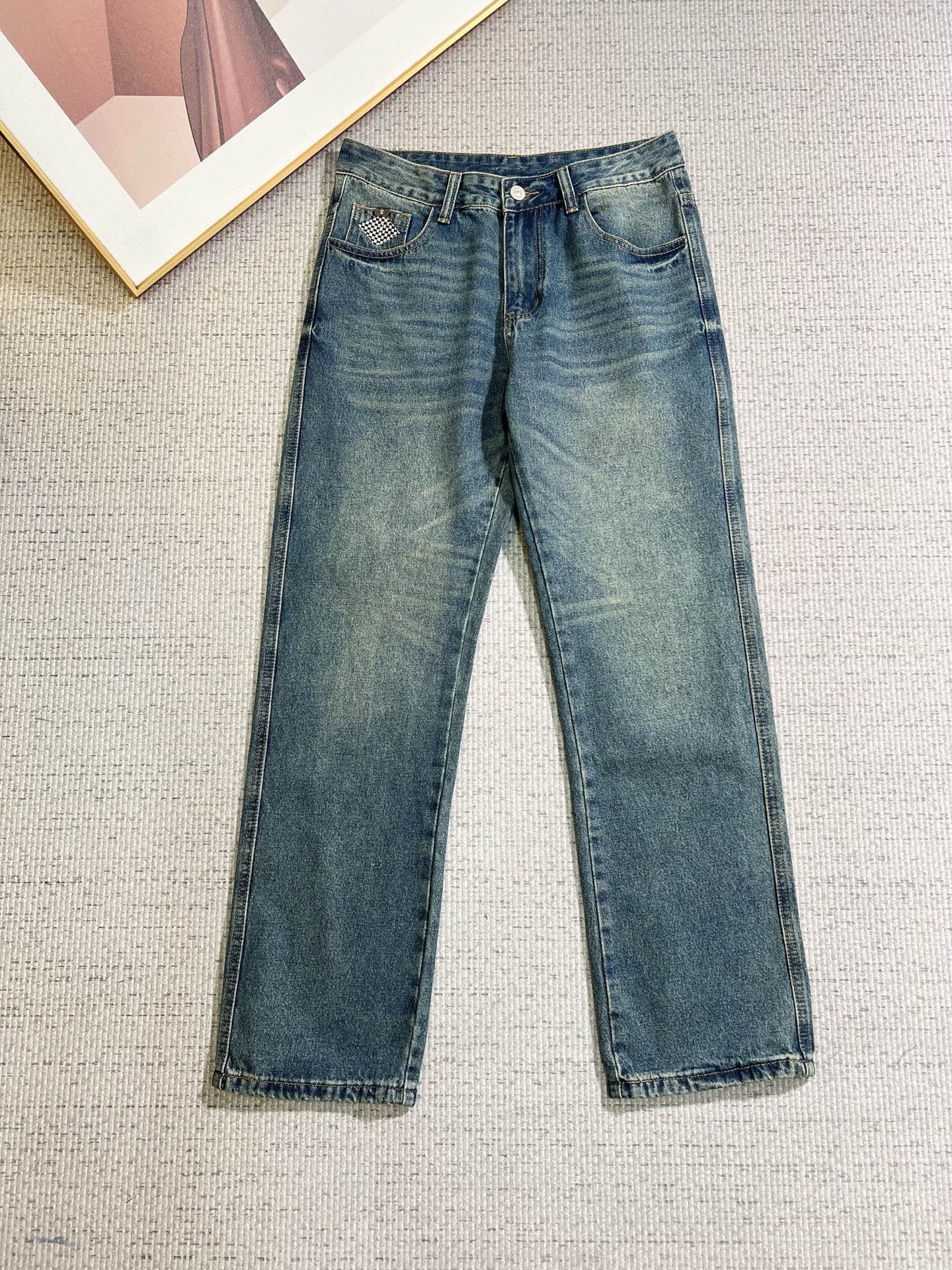 NO:774660,LV men's denim jeans, official album and poster outfit style!  High-grade imported denim raw color fabrics are supplied to customers, and the pure 13oz denim fabrics from Okayama, Japan are specially selected. Heavy-duty environmentally friendly plant enzyme washing process is used. The texture has a light retro color, which is quite beautiful and is very suitable for autumn and winter color matching. The fabric is soft and delicate after washing, but has strong bones and a slight stretch, providing an excellent comfortable experience. There is no damage from any technological elements throughout the body, retaining the purest tannin color!  The details throughout the body are perfect, exquisite and sophisticated. The latest leather label on the waist highlights the brand's characteristics. The hardware accessories, leather label and wiring all reflect the craftsmanship!  The silhouette is perfectly tailored and has excellent butt lift and slimming effect. It can be easily matched with any top in the wardrobe. It has wide compatibility and is suitable for various daily wear. The upper body is full of style. It is a must-have trousers for those who are obsessed with quality control and 1V!  Size 29-38 (not 35.37),,louis vuitton,jeans,19860909LV 男士丹宁牛仔裤,官宣画册海报穿搭款！ 客供高级进口的丹宁原色面料,特选日本冈山纯正13oz 盎司牛仔布料,重磅环保植物酵素水洗工艺,肌理有着淡淡的复古色彩,相当漂亮,极符合秋冬的配色,面料经过水洗后柔软细腻,但筋骨感极强,且略带弹力,提供了绝佳的舒适体验,通身无任何工艺元素破坏,保留了最纯粹的丹宁本色！通身细节完美如斯,精湛且考究,最新的腰部皮标彰显了品牌特质,五金配件、皮标、走线无不体现出匠心工艺！版型剪裁完美,提臀修身效果绝佳,可轻松横扫衣橱任何的上装搭配,兼容性广泛,满足于日常各种穿搭,上身型款十足,于品质控及1V迷控者必入型裤装！ 尺码29—38（没35.37）,,louis vuitton,jeans,,Men's clothing