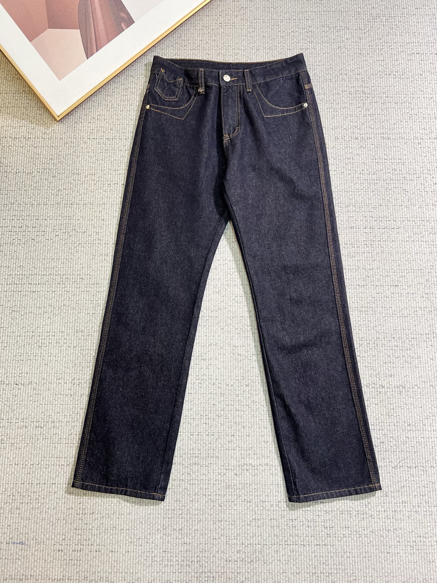 NO:774682,LP men's denim jeans, official album and poster outfit!  High-grade imported denim raw color fabrics are supplied to customers, and the pure 13oz denim fabrics from Okayama, Japan are specially selected. Heavy-duty environmentally friendly plant enzyme washing process is used. The texture has a light retro color, which is quite beautiful and is very suitable for autumn and winter color matching. The fabric is soft and delicate after washing, but has strong bones and a slight stretch, providing an excellent comfortable experience. There is no damage from any technological elements throughout the body, retaining the purest tannin color!  The details throughout the body are perfect, exquisite and sophisticated. The latest leather label on the waist highlights the brand's characteristics. The hardware accessories, leather label and wiring all reflect the craftsmanship!  The silhouette is perfectly tailored and has excellent butt lift and slimming effect. It can be easily matched with any top in the wardrobe. It has wide compatibility and is suitable for various daily wear. The upper body is full of style. It is a must-have trousers for those who are obsessed with quality control and 1V!  Size 29-38 (not 35.37),,loro piana,jeans,19860909LP 男士丹宁牛仔裤,官宣画册海报穿搭款！ 客供高级进口的丹宁原色面料,特选日本冈山纯正13oz 盎司牛仔布料,重磅环保植物酵素水洗工艺,肌理有着淡淡的复古色彩,相当漂亮,极符合秋冬的配色,面料经过水洗后柔软细腻,但筋骨感极强,且略带弹力,提供了绝佳的舒适体验,通身无任何工艺元素破坏,保留了最纯粹的丹宁本色！通身细节完美如斯,精湛且考究,最新的腰部皮标彰显了品牌特质,五金配件、皮标、走线无不体现出匠心工艺！版型剪裁完美,提臀修身效果绝佳,可轻松横扫衣橱任何的上装搭配,兼容性广泛,满足于日常各种穿搭,上身型款十足,于品质控及1V迷控者必入型裤装！ 尺码29—38（没35.37）,,loro piana,jeans,,Men's clothing