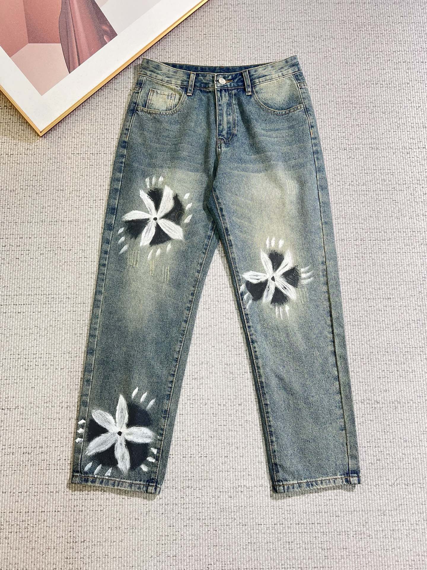 NO:774665,GUCCI men's denim jeans, official album and poster outfit style!  High-grade imported denim raw color fabrics are supplied to customers, and the pure 13oz denim fabrics from Okayama, Japan are specially selected. Heavy-duty environmentally friendly plant enzyme washing process is used. The texture has a light retro color, which is quite beautiful and is very suitable for autumn and winter color matching. The fabric is soft and delicate after washing, but has strong bones and a slight stretch, providing an excellent comfortable experience. There is no damage from any technological elements throughout the body, retaining the purest tannin color!  The details throughout the body are perfect, exquisite and sophisticated. The latest leather label on the waist highlights the brand's characteristics. The hardware accessories, leather label and wiring all reflect the craftsmanship!  The silhouette is perfectly tailored and has excellent butt lift and slimming effect. It can be easily matched with any top in the wardrobe. It has wide compatibility and is suitable for various daily wear. The upper body is full of style. It is a must-have trousers for those who are obsessed with quality control and 1V!  Size 29-38 (not 35.37),,gucci,jeans,19860909GUCCI 古奇 男士丹宁牛仔裤,官宣画册海报穿搭款！ 客供高级进口的丹宁原色面料,特选日本冈山纯正13oz 盎司牛仔布料,重磅环保植物酵素水洗工艺,肌理有着淡淡的复古色彩,相当漂亮,极符合秋冬的配色,面料经过水洗后柔软细腻,但筋骨感极强,且略带弹力,提供了绝佳的舒适体验,通身无任何工艺元素破坏,保留了最纯粹的丹宁本色！通身细节完美如斯,精湛且考究,最新的腰部皮标彰显了品牌特质,五金配件、皮标、走线无不体现出匠心工艺！版型剪裁完美,提臀修身效果绝佳,可轻松横扫衣橱任何的上装搭配,兼容性广泛,满足于日常各种穿搭,上身型款十足,于品质控及1V迷控者必入型裤装！ 尺码29—38（没35.37）,,gucci,jeans,,Men's clothing