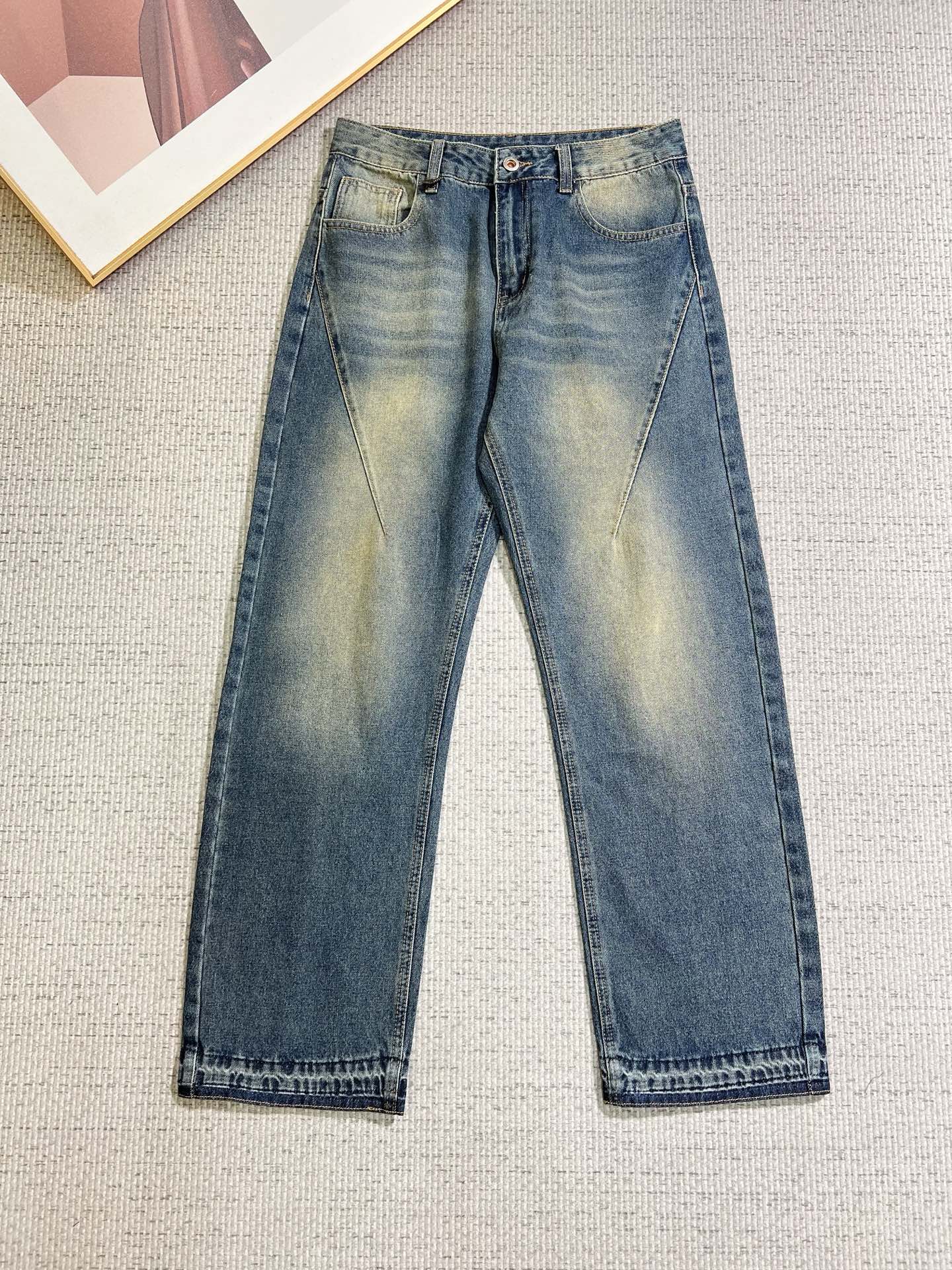 NO:774670,Armani Armani men's denim jeans, official album and poster wear style!  High-grade imported denim raw color fabrics are supplied to customers, and the pure 13oz denim fabrics from Okayama, Japan are specially selected. Heavy-duty environmentally friendly plant enzyme washing process is used. The texture has a light retro color, which is quite beautiful and is very suitable for autumn and winter color matching. The fabric is soft and delicate after washing, but has strong bones and a slight stretch, providing an excellent comfortable experience. There is no damage from any technological elements throughout the body, retaining the purest tannin color!  The details throughout the body are perfect, exquisite and sophisticated. The latest leather label on the waist highlights the brand's characteristics. The hardware accessories, leather label and wiring all reflect the craftsmanship!  The silhouette is perfectly tailored and has excellent butt lift and slimming effect. It can be easily matched with any top in the wardrobe. It has wide compatibility and is suitable for various daily wear. The upper body is full of style. It is a must-have trousers for those who are obsessed with quality control and 1V!  Size 29-38 (not 35.37),,armani,armani,jeans,19860909Armani 阿玛尼 男士丹宁牛仔裤,官宣画册海报穿搭款！ 客供高级进口的丹宁原色面料,特选日本冈山纯正13oz 盎司牛仔布料,重磅环保植物酵素水洗工艺,肌理有着淡淡的复古色彩,相当漂亮,极符合秋冬的配色,面料经过水洗后柔软细腻,但筋骨感极强,且略带弹力,提供了绝佳的舒适体验,通身无任何工艺元素破坏,保留了最纯粹的丹宁本色！通身细节完美如斯,精湛且考究,最新的腰部皮标彰显了品牌特质,五金配件、皮标、走线无不体现出匠心工艺！版型剪裁完美,提臀修身效果绝佳,可轻松横扫衣橱任何的上装搭配,兼容性广泛,满足于日常各种穿搭,上身型款十足,于品质控及1V迷控者必入型裤装！ 尺码29—38（没35.37）,,armani,armani,jeans,,Men's clothing