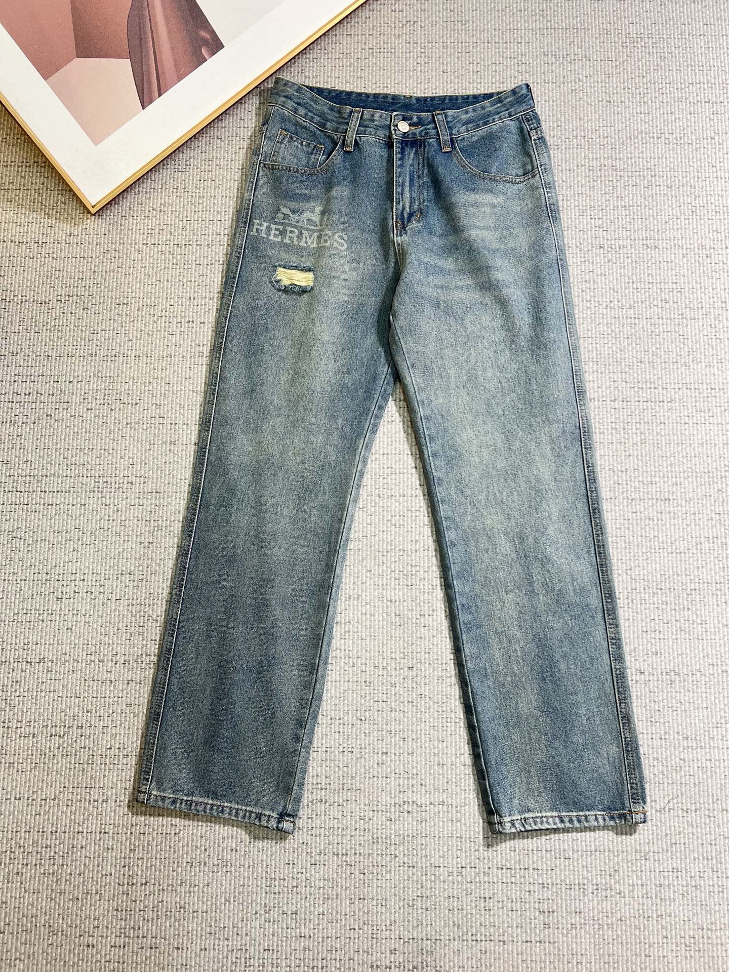 NO:774674,Hermès men's denim jeans, official album and poster outfit style!  High-grade imported denim raw color fabrics are supplied to customers, and the pure 13oz denim fabrics from Okayama, Japan are specially selected. Heavy-duty environmentally friendly plant enzyme washing process is used. The texture has a light retro color, which is quite beautiful and is very suitable for autumn and winter color matching. The fabric is soft and delicate after washing, but has strong bones and a slight stretch, providing an excellent comfortable experience. There is no damage from any technological elements throughout the body, retaining the purest tannin color!  The details throughout the body are perfect, exquisite and sophisticated. The latest leather label on the waist highlights the brand's characteristics. The hardware accessories, leather label and wiring all reflect the craftsmanship!  The silhouette is perfectly tailored and has excellent butt lift and slimming effect. It can be easily matched with any top in the wardrobe. It has wide compatibility and is suitable for various daily wear. The upper body is full of style. It is a must-have trousers for those who are obsessed with quality control and 1V!  Size 29-38 (not 35.37),,hermes,jeans,19860909爱马仕 男士丹宁牛仔裤,官宣画册海报穿搭款！ 客供高级进口的丹宁原色面料,特选日本冈山纯正13oz 盎司牛仔布料,重磅环保植物酵素水洗工艺,肌理有着淡淡的复古色彩,相当漂亮,极符合秋冬的配色,面料经过水洗后柔软细腻,但筋骨感极强,且略带弹力,提供了绝佳的舒适体验,通身无任何工艺元素破坏,保留了最纯粹的丹宁本色！通身细节完美如斯,精湛且考究,最新的腰部皮标彰显了品牌特质,五金配件、皮标、走线无不体现出匠心工艺！版型剪裁完美,提臀修身效果绝佳,可轻松横扫衣橱任何的上装搭配,兼容性广泛,满足于日常各种穿搭,上身型款十足,于品质控及1V迷控者必入型裤装！ 尺码29—38（没35.37）,,hermes,jeans,,Men's clothing