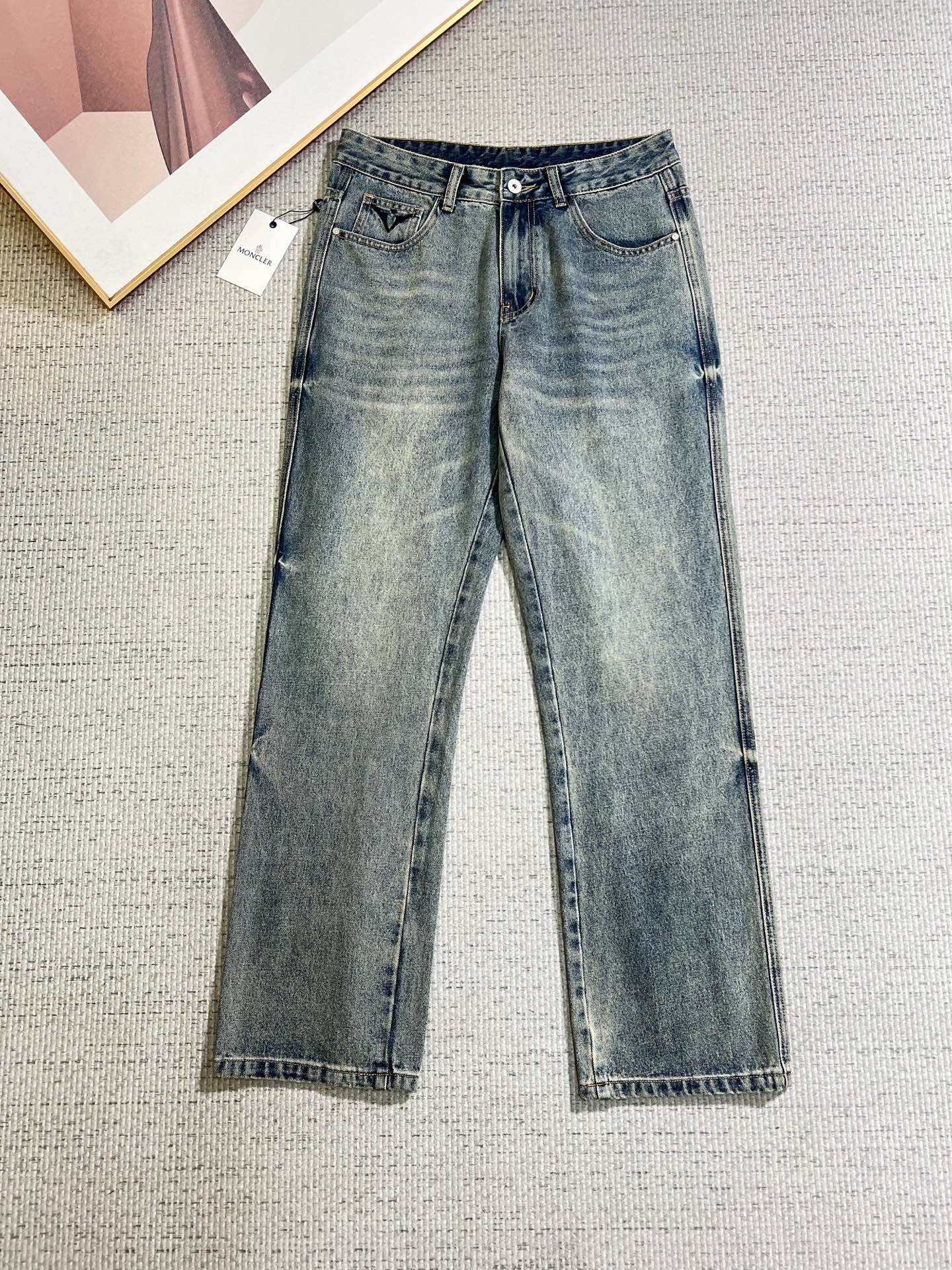 NO:774677,Men's denim jeans, official album and poster outfit!  High-grade imported denim raw color fabrics are supplied to customers, and the pure 13oz denim fabrics from Okayama, Japan are specially selected. Heavy-duty environmentally friendly plant enzyme washing process is used. The texture has a light retro color, which is quite beautiful and is very suitable for autumn and winter color matching. The fabric is soft and delicate after washing, but has strong bones and a slight stretch, providing an excellent comfortable experience. There is no damage from any technological elements throughout the body, retaining the purest tannin color!  The details throughout the body are perfect, exquisite and sophisticated. The latest leather label on the waist highlights the brand's characteristics. The hardware accessories, leather label and wiring all reflect the craftsmanship!  The silhouette is perfectly tailored and has excellent butt lift and slimming effect. It can be easily matched with any top in the wardrobe. It has wide compatibility and is suitable for various daily wear. The upper body is full of style. It is a must-have trousers for those who are obsessed with quality control and 1V!  Size 29-38 (not 35.37),,Moncler,jeans,19860909蒙口 男士丹宁牛仔裤,官宣画册海报穿搭款！ 客供高级进口的丹宁原色面料,特选日本冈山纯正13oz 盎司牛仔布料,重磅环保植物酵素水洗工艺,肌理有着淡淡的复古色彩,相当漂亮,极符合秋冬的配色,面料经过水洗后柔软细腻,但筋骨感极强,且略带弹力,提供了绝佳的舒适体验,通身无任何工艺元素破坏,保留了最纯粹的丹宁本色！通身细节完美如斯,精湛且考究,最新的腰部皮标彰显了品牌特质,五金配件、皮标、走线无不体现出匠心工艺！版型剪裁完美,提臀修身效果绝佳,可轻松横扫衣橱任何的上装搭配,兼容性广泛,满足于日常各种穿搭,上身型款十足,于品质控及1V迷控者必入型裤装！ 尺码29—38（没35.37）,,Moncler,jeans,,Men's clothing