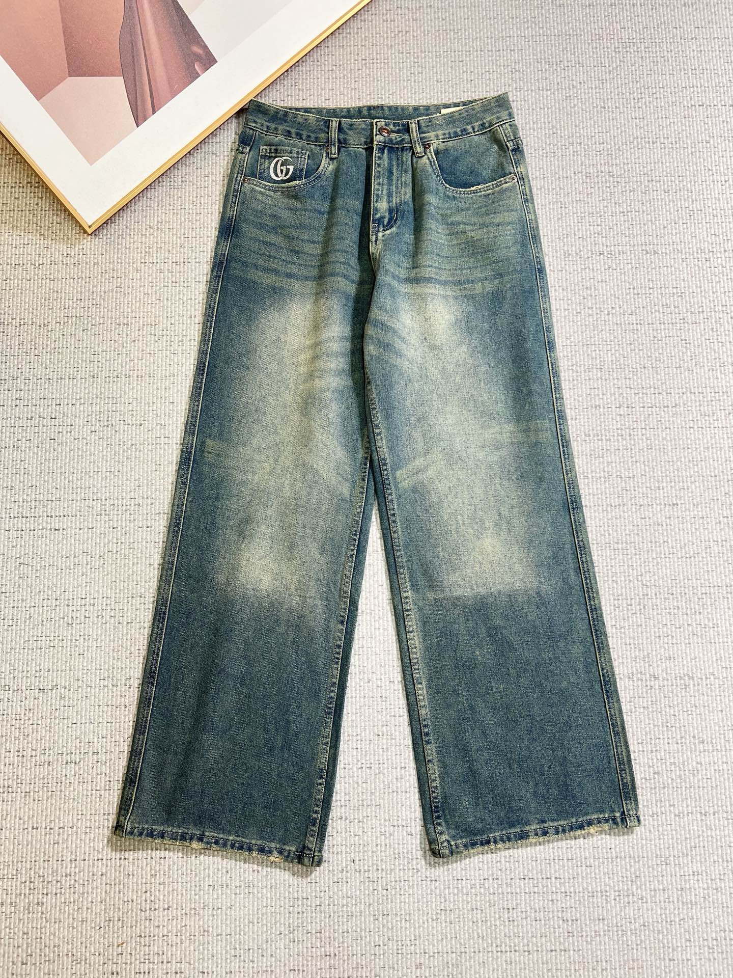 NO:774683,GUCCI men's denim jeans, official album and poster outfit style!  High-grade imported denim raw color fabrics are supplied to customers, and the pure 13oz denim fabrics from Okayama, Japan are specially selected. Heavy-duty environmentally friendly plant enzyme washing process is used. The texture has a light retro color, which is quite beautiful and is very suitable for autumn and winter color matching. The fabric is soft and delicate after washing, but has strong bones and a slight stretch, providing an excellent comfortable experience. There is no damage from any technological elements throughout the body, retaining the purest tannin color!  The details throughout the body are perfect, exquisite and sophisticated. The latest leather label on the waist highlights the brand's characteristics. The hardware accessories, leather label and wiring all reflect the craftsmanship!  The silhouette is perfectly tailored and has excellent butt lift and slimming effect. It can be easily matched with any top in the wardrobe. It has wide compatibility and is suitable for various daily wear. The upper body is full of style. It is a must-have trousers for those who are obsessed with quality control and 1V!  Size 29-38 (not 35.37),,gucci,jeans,19860909GUCCI 古奇 男士丹宁牛仔裤,官宣画册海报穿搭款！ 客供高级进口的丹宁原色面料,特选日本冈山纯正13oz 盎司牛仔布料,重磅环保植物酵素水洗工艺,肌理有着淡淡的复古色彩,相当漂亮,极符合秋冬的配色,面料经过水洗后柔软细腻,但筋骨感极强,且略带弹力,提供了绝佳的舒适体验,通身无任何工艺元素破坏,保留了最纯粹的丹宁本色！通身细节完美如斯,精湛且考究,最新的腰部皮标彰显了品牌特质,五金配件、皮标、走线无不体现出匠心工艺！版型剪裁完美,提臀修身效果绝佳,可轻松横扫衣橱任何的上装搭配,兼容性广泛,满足于日常各种穿搭,上身型款十足,于品质控及1V迷控者必入型裤装！ 尺码29—38（没35.37）,,gucci,jeans,,Men's clothing