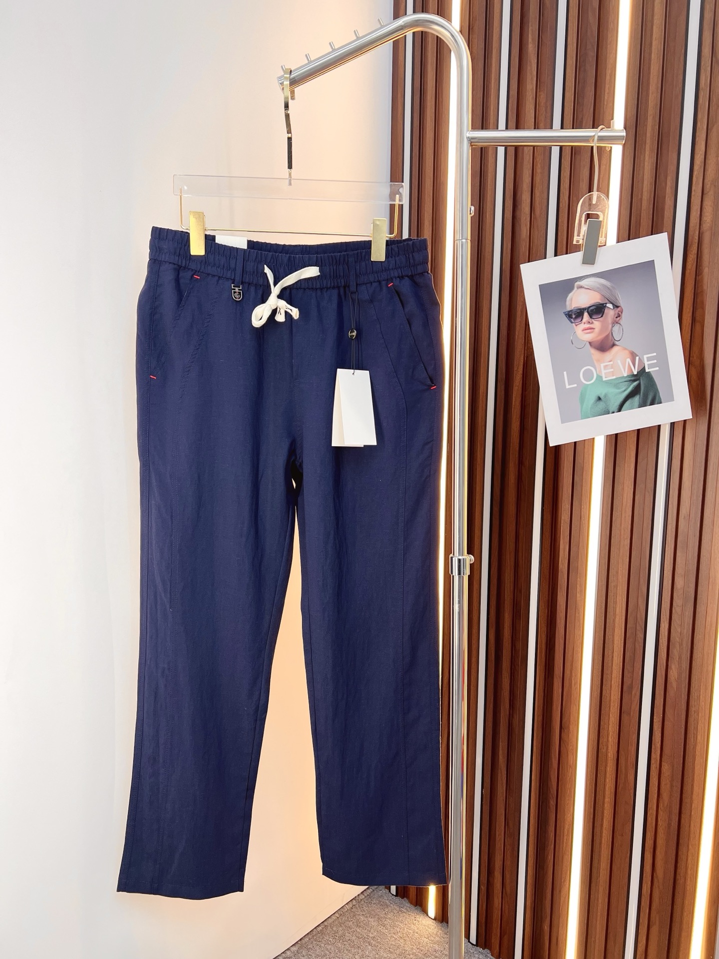 NO:848105,GUCCI Gucci casual pants and trousers 2026SS spring and summer new style. Special fabric for advanced custom pants. Customized original hardware. Made with heavy craftsmanship. Fine lathes. Customized fabrics. Soft and comfortable. Remarkable texture. Exquisite accessories. The upper body effect is great. Three standards are complete. Standard sizes 29-38, no 35,,gucci,19860909GUCCI 古奇 休闲裤 西裤2026SS春夏新款 高级定制裤子专用面料 定制原版五金 重工工艺打造 车工走线精细 定制面料 柔软舒适 质感显著 辅料精美 上身效果超赞 三标齐全 标准尺码29-38,无35,,gucci,,Men's clothing