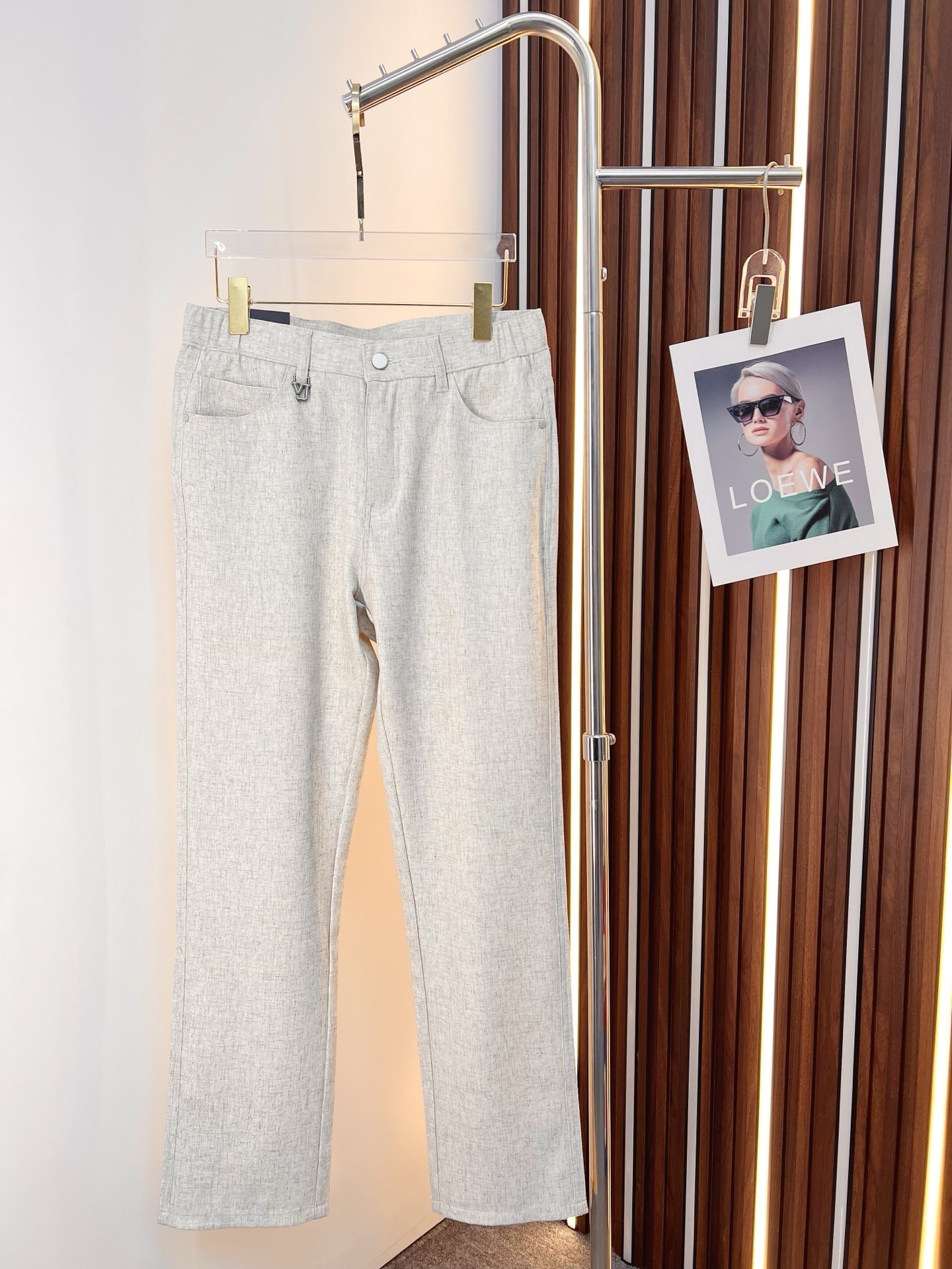 NO:848111,Versace casual pants, trousers 2026SS spring and summer new style, special fabric for advanced custom pants, customized original hardware, heavy craftsmanship, fine lathe wiring, customized fabrics, soft and comfortable, significant texture, exquisite accessories, great upper body effect, complete three standards, standard size 29-38, no 35,,versace,19860909范思哲 休闲裤 西裤2026SS春夏新款 高级定制裤子专用面料 定制原版五金 重工工艺打造 车工走线精细 定制面料 柔软舒适 质感显著 辅料精美 上身效果超赞 三标齐全 标准尺码29-38,无35,,versace,,Men's clothing