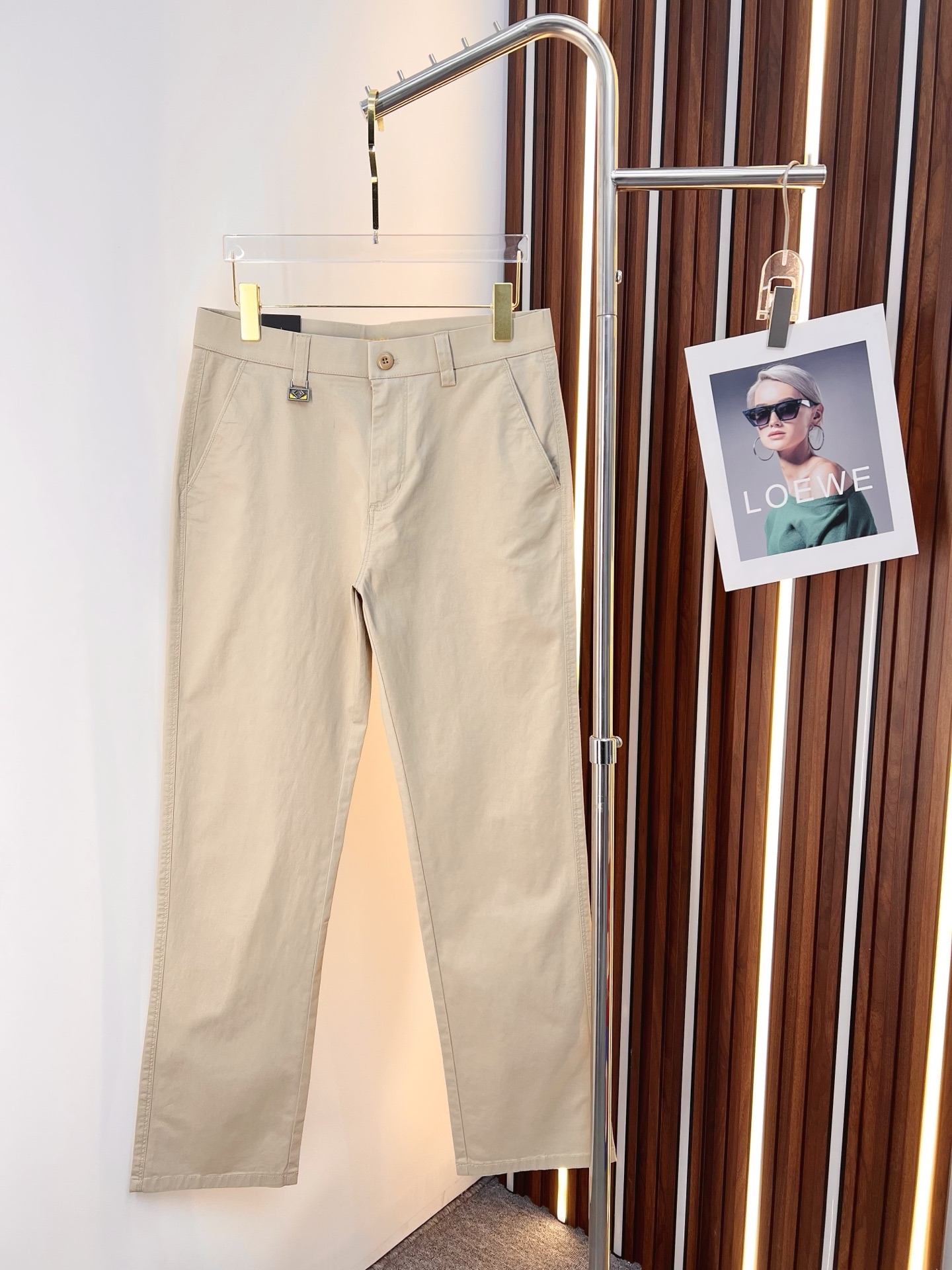 NO:848101,FENDI Fendi casual pants and trousers 2026SS spring and summer new style, special fabric for advanced custom pants, customized original hardware, heavy craftsmanship, fine turning and routing, customized fabrics, soft and comfortable, significant texture, exquisite accessories, great upper body effect, complete three standards, standard sizes 29-38, no 35,,fendi,fendi,19860909FENDI 芬迪 休闲裤 西裤2026SS春夏新款 高级定制裤子专用面料 定制原版五金 重工工艺打造 车工走线精细 定制面料 柔软舒适 质感显著 辅料精美 上身效果超赞 三标齐全 标准尺码29-38,无35,,fendi,fendi,,Men's clothing