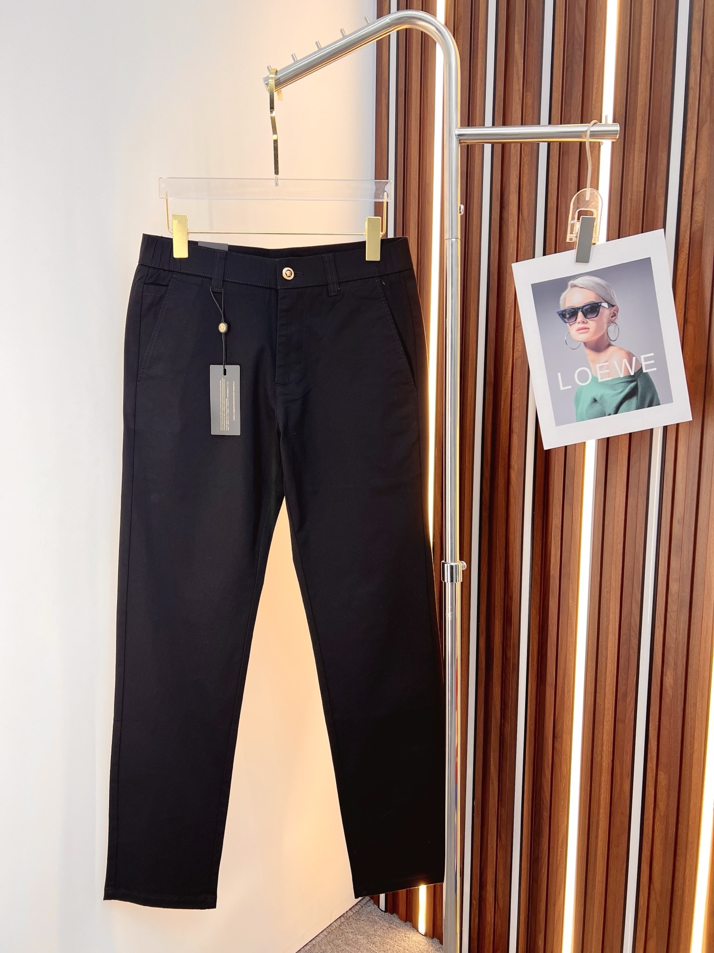 NO:848099,Versace casual pants, trousers 2026SS spring and summer new style, special fabric for advanced custom pants, customized original hardware, heavy craftsmanship, fine lathe wiring, customized fabrics, soft and comfortable, significant texture, exquisite accessories, great upper body effect, complete three standards, standard size 29-38, no 35,,versace,19860909范思哲 休闲裤 西裤2026SS春夏新款 高级定制裤子专用面料 定制原版五金 重工工艺打造 车工走线精细 定制面料 柔软舒适 质感显著 辅料精美 上身效果超赞 三标齐全 标准尺码29-38,无35,,versace,,Men's clothing