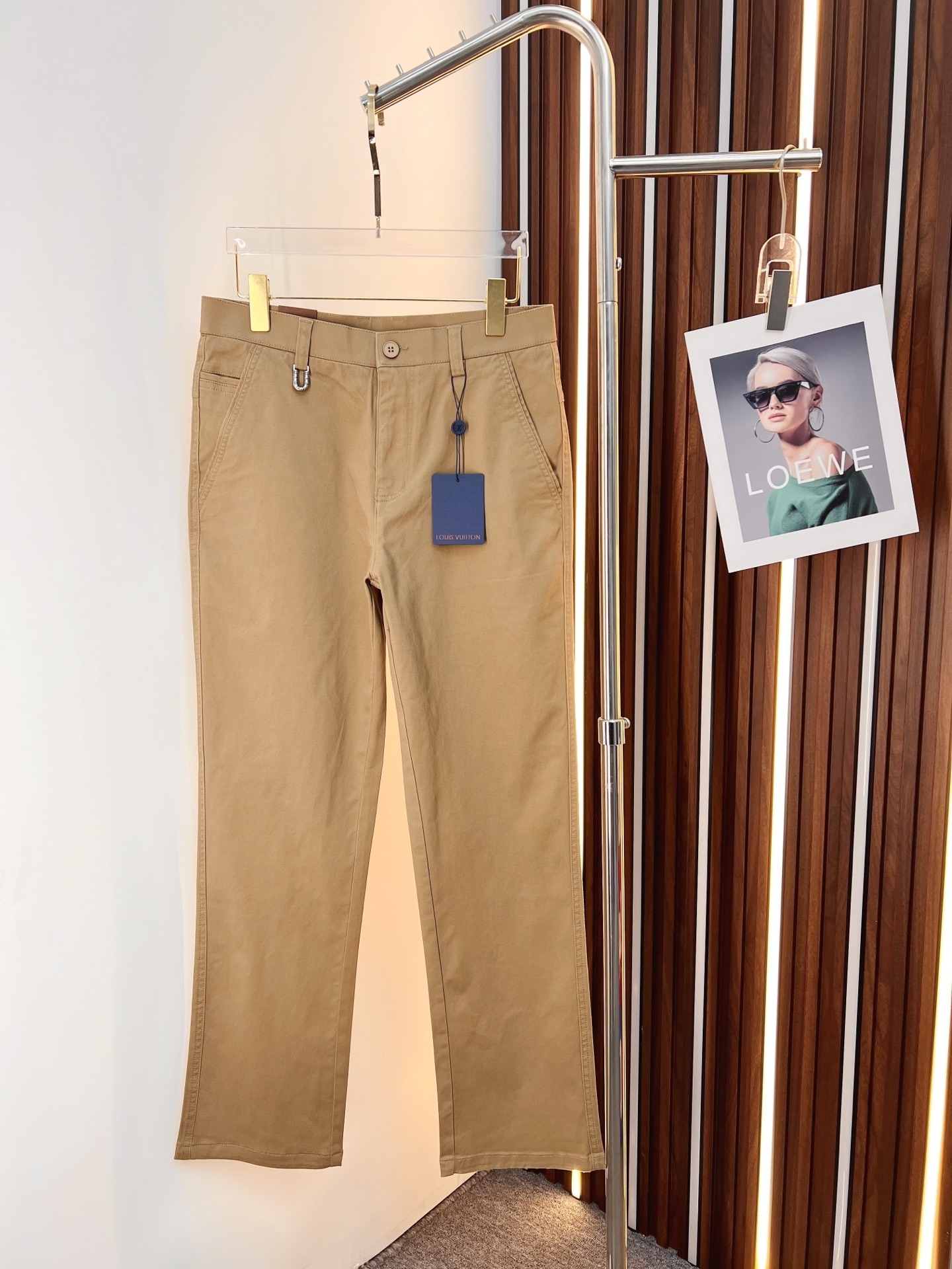 NO:848109,LV casual pants, trousers 2026SS spring and summer new style, special fabric for advanced custom pants, customized original hardware, heavy craftsmanship, fine turning and wiring, customized fabric, soft and comfortable, significant texture, exquisite accessories, excellent upper body effect, complete three standards, standard size 29-38, no 35,, louis vuitton,19860909LV 休闲裤 西裤2026SS春夏新款 高级定制裤子专用面料 定制原版五金 重工工艺打造 车工走线精细 定制面料 柔软舒适 质感显著 辅料精美 上身效果超赞 三标齐全 标准尺码29-38,无35,,louis vuitton,,Men's clothing