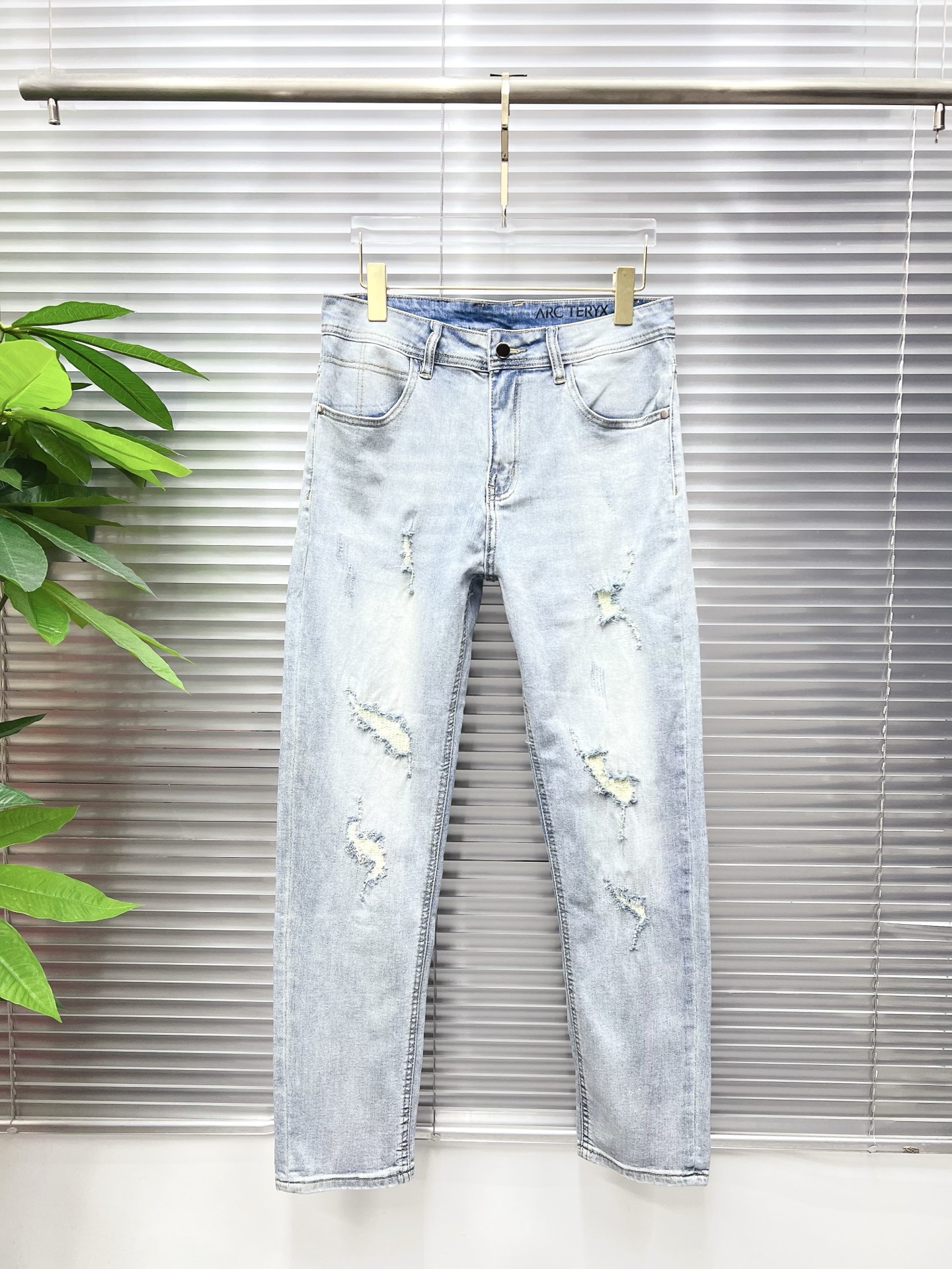 NO:774715,Arc'teryx men's denim jeans, official album and poster wear style!  High-grade imported denim raw color fabrics are supplied to customers, and the pure 13oz denim fabrics from Okayama, Japan are specially selected. Heavy-duty environmentally friendly plant enzyme washing process is used. The texture has a light retro color, which is quite beautiful and is very suitable for autumn and winter color matching. The fabric is soft and delicate after washing, but has strong bones and a slight stretch, providing an excellent comfortable experience. There is no damage from any technological elements throughout the body, retaining the purest tannin color!  The details throughout the body are perfect, exquisite and sophisticated. The latest leather label on the waist highlights the brand's characteristics. The hardware accessories, leather label and wiring all reflect the craftsmanship!  The silhouette is perfectly tailored and has excellent butt lift and slimming effect. It can be easily matched with any top in the wardrobe. It has wide compatibility and is suitable for various daily wear. The upper body is full of style. It is a must-have trousers for those who are obsessed with quality control and 1V!  Size 29-38 (not 35.37),arc'teryx,jeans,19860909始祖鸟 男士丹宁牛仔裤,官宣画册海报穿搭款！ 客供高级进口的丹宁原色面料,特选日本冈山纯正13oz 盎司牛仔布料,重磅环保植物酵素水洗工艺,肌理有着淡淡的复古色彩,相当漂亮,极符合秋冬的配色,面料经过水洗后柔软细腻,但筋骨感极强,且略带弹力,提供了绝佳的舒适体验,通身无任何工艺元素破坏,保留了最纯粹的丹宁本色！通身细节完美如斯,精湛且考究,最新的腰部皮标彰显了品牌特质,五金配件、皮标、走线无不体现出匠心工艺！版型剪裁完美,提臀修身效果绝佳,可轻松横扫衣橱任何的上装搭配,兼容性广泛,满足于日常各种穿搭,上身型款十足,于品质控及1V迷控者必入型裤装！ 尺码29—38（没35.37）,arc'teryx,jeans,,Men's clothing