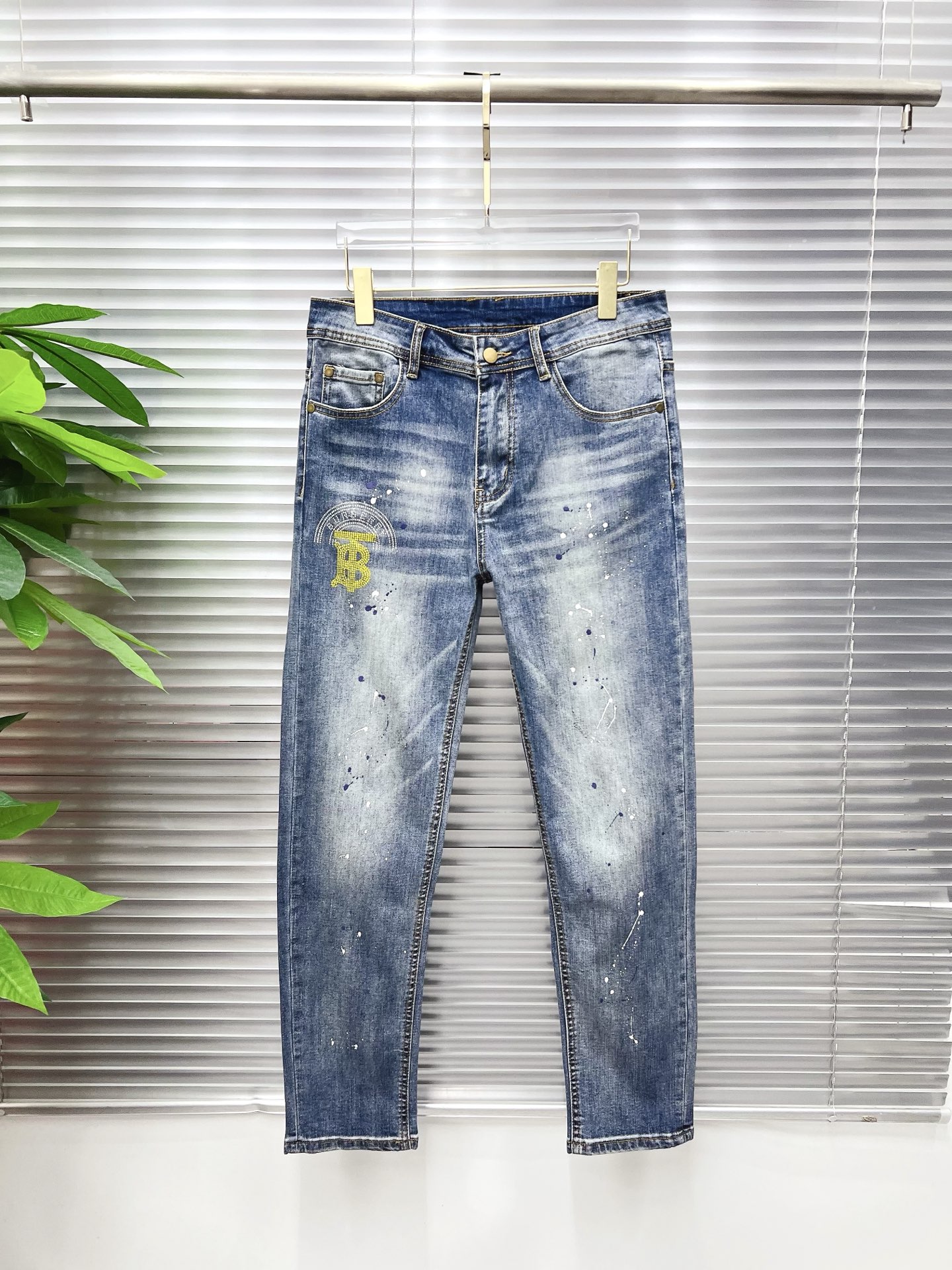 NO:774727,Burberry men's denim jeans, official album and poster outfit style!  High-grade imported denim raw color fabrics are supplied to customers, and the pure 13oz denim fabrics from Okayama, Japan are specially selected. Heavy-duty environmentally friendly plant enzyme washing process is used. The texture has a light retro color, which is quite beautiful and is very suitable for autumn and winter color matching. The fabric is soft and delicate after washing, but has strong bones and a slight stretch, providing an excellent comfortable experience. There is no damage from any technological elements throughout the body, retaining the purest tannin color!  The details throughout the body are perfect, exquisite and sophisticated. The latest leather label on the waist highlights the brand's characteristics. The hardware accessories, leather label and wiring all reflect the craftsmanship!  The silhouette is perfectly tailored and has excellent butt lift and slimming effect. It can be easily matched with any top in the wardrobe. It has wide compatibility and is suitable for various daily wear. The upper body is full of style. It is a must-have trousers for those who are obsessed with quality control and 1V!  Size 29-38 (not 35.37),,burberry,burberry,jeans,19860909Burberry 巴宝莉 男士丹宁牛仔裤,官宣画册海报穿搭款！ 客供高级进口的丹宁原色面料,特选日本冈山纯正13oz 盎司牛仔布料,重磅环保植物酵素水洗工艺,肌理有着淡淡的复古色彩,相当漂亮,极符合秋冬的配色,面料经过水洗后柔软细腻,但筋骨感极强,且略带弹力,提供了绝佳的舒适体验,通身无任何工艺元素破坏,保留了最纯粹的丹宁本色！通身细节完美如斯,精湛且考究,最新的腰部皮标彰显了品牌特质,五金配件、皮标、走线无不体现出匠心工艺！版型剪裁完美,提臀修身效果绝佳,可轻松横扫衣橱任何的上装搭配,兼容性广泛,满足于日常各种穿搭,上身型款十足,于品质控及1V迷控者必入型裤装！ 尺码29—38（没35.37）,,burberry,burberry,jeans,,Men's clothing