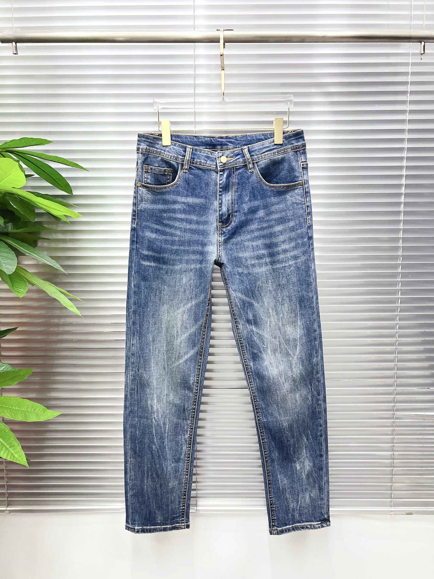 NO:774731,GUCCI men's denim jeans, official album and poster outfit style!  High-grade imported denim raw color fabrics are supplied to customers, and the pure 13oz denim fabrics from Okayama, Japan are specially selected. Heavy-duty environmentally friendly plant enzyme washing process is used. The texture has a light retro color, which is quite beautiful and is very suitable for autumn and winter color matching. The fabric is soft and delicate after washing, but has strong bones and a slight stretch, providing an excellent comfortable experience. There is no damage from any technological elements throughout the body, retaining the purest tannin color!  The details throughout the body are perfect, exquisite and sophisticated. The latest leather label on the waist highlights the brand's characteristics. The hardware accessories, leather label and wiring all reflect the craftsmanship!  The silhouette is perfectly tailored and has excellent butt lift and slimming effect. It can be easily matched with any top in the wardrobe. It has wide compatibility and is suitable for various daily wear. The upper body is full of style. It is a must-have trousers for those who are obsessed with quality control and 1V!  Size 29-38 (not 35.37),,gucci,jeans,19860909GUCCI 古奇 男士丹宁牛仔裤,官宣画册海报穿搭款！ 客供高级进口的丹宁原色面料,特选日本冈山纯正13oz 盎司牛仔布料,重磅环保植物酵素水洗工艺,肌理有着淡淡的复古色彩,相当漂亮,极符合秋冬的配色,面料经过水洗后柔软细腻,但筋骨感极强,且略带弹力,提供了绝佳的舒适体验,通身无任何工艺元素破坏,保留了最纯粹的丹宁本色！通身细节完美如斯,精湛且考究,最新的腰部皮标彰显了品牌特质,五金配件、皮标、走线无不体现出匠心工艺！版型剪裁完美,提臀修身效果绝佳,可轻松横扫衣橱任何的上装搭配,兼容性广泛,满足于日常各种穿搭,上身型款十足,于品质控及1V迷控者必入型裤装！ 尺码29—38（没35.37）,,gucci,jeans,,Men's clothing