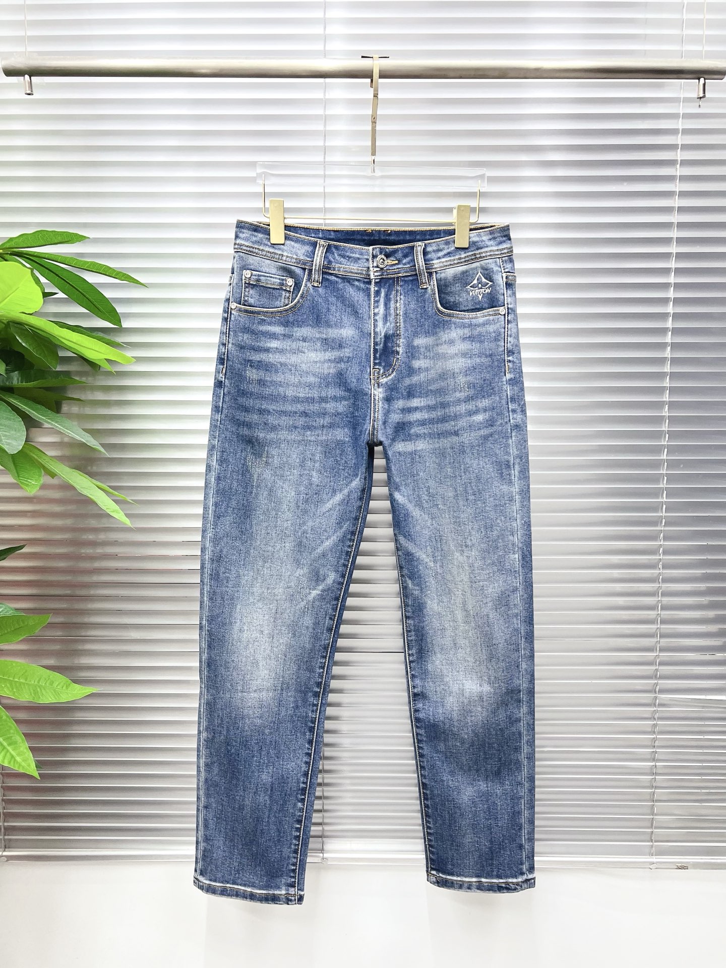 NO:774720,LV men's denim jeans, official album and poster outfit style!  High-grade imported denim raw color fabrics are supplied to customers, and the pure 13oz denim fabrics from Okayama, Japan are specially selected. Heavy-duty environmentally friendly plant enzyme washing process is used. The texture has a light retro color, which is quite beautiful and is very suitable for autumn and winter color matching. The fabric is soft and delicate after washing, but has strong bones and a slight stretch, providing an excellent comfortable experience. There is no damage from any technological elements throughout the body, retaining the purest tannin color!  The details throughout the body are perfect, exquisite and sophisticated. The latest leather label on the waist highlights the brand's characteristics. The hardware accessories, leather label and wiring all reflect the craftsmanship!  The silhouette is perfectly tailored and has excellent butt lift and slimming effect. It can be easily matched with any top in the wardrobe. It has wide compatibility and is suitable for various daily wear. The upper body is full of style. It is a must-have trousers for those who are obsessed with quality control and 1V!  Size 29-38 (not 35.37),,louis vuitton,jeans,19860909LV 男士丹宁牛仔裤,官宣画册海报穿搭款！ 客供高级进口的丹宁原色面料,特选日本冈山纯正13oz 盎司牛仔布料,重磅环保植物酵素水洗工艺,肌理有着淡淡的复古色彩,相当漂亮,极符合秋冬的配色,面料经过水洗后柔软细腻,但筋骨感极强,且略带弹力,提供了绝佳的舒适体验,通身无任何工艺元素破坏,保留了最纯粹的丹宁本色！通身细节完美如斯,精湛且考究,最新的腰部皮标彰显了品牌特质,五金配件、皮标、走线无不体现出匠心工艺！版型剪裁完美,提臀修身效果绝佳,可轻松横扫衣橱任何的上装搭配,兼容性广泛,满足于日常各种穿搭,上身型款十足,于品质控及1V迷控者必入型裤装！ 尺码29—38（没35.37）,,louis vuitton,jeans,,Men's clothing