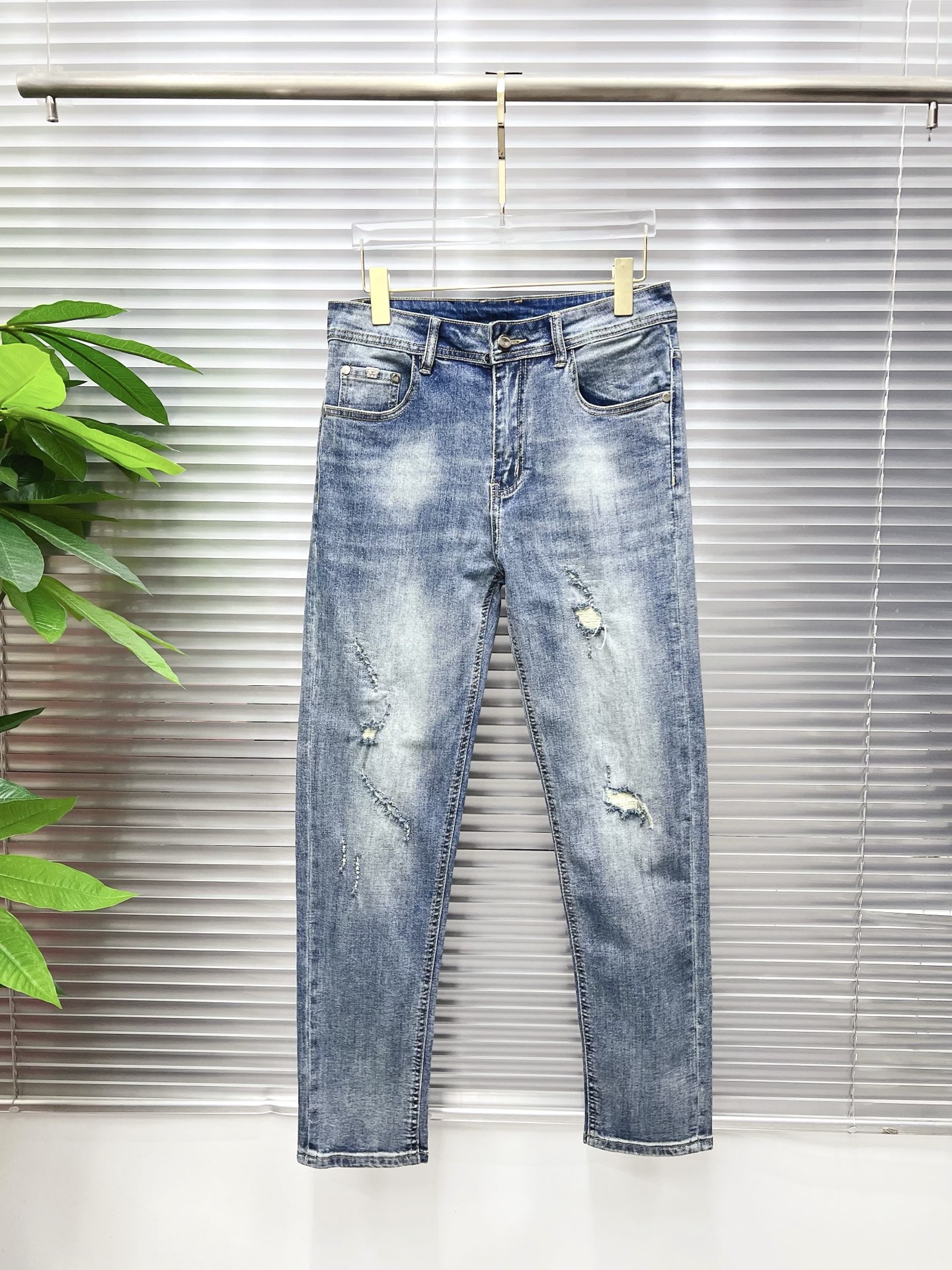 NO:774725,Versace men's denim jeans, official album and poster outfit style!  High-grade imported denim raw color fabrics are supplied to customers, and the pure 13oz denim fabrics from Okayama, Japan are specially selected. Heavy-duty environmentally friendly plant enzyme washing process is used. The texture has a light retro color, which is quite beautiful and is very suitable for autumn and winter color matching. The fabric is soft and delicate after washing, but has strong bones and a slight stretch, providing an excellent comfortable experience. There is no damage from any technological elements throughout the body, retaining the purest tannin color!  The details throughout the body are perfect, exquisite and sophisticated. The latest leather label on the waist highlights the brand's characteristics. The hardware accessories, leather label and wiring all reflect the craftsmanship!  The silhouette is perfectly tailored and has excellent butt lift and slimming effect. It can be easily matched with any top in the wardrobe. It has wide compatibility and is suitable for various daily wear. The upper body is full of style. It is a must-have trousers for those who are obsessed with quality control and 1V!  Sizes 29-38 (not 35.37),,versace,jeans,19860909范思哲 男士丹宁牛仔裤,官宣画册海报穿搭款！ 客供高级进口的丹宁原色面料,特选日本冈山纯正13oz 盎司牛仔布料,重磅环保植物酵素水洗工艺,肌理有着淡淡的复古色彩,相当漂亮,极符合秋冬的配色,面料经过水洗后柔软细腻,但筋骨感极强,且略带弹力,提供了绝佳的舒适体验,通身无任何工艺元素破坏,保留了最纯粹的丹宁本色！通身细节完美如斯,精湛且考究,最新的腰部皮标彰显了品牌特质,五金配件、皮标、走线无不体现出匠心工艺！版型剪裁完美,提臀修身效果绝佳,可轻松横扫衣橱任何的上装搭配,兼容性广泛,满足于日常各种穿搭,上身型款十足,于品质控及1V迷控者必入型裤装！ 尺码29—38（没35.37）,,versace,jeans,,Men's clothing