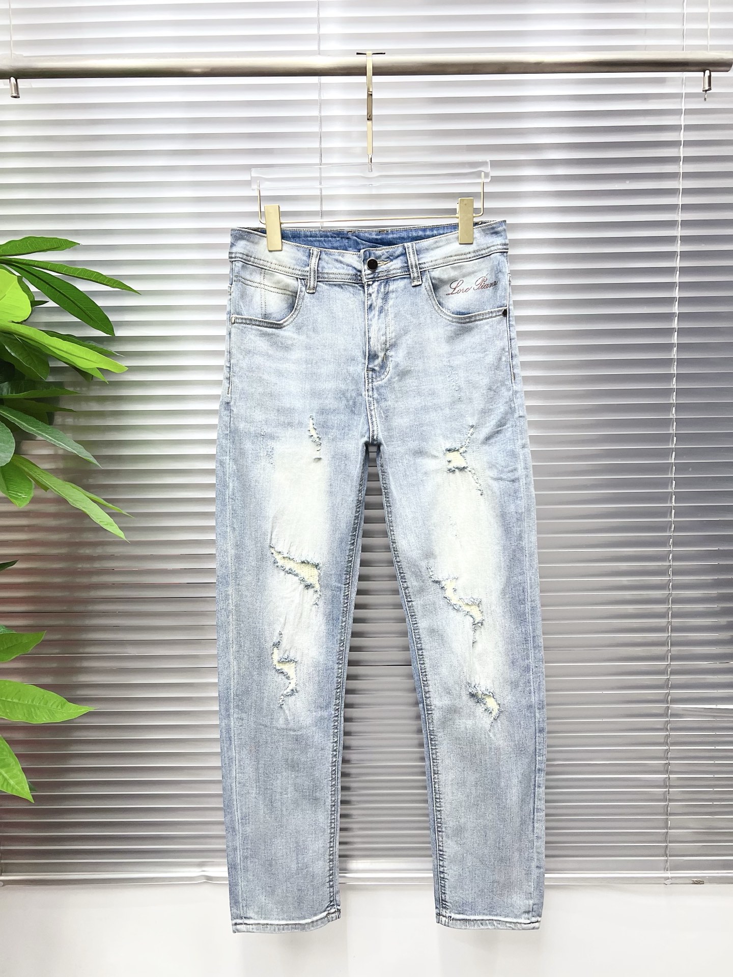 NO:774730,LP men's denim jeans, official album and poster outfit!  High-grade imported denim raw color fabrics are supplied to customers, and the pure 13oz denim fabrics from Okayama, Japan are specially selected. Heavy-duty environmentally friendly plant enzyme washing process is used. The texture has a light retro color, which is quite beautiful and is very suitable for autumn and winter color matching. The fabric is soft and delicate after washing, but has strong bones and a slight stretch, providing an excellent comfortable experience. There is no damage from any technological elements throughout the body, retaining the purest tannin color!  The details throughout the body are perfect, exquisite and sophisticated. The latest leather label on the waist highlights the brand's characteristics. The hardware accessories, leather label and wiring all reflect the craftsmanship!  The silhouette is perfectly tailored and has excellent butt lift and slimming effect. It can be easily matched with any top in the wardrobe. It has wide compatibility and is suitable for various daily wear. The upper body is full of style. It is a must-have trousers for those who are obsessed with quality control and 1V!  Size 29-38 (not 35.37),,loro piana,jeans,19860909LP 男士丹宁牛仔裤,官宣画册海报穿搭款！ 客供高级进口的丹宁原色面料,特选日本冈山纯正13oz 盎司牛仔布料,重磅环保植物酵素水洗工艺,肌理有着淡淡的复古色彩,相当漂亮,极符合秋冬的配色,面料经过水洗后柔软细腻,但筋骨感极强,且略带弹力,提供了绝佳的舒适体验,通身无任何工艺元素破坏,保留了最纯粹的丹宁本色！通身细节完美如斯,精湛且考究,最新的腰部皮标彰显了品牌特质,五金配件、皮标、走线无不体现出匠心工艺！版型剪裁完美,提臀修身效果绝佳,可轻松横扫衣橱任何的上装搭配,兼容性广泛,满足于日常各种穿搭,上身型款十足,于品质控及1V迷控者必入型裤装！ 尺码29—38（没35.37）,,loro piana,jeans,,Men's clothing