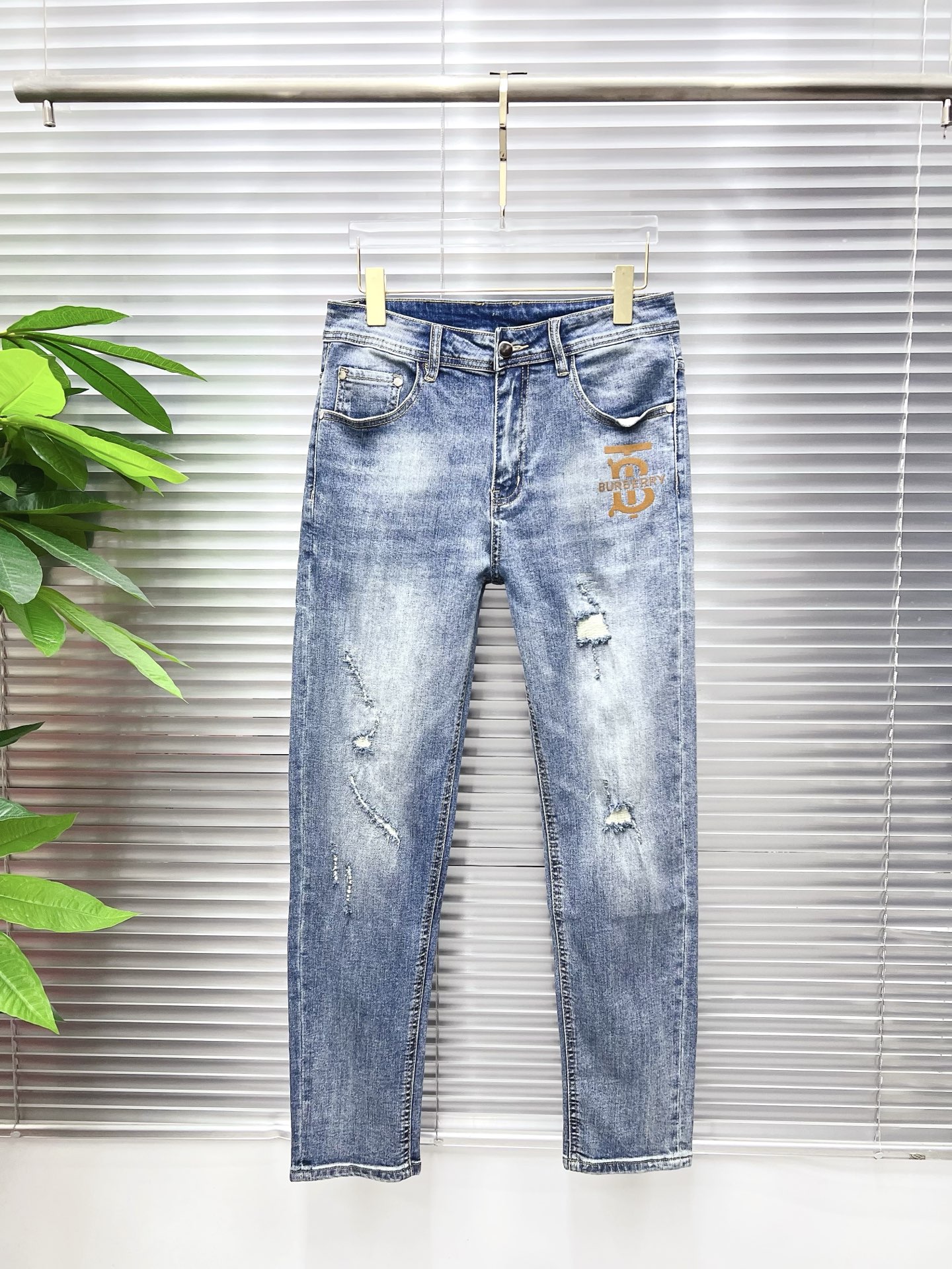 NO:774734,Burberry men's denim jeans, official album and poster outfit style!  High-grade imported denim raw color fabrics are supplied to customers, and the pure 13oz denim fabrics from Okayama, Japan are specially selected. Heavy-duty environmentally friendly plant enzyme washing process is used. The texture has a light retro color, which is quite beautiful and is very suitable for autumn and winter color matching. The fabric is soft and delicate after washing, but has strong bones and a slight stretch, providing an excellent comfortable experience. There is no damage from any technological elements throughout the body, retaining the purest tannin color!  The details throughout the body are perfect, exquisite and sophisticated. The latest leather label on the waist highlights the brand's characteristics. The hardware accessories, leather label and wiring all reflect the craftsmanship!  The silhouette is perfectly tailored and has excellent butt lift and slimming effect. It can be easily matched with any top in the wardrobe. It has wide compatibility and is suitable for various daily wear. The upper body is full of style. It is a must-have trousers for those who are obsessed with quality control and 1V!  Size 29-38 (not 35.37),,burberry,burberry,jeans,19860909Burberry 巴宝莉 男士丹宁牛仔裤,官宣画册海报穿搭款！ 客供高级进口的丹宁原色面料,特选日本冈山纯正13oz 盎司牛仔布料,重磅环保植物酵素水洗工艺,肌理有着淡淡的复古色彩,相当漂亮,极符合秋冬的配色,面料经过水洗后柔软细腻,但筋骨感极强,且略带弹力,提供了绝佳的舒适体验,通身无任何工艺元素破坏,保留了最纯粹的丹宁本色！通身细节完美如斯,精湛且考究,最新的腰部皮标彰显了品牌特质,五金配件、皮标、走线无不体现出匠心工艺！版型剪裁完美,提臀修身效果绝佳,可轻松横扫衣橱任何的上装搭配,兼容性广泛,满足于日常各种穿搭,上身型款十足,于品质控及1V迷控者必入型裤装！ 尺码29—38（没35.37）,,burberry,burberry,jeans,,Men's clothing