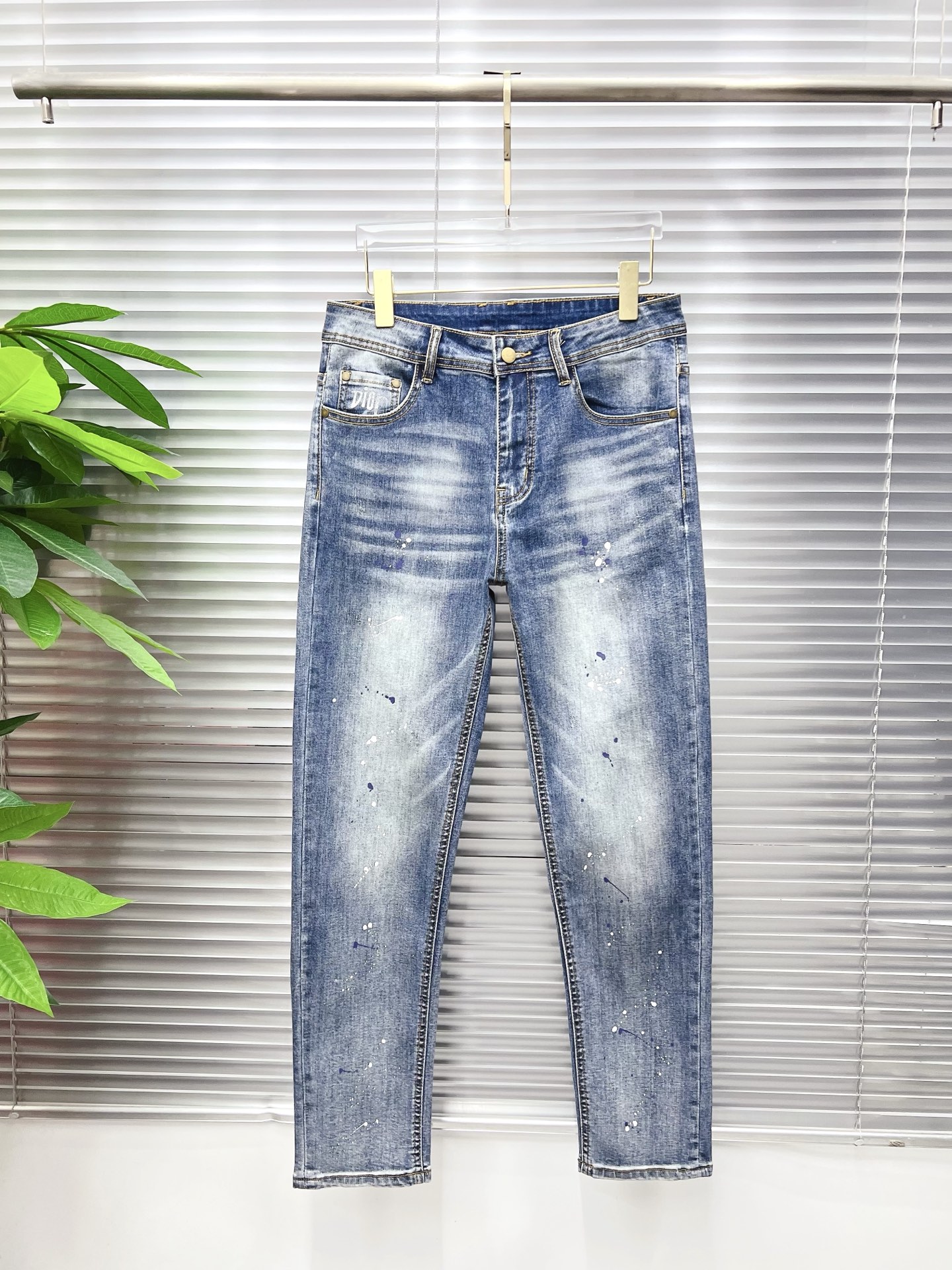 NO:774738,Dior men's denim jeans, official album and poster style!  High-grade imported denim raw color fabrics are supplied to customers, and the pure 13oz denim fabrics from Okayama, Japan are specially selected. Heavy-duty environmentally friendly plant enzyme washing process is used. The texture has a light retro color, which is quite beautiful and is very suitable for autumn and winter color matching. The fabric is soft and delicate after washing, but has strong bones and a slight stretch, providing an excellent comfortable experience. There is no damage from any technological elements throughout the body, retaining the purest tannin color!  The details throughout the body are perfect, exquisite and sophisticated. The latest leather label on the waist highlights the brand's characteristics. The hardware accessories, leather label and wiring all reflect the craftsmanship!  The silhouette is perfectly tailored and has excellent butt lift and slimming effect. It can be easily matched with any top in the wardrobe. It has wide compatibility and is suitable for various daily wear. The upper body is full of style. It is a must-have trousers for those who are obsessed with quality control and 1V!  Size 29-38 (not 35.37), dior, dior, jeans,19860909Dior 迪奥 男士丹宁牛仔裤,官宣画册海报穿搭款！ 客供高级进口的丹宁原色面料,特选日本冈山纯正13oz 盎司牛仔布料,重磅环保植物酵素水洗工艺,肌理有着淡淡的复古色彩,相当漂亮,极符合秋冬的配色,面料经过水洗后柔软细腻,但筋骨感极强,且略带弹力,提供了绝佳的舒适体验,通身无任何工艺元素破坏,保留了最纯粹的丹宁本色！通身细节完美如斯,精湛且考究,最新的腰部皮标彰显了品牌特质,五金配件、皮标、走线无不体现出匠心工艺！版型剪裁完美,提臀修身效果绝佳,可轻松横扫衣橱任何的上装搭配,兼容性广泛,满足于日常各种穿搭,上身型款十足,于品质控及1V迷控者必入型裤装！ 尺码29—38（没35.37）,,dior,dior,jeans,,Men's clothing