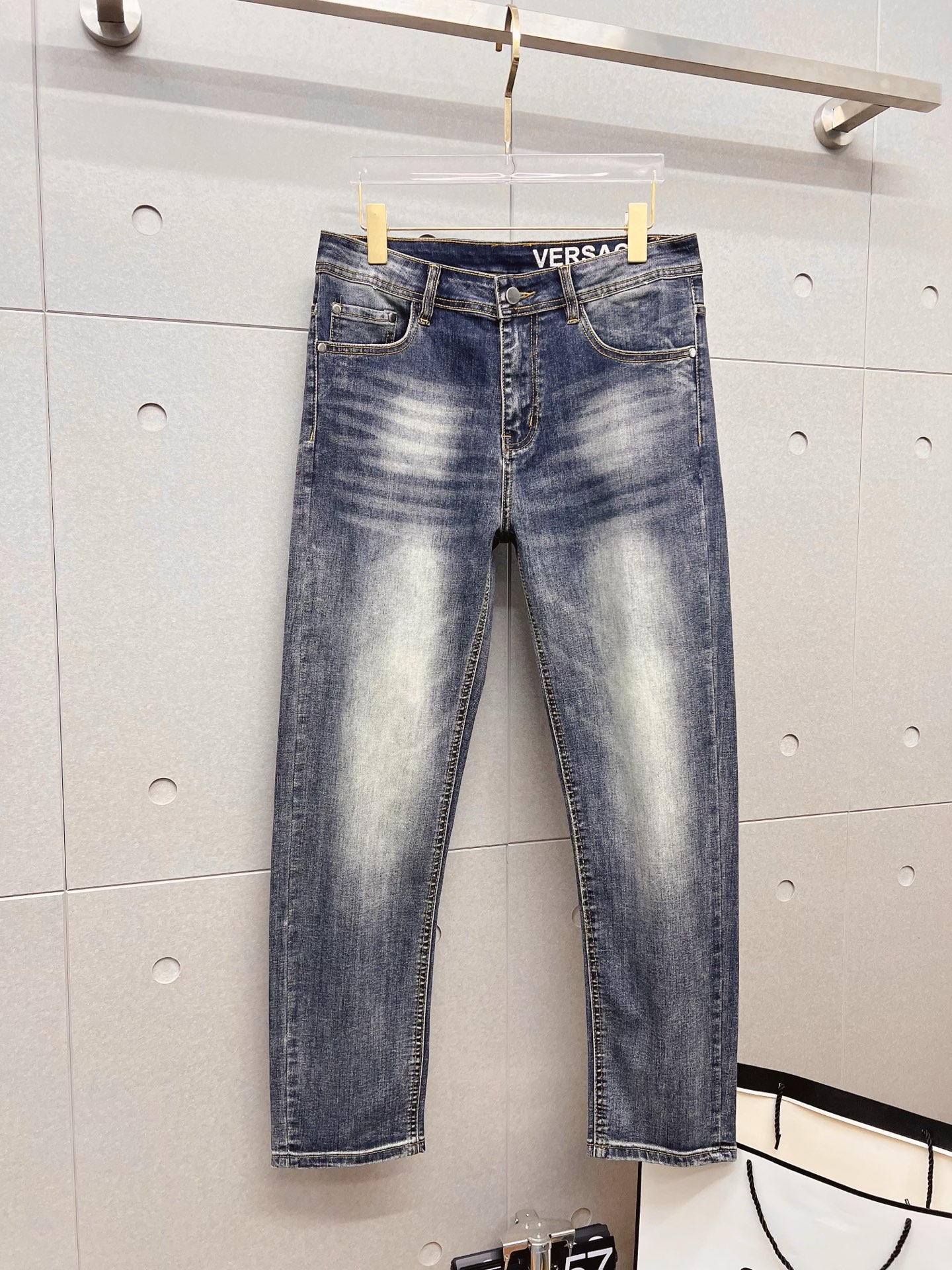 NO:843794,Versace men's denim jeans, official album and poster style!  High-grade imported denim raw color fabrics are supplied to customers, and the pure 13oz denim fabrics from Okayama, Japan are specially selected. Heavy-duty environmentally friendly plant enzyme washing process is used. The texture has a light retro color, which is quite beautiful and is very suitable for autumn and winter color matching. The fabric is soft and delicate after washing, but has strong bones and a slight stretch, providing an excellent comfortable experience. There is no damage from any technological elements throughout the body, retaining the purest tannin color!  The details throughout the body are perfect, exquisite and sophisticated. The latest leather label on the waist highlights the brand's characteristics. The hardware accessories, leather label and wiring all reflect the craftsmanship!  The silhouette is perfectly tailored and has excellent butt lift and slimming effect. It can be easily matched with any top in the wardrobe. It has wide compatibility and is suitable for various daily wear. The upper body is full of style. It is a must-have trousers for those who are obsessed with quality control and 1V!  Sizes 29-38 (not 35.37),,versace,jeans,19860909范思哲 男士丹宁牛仔裤,官宣画册海报穿搭款！ 客供高级进口的丹宁原色面料,特选日本冈山纯正13oz 盎司牛仔布料,重磅环保植物酵素水洗工艺,肌理有着淡淡的复古色彩,相当漂亮,极符合秋冬的配色,面料经过水洗后柔软细腻,但筋骨感极强,且略带弹力,提供了绝佳的舒适体验,通身无任何工艺元素破坏,保留了最纯粹的丹宁本色！通身细节完美如斯,精湛且考究,最新的腰部皮标彰显了品牌特质,五金配件、皮标、走线无不体现出匠心工艺！版型剪裁完美,提臀修身效果绝佳,可轻松横扫衣橱任何的上装搭配,兼容性广泛,满足于日常各种穿搭,上身型款十足,于品质控及1V迷控者必入型裤装！ 尺码29—38（没35.37）,,versace,jeans,,Men's clothing