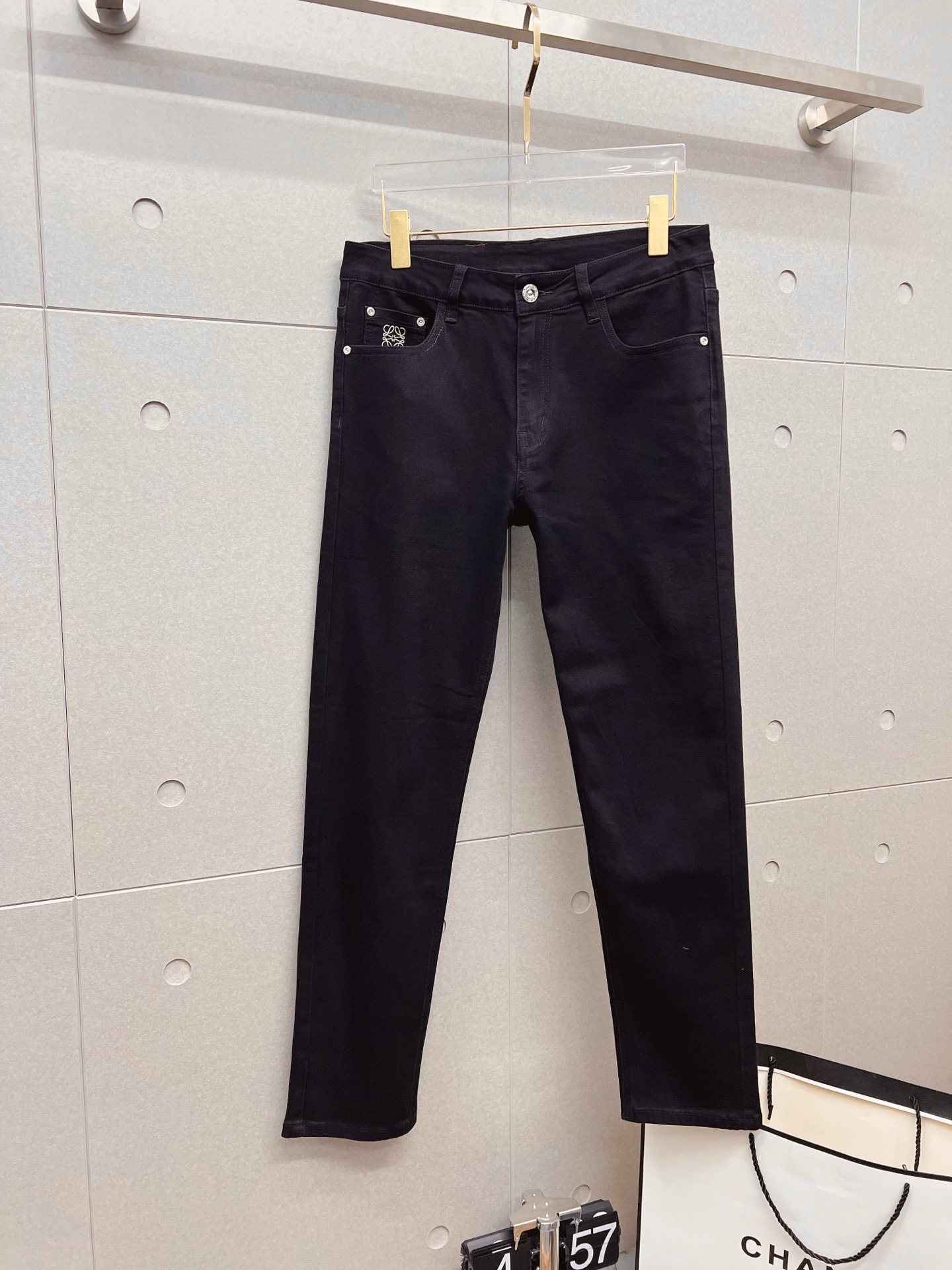 NO:843799,Loewe men's denim jeans, official album and poster style!  High-grade imported denim raw color fabrics are supplied to customers, and the pure 13oz denim fabrics from Okayama, Japan are specially selected. Heavy-duty environmentally friendly plant enzyme washing process is used. The texture has a light retro color, which is quite beautiful and is very suitable for autumn and winter color matching. The fabric is soft and delicate after washing, but has strong bones and a slight stretch, providing an excellent comfortable experience. There is no damage from any technological elements throughout the body, retaining the purest tannin color!  The details throughout the body are perfect, exquisite and sophisticated. The latest leather label on the waist highlights the brand's characteristics. The hardware accessories, leather label and wiring all reflect the craftsmanship!  The silhouette is perfectly tailored and has excellent butt lift and slimming effect. It can be easily matched with any top in the wardrobe. It has wide compatibility and is suitable for various daily wear. The upper body is full of style. It is a must-have trousers for those who are obsessed with quality control and 1V!  Size 29-38 (not 35.37),,loewe,jeans,19860909罗意威 男士丹宁牛仔裤,官宣画册海报穿搭款！ 客供高级进口的丹宁原色面料,特选日本冈山纯正13oz 盎司牛仔布料,重磅环保植物酵素水洗工艺,肌理有着淡淡的复古色彩,相当漂亮,极符合秋冬的配色,面料经过水洗后柔软细腻,但筋骨感极强,且略带弹力,提供了绝佳的舒适体验,通身无任何工艺元素破坏,保留了最纯粹的丹宁本色！通身细节完美如斯,精湛且考究,最新的腰部皮标彰显了品牌特质,五金配件、皮标、走线无不体现出匠心工艺！版型剪裁完美,提臀修身效果绝佳,可轻松横扫衣橱任何的上装搭配,兼容性广泛,满足于日常各种穿搭,上身型款十足,于品质控及1V迷控者必入型裤装！ 尺码29—38（没35.37）,,loewe,jeans,,Men's clothing