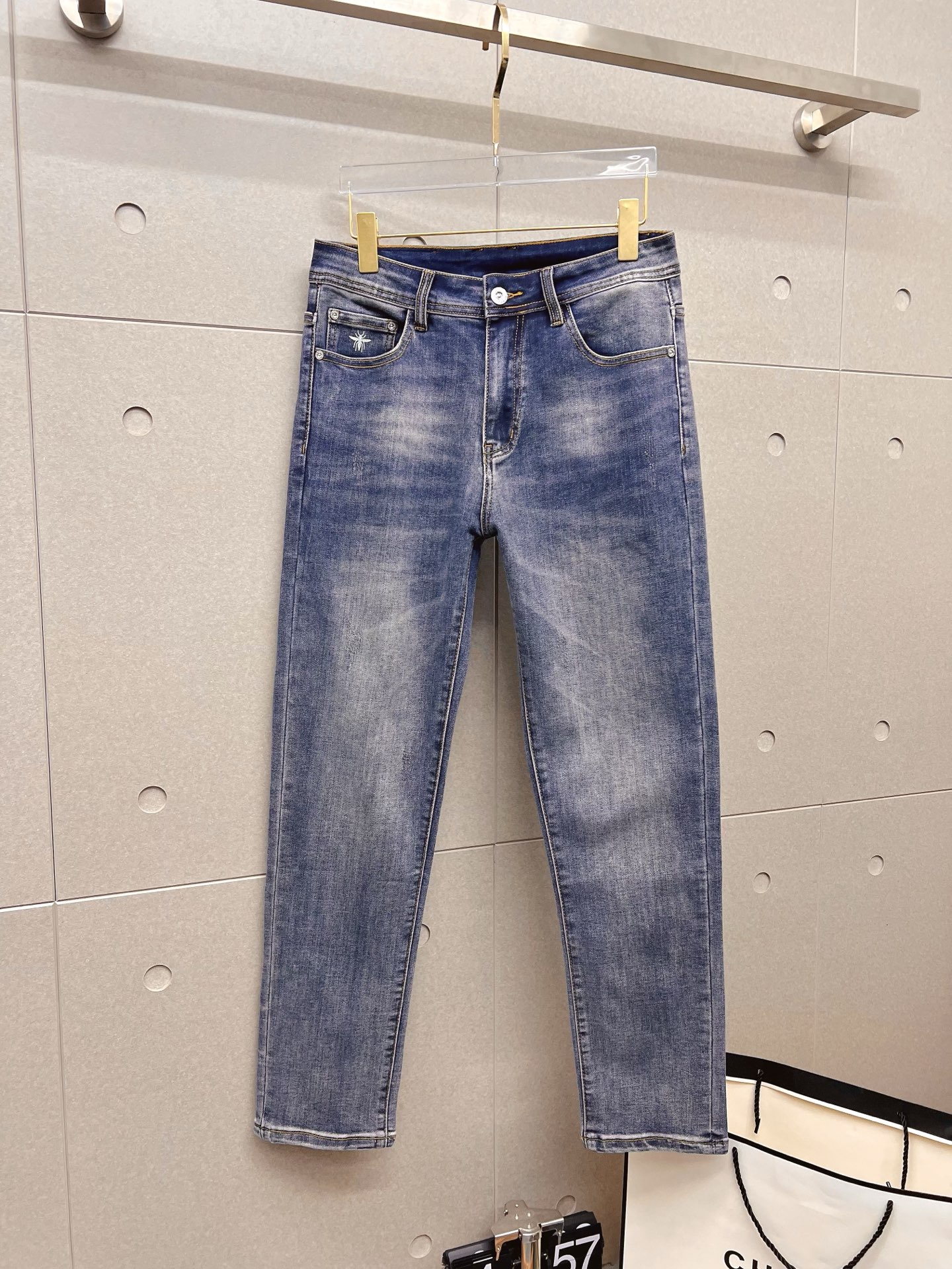 NO:843804,Dior men's denim jeans, official album and poster style!  High-grade imported denim raw color fabrics are supplied to customers, and the pure 13oz denim fabrics from Okayama, Japan are specially selected. Heavy-duty environmentally friendly plant enzyme washing process is used. The texture has a light retro color, which is quite beautiful and is very suitable for autumn and winter color matching. The fabric is soft and delicate after washing, but has strong bones and a slight stretch, providing an excellent comfortable experience. There is no damage from any technological elements throughout the body, retaining the purest tannin color!  The details throughout the body are perfect, exquisite and sophisticated. The latest leather label on the waist highlights the brand's characteristics. The hardware accessories, leather label and wiring all reflect the craftsmanship!  The silhouette is perfectly tailored and has excellent butt lift and slimming effect. It can be easily matched with any top in the wardrobe. It has wide compatibility and is suitable for various daily wear. The upper body is full of style. It is a must-have trousers for those who are obsessed with quality control and 1V!  Size 29-38 (not 35.37), dior, dior, jeans,19860909Dior 迪奥 男士丹宁牛仔裤,官宣画册海报穿搭款！ 客供高级进口的丹宁原色面料,特选日本冈山纯正13oz 盎司牛仔布料,重磅环保植物酵素水洗工艺,肌理有着淡淡的复古色彩,相当漂亮,极符合秋冬的配色,面料经过水洗后柔软细腻,但筋骨感极强,且略带弹力,提供了绝佳的舒适体验,通身无任何工艺元素破坏,保留了最纯粹的丹宁本色！通身细节完美如斯,精湛且考究,最新的腰部皮标彰显了品牌特质,五金配件、皮标、走线无不体现出匠心工艺！版型剪裁完美,提臀修身效果绝佳,可轻松横扫衣橱任何的上装搭配,兼容性广泛,满足于日常各种穿搭,上身型款十足,于品质控及1V迷控者必入型裤装！ 尺码29—38（没35.37）,,dior,dior,jeans,,Men's clothing