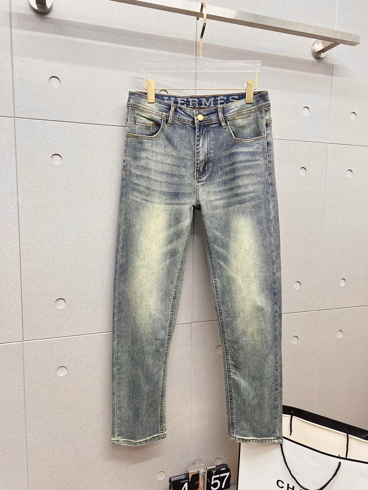 NO:843795,Hermès men's denim jeans, official album and poster outfit style!  High-grade imported denim raw color fabrics are supplied to customers, and the pure 13oz denim fabrics from Okayama, Japan are specially selected. Heavy-duty environmentally friendly plant enzyme washing process is used. The texture has a light retro color, which is quite beautiful and is very suitable for autumn and winter color matching. The fabric is soft and delicate after washing, but has strong bones and a slight stretch, providing an excellent comfortable experience. There is no damage from any technological elements throughout the body, retaining the purest tannin color!  The details throughout the body are perfect, exquisite and sophisticated. The latest leather label on the waist highlights the brand's characteristics. The hardware accessories, leather label and wiring all reflect the craftsmanship!  The silhouette is perfectly tailored and has excellent butt lift and slimming effect. It can be easily matched with any top in the wardrobe. It has wide compatibility and is suitable for various daily wear. The upper body is full of style. It is a must-have trousers for those who are obsessed with quality control and 1V!  Size 29-38 (not 35.37),,hermes,jeans,19860909爱马仕 男士丹宁牛仔裤,官宣画册海报穿搭款！ 客供高级进口的丹宁原色面料,特选日本冈山纯正13oz 盎司牛仔布料,重磅环保植物酵素水洗工艺,肌理有着淡淡的复古色彩,相当漂亮,极符合秋冬的配色,面料经过水洗后柔软细腻,但筋骨感极强,且略带弹力,提供了绝佳的舒适体验,通身无任何工艺元素破坏,保留了最纯粹的丹宁本色！通身细节完美如斯,精湛且考究,最新的腰部皮标彰显了品牌特质,五金配件、皮标、走线无不体现出匠心工艺！版型剪裁完美,提臀修身效果绝佳,可轻松横扫衣橱任何的上装搭配,兼容性广泛,满足于日常各种穿搭,上身型款十足,于品质控及1V迷控者必入型裤装！ 尺码29—38（没35.37）,,hermes,jeans,,Men's clothing