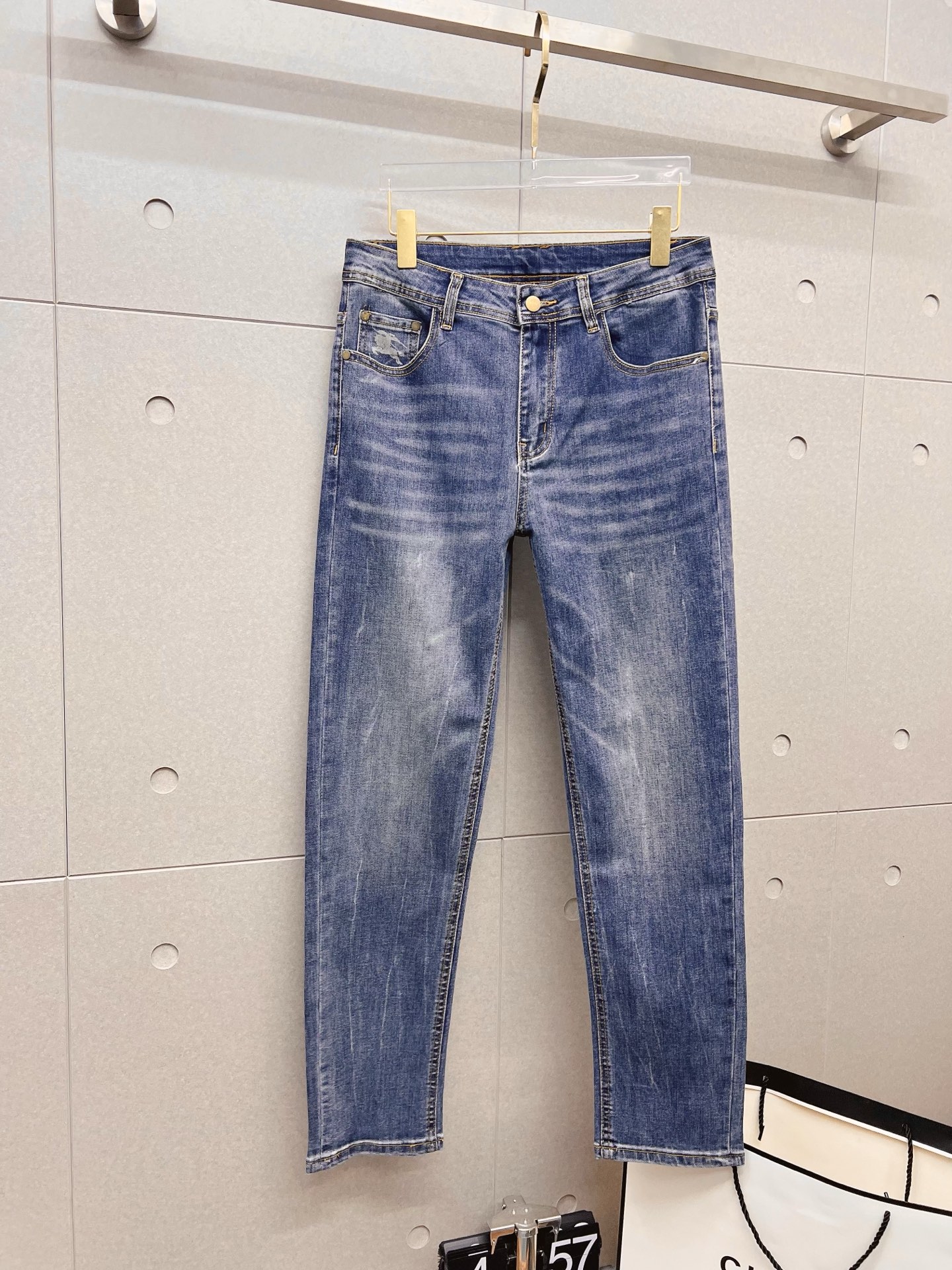 NO:843790,Burberry men's denim jeans, official album and poster outfit style!  High-grade imported denim raw color fabrics are supplied to customers, and the pure 13oz denim fabrics from Okayama, Japan are specially selected. Heavy-duty environmentally friendly plant enzyme washing process is used. The texture has a light retro color, which is quite beautiful and is very suitable for autumn and winter color matching. The fabric is soft and delicate after washing, but has strong bones and a slight stretch, providing an excellent comfortable experience. There is no damage from any technological elements throughout the body, retaining the purest tannin color!  The details throughout the body are perfect, exquisite and sophisticated. The latest leather label on the waist highlights the brand's characteristics. The hardware accessories, leather label and wiring all reflect the craftsmanship!  The silhouette is perfectly tailored and has excellent butt lift and slimming effect. It can be easily matched with any top in the wardrobe. It has wide compatibility and is suitable for various daily wear. The upper body is full of style. It is a must-have trousers for those who are obsessed with quality control and 1V!  Size 29-38 (not 35.37),,burberry,burberry,jeans,19860909Burberry 巴宝莉 男士丹宁牛仔裤,官宣画册海报穿搭款！ 客供高级进口的丹宁原色面料,特选日本冈山纯正13oz 盎司牛仔布料,重磅环保植物酵素水洗工艺,肌理有着淡淡的复古色彩,相当漂亮,极符合秋冬的配色,面料经过水洗后柔软细腻,但筋骨感极强,且略带弹力,提供了绝佳的舒适体验,通身无任何工艺元素破坏,保留了最纯粹的丹宁本色！通身细节完美如斯,精湛且考究,最新的腰部皮标彰显了品牌特质,五金配件、皮标、走线无不体现出匠心工艺！版型剪裁完美,提臀修身效果绝佳,可轻松横扫衣橱任何的上装搭配,兼容性广泛,满足于日常各种穿搭,上身型款十足,于品质控及1V迷控者必入型裤装！ 尺码29—38（没35.37）,,burberry,burberry,jeans,,Men's clothing