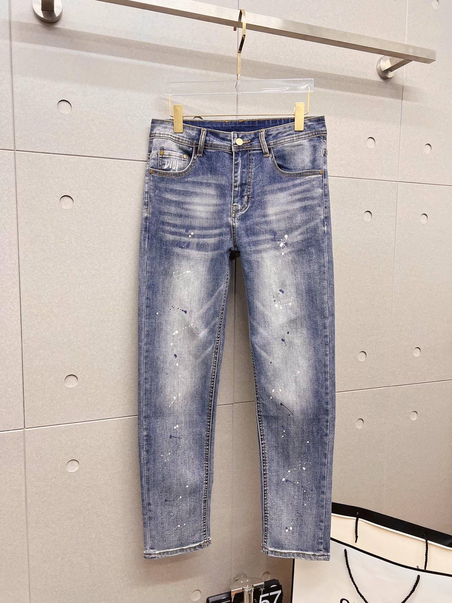 NO:843786,Dior men's denim jeans, official album and poster style!  High-grade imported denim raw color fabrics are supplied to customers, and the pure 13oz denim fabrics from Okayama, Japan are specially selected. Heavy-duty environmentally friendly plant enzyme washing process is used. The texture has a light retro color, which is quite beautiful and is very suitable for autumn and winter color matching. The fabric is soft and delicate after washing, but has strong bones and a slight stretch, providing an excellent comfortable experience. There is no damage from any technological elements throughout the body, retaining the purest tannin color!  The details throughout the body are perfect, exquisite and sophisticated. The latest leather label on the waist highlights the brand's characteristics. The hardware accessories, leather label and wiring all reflect the craftsmanship!  The silhouette is perfectly tailored and has excellent butt lift and slimming effect. It can be easily matched with any top in the wardrobe. It has wide compatibility and is suitable for various daily wear. The upper body is full of style. It is a must-have trousers for those who are obsessed with quality control and 1V!  Size 29-38 (not 35.37), dior, dior, jeans,19860909Dior 迪奥 男士丹宁牛仔裤,官宣画册海报穿搭款！ 客供高级进口的丹宁原色面料,特选日本冈山纯正13oz 盎司牛仔布料,重磅环保植物酵素水洗工艺,肌理有着淡淡的复古色彩,相当漂亮,极符合秋冬的配色,面料经过水洗后柔软细腻,但筋骨感极强,且略带弹力,提供了绝佳的舒适体验,通身无任何工艺元素破坏,保留了最纯粹的丹宁本色！通身细节完美如斯,精湛且考究,最新的腰部皮标彰显了品牌特质,五金配件、皮标、走线无不体现出匠心工艺！版型剪裁完美,提臀修身效果绝佳,可轻松横扫衣橱任何的上装搭配,兼容性广泛,满足于日常各种穿搭,上身型款十足,于品质控及1V迷控者必入型裤装！ 尺码29—38（没35.37）,,dior,dior,jeans,,Men's clothing