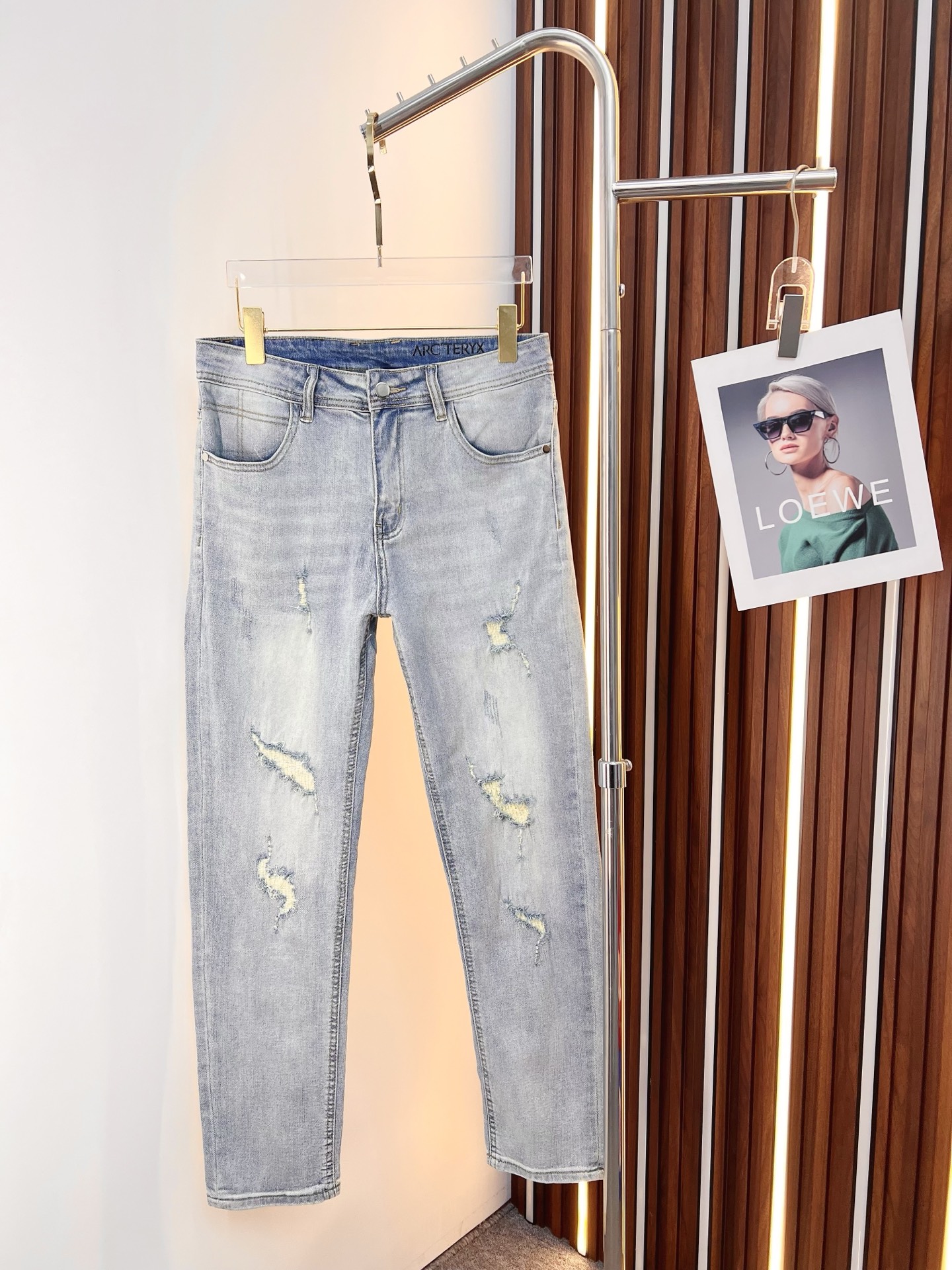NO:846554,Arc'teryx men's denim jeans, official album and poster wear style!  High-grade imported denim raw color fabrics are supplied to customers, and the pure 13oz denim fabrics from Okayama, Japan are specially selected. Heavy-duty environmentally friendly plant enzyme washing process is used. The texture has a light retro color, which is quite beautiful and is very suitable for autumn and winter color matching. The fabric is soft and delicate after washing, but has strong bones and a slight stretch, providing an excellent comfortable experience. There is no damage from any technological elements throughout the body, retaining the purest tannin color!  The details throughout the body are perfect, exquisite and sophisticated. The latest leather label on the waist highlights the brand's characteristics. The hardware accessories, leather label and wiring all reflect the craftsmanship!  The silhouette is perfectly tailored and has excellent butt lift and slimming effect. It can be easily matched with any top in the wardrobe. It has wide compatibility and is suitable for various daily wear. The upper body is full of style. It is a must-have trousers for those who are obsessed with quality control and 1V!  Size 29-38 (not 35.37),arc'teryx,jeans,19860909始祖鸟 男士丹宁牛仔裤,官宣画册海报穿搭款！ 客供高级进口的丹宁原色面料,特选日本冈山纯正13oz 盎司牛仔布料,重磅环保植物酵素水洗工艺,肌理有着淡淡的复古色彩,相当漂亮,极符合秋冬的配色,面料经过水洗后柔软细腻,但筋骨感极强,且略带弹力,提供了绝佳的舒适体验,通身无任何工艺元素破坏,保留了最纯粹的丹宁本色！通身细节完美如斯,精湛且考究,最新的腰部皮标彰显了品牌特质,五金配件、皮标、走线无不体现出匠心工艺！版型剪裁完美,提臀修身效果绝佳,可轻松横扫衣橱任何的上装搭配,兼容性广泛,满足于日常各种穿搭,上身型款十足,于品质控及1V迷控者必入型裤装！ 尺码29—38（没35.37）,arc'teryx,jeans,,Men's clothing