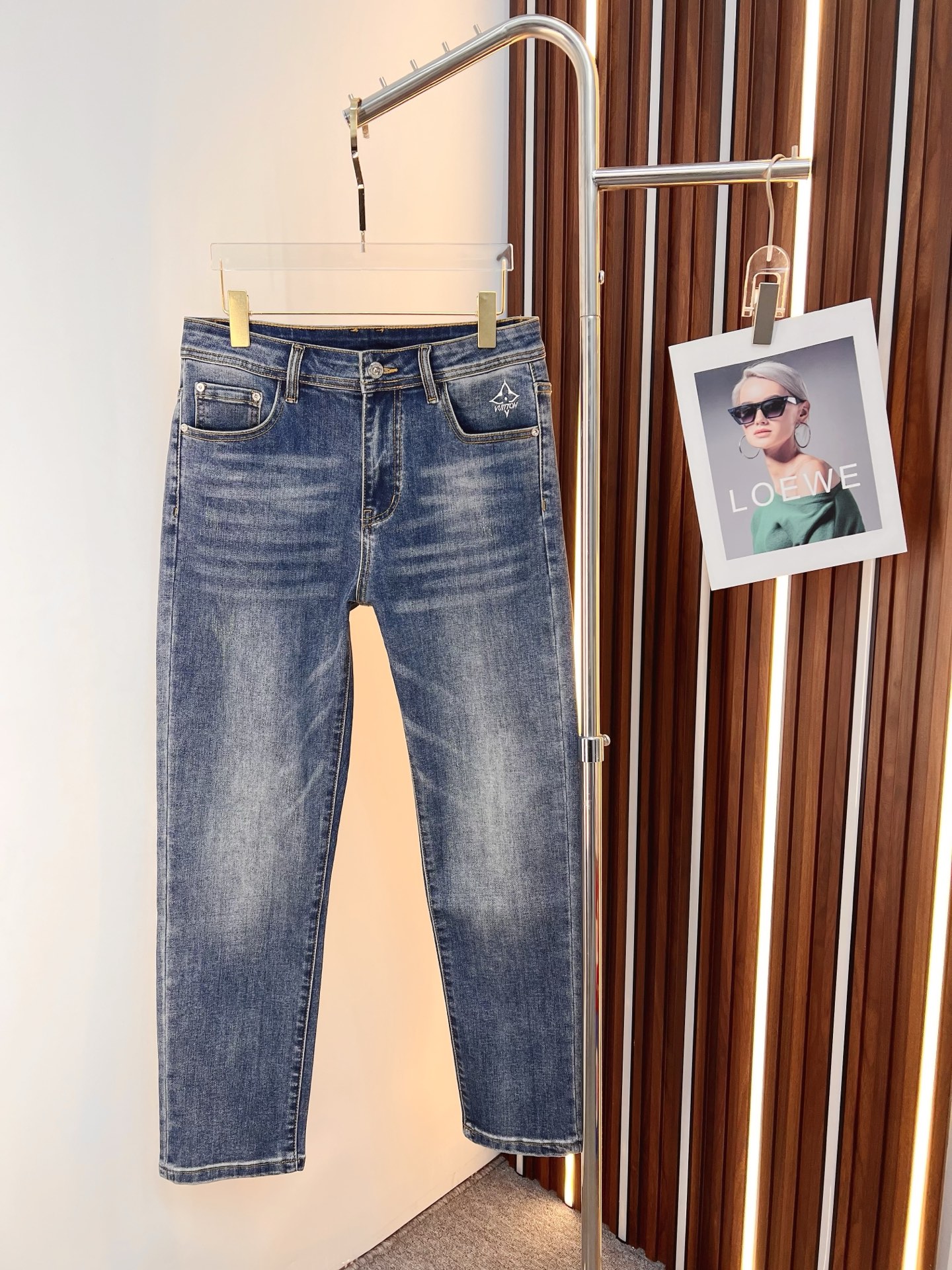 NO:846551,LV men's denim jeans, official album and poster outfit style!  High-grade imported denim raw color fabrics are supplied to customers, and the pure 13oz denim fabrics from Okayama, Japan are specially selected. Heavy-duty environmentally friendly plant enzyme washing process is used. The texture has a light retro color, which is quite beautiful and is very suitable for autumn and winter color matching. The fabric is soft and delicate after washing, but has strong bones and a slight stretch, providing an excellent comfortable experience. There is no damage from any technological elements throughout the body, retaining the purest tannin color!  The details throughout the body are perfect, exquisite and sophisticated. The latest leather label on the waist highlights the brand's characteristics. The hardware accessories, leather label and wiring all reflect the craftsmanship!  The silhouette is perfectly tailored and has excellent butt lift and slimming effect. It can be easily matched with any top in the wardrobe. It has wide compatibility and is suitable for various daily wear. The upper body is full of style. It is a must-have trousers for those who are obsessed with quality control and 1V!  Size 29-38 (not 35.37),,louis vuitton,jeans,19860909LV 男士丹宁牛仔裤,官宣画册海报穿搭款！ 客供高级进口的丹宁原色面料,特选日本冈山纯正13oz 盎司牛仔布料,重磅环保植物酵素水洗工艺,肌理有着淡淡的复古色彩,相当漂亮,极符合秋冬的配色,面料经过水洗后柔软细腻,但筋骨感极强,且略带弹力,提供了绝佳的舒适体验,通身无任何工艺元素破坏,保留了最纯粹的丹宁本色！通身细节完美如斯,精湛且考究,最新的腰部皮标彰显了品牌特质,五金配件、皮标、走线无不体现出匠心工艺！版型剪裁完美,提臀修身效果绝佳,可轻松横扫衣橱任何的上装搭配,兼容性广泛,满足于日常各种穿搭,上身型款十足,于品质控及1V迷控者必入型裤装！ 尺码29—38（没35.37）,,louis vuitton,jeans,,Men's clothing