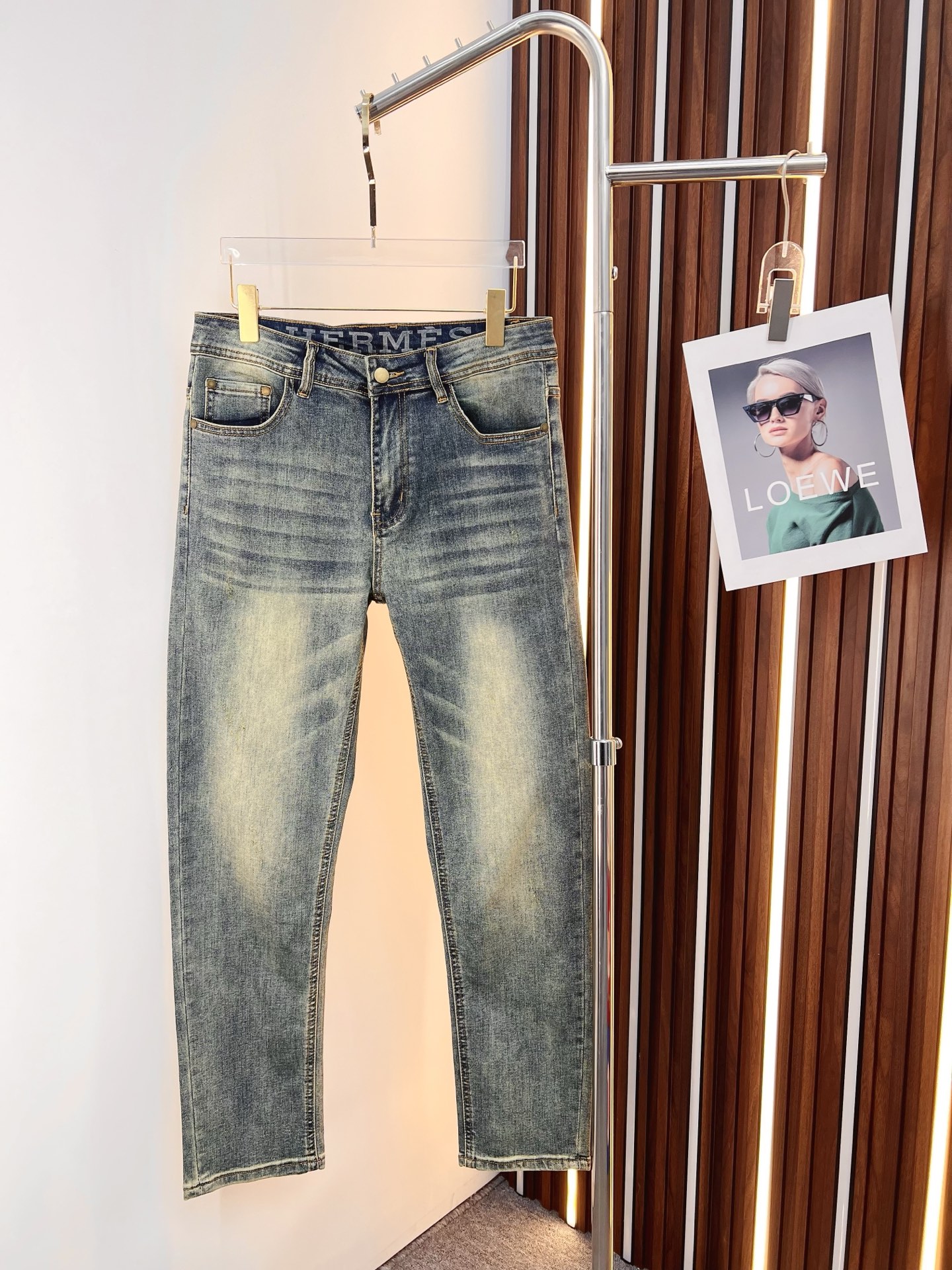 NO:846548,Hermès men's denim jeans, official album and poster outfit style!  High-grade imported denim raw color fabrics are supplied to customers, and the pure 13oz denim fabrics from Okayama, Japan are specially selected. Heavy-duty environmentally friendly plant enzyme washing process is used. The texture has a light retro color, which is quite beautiful and is very suitable for autumn and winter color matching. The fabric is soft and delicate after washing, but has strong bones and a slight stretch, providing an excellent comfortable experience. There is no damage from any technological elements throughout the body, retaining the purest tannin color!  The details throughout the body are perfect, exquisite and sophisticated. The latest leather label on the waist highlights the brand's characteristics. The hardware accessories, leather label and wiring all reflect the craftsmanship!  The silhouette is perfectly tailored and has excellent butt lift and slimming effect. It can be easily matched with any top in the wardrobe. It has wide compatibility and is suitable for various daily wear. The upper body is full of style. It is a must-have trousers for those who are obsessed with quality control and 1V!  Size 29-38 (not 35.37),,hermes,jeans,19860909爱马仕 男士丹宁牛仔裤,官宣画册海报穿搭款！ 客供高级进口的丹宁原色面料,特选日本冈山纯正13oz 盎司牛仔布料,重磅环保植物酵素水洗工艺,肌理有着淡淡的复古色彩,相当漂亮,极符合秋冬的配色,面料经过水洗后柔软细腻,但筋骨感极强,且略带弹力,提供了绝佳的舒适体验,通身无任何工艺元素破坏,保留了最纯粹的丹宁本色！通身细节完美如斯,精湛且考究,最新的腰部皮标彰显了品牌特质,五金配件、皮标、走线无不体现出匠心工艺！版型剪裁完美,提臀修身效果绝佳,可轻松横扫衣橱任何的上装搭配,兼容性广泛,满足于日常各种穿搭,上身型款十足,于品质控及1V迷控者必入型裤装！ 尺码29—38（没35.37）,,hermes,jeans,,Men's clothing