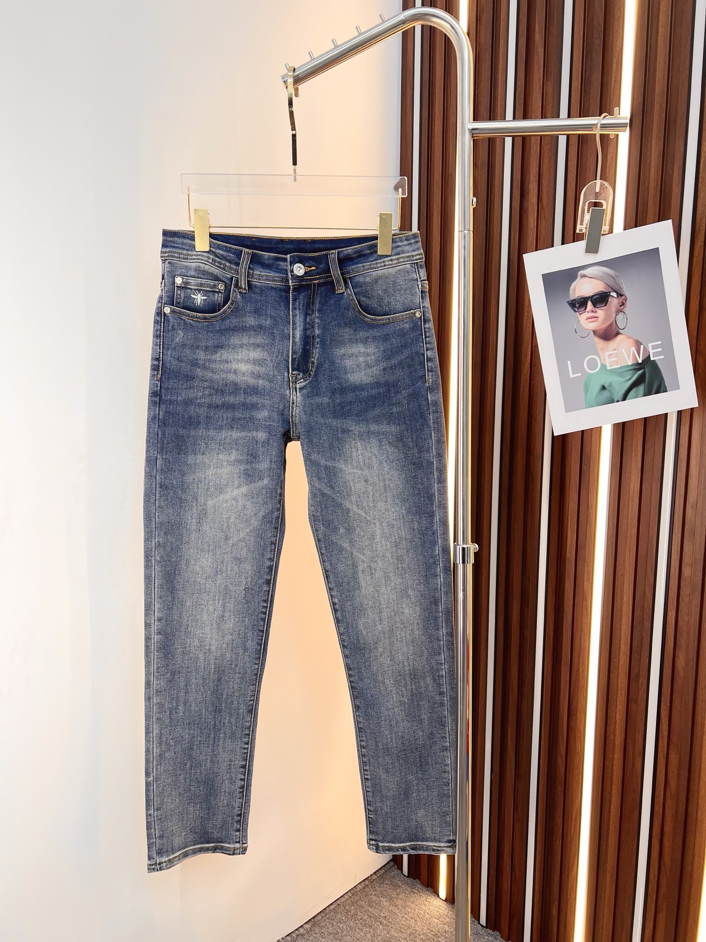 NO:846545,Dior men's denim jeans, official album and poster style!  High-grade imported denim raw color fabrics are supplied to customers, and the pure 13oz denim fabrics from Okayama, Japan are specially selected. Heavy-duty environmentally friendly plant enzyme washing process is used. The texture has a light retro color, which is quite beautiful and is very suitable for autumn and winter color matching. The fabric is soft and delicate after washing, but has strong bones and a slight stretch, providing an excellent comfortable experience. There is no damage from any technological elements throughout the body, retaining the purest tannin color!  The details throughout the body are perfect, exquisite and sophisticated. The latest leather label on the waist highlights the brand's characteristics. The hardware accessories, leather label and wiring all reflect the craftsmanship!  The silhouette is perfectly tailored and has excellent butt lift and slimming effect. It can be easily matched with any top in the wardrobe. It has wide compatibility and is suitable for various daily wear. The upper body is full of style. It is a must-have trousers for those who are obsessed with quality control and 1V!  Size 29-38 (not 35.37), dior, dior, jeans,19860909Dior 迪奥 男士丹宁牛仔裤,官宣画册海报穿搭款！ 客供高级进口的丹宁原色面料,特选日本冈山纯正13oz 盎司牛仔布料,重磅环保植物酵素水洗工艺,肌理有着淡淡的复古色彩,相当漂亮,极符合秋冬的配色,面料经过水洗后柔软细腻,但筋骨感极强,且略带弹力,提供了绝佳的舒适体验,通身无任何工艺元素破坏,保留了最纯粹的丹宁本色！通身细节完美如斯,精湛且考究,最新的腰部皮标彰显了品牌特质,五金配件、皮标、走线无不体现出匠心工艺！版型剪裁完美,提臀修身效果绝佳,可轻松横扫衣橱任何的上装搭配,兼容性广泛,满足于日常各种穿搭,上身型款十足,于品质控及1V迷控者必入型裤装！ 尺码29—38（没35.37）,,dior,dior,jeans,,Men's clothing