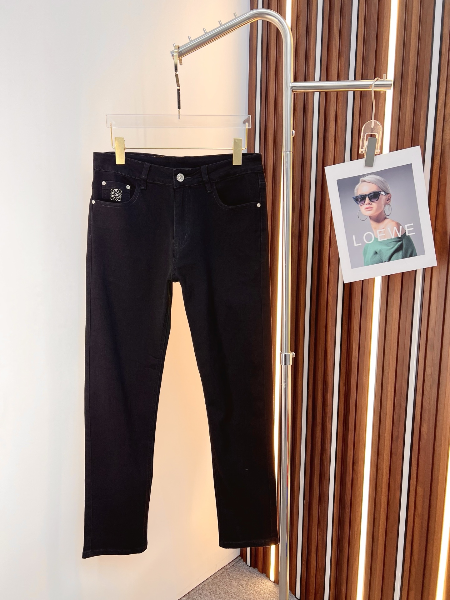 NO:846542,Loewe men's denim jeans, official album and poster style!  High-grade imported denim raw color fabrics are supplied to customers, and the pure 13oz denim fabrics from Okayama, Japan are specially selected. Heavy-duty environmentally friendly plant enzyme washing process is used. The texture has a light retro color, which is quite beautiful and is very suitable for autumn and winter color matching. The fabric is soft and delicate after washing, but has strong bones and a slight stretch, providing an excellent comfortable experience. There is no damage from any technological elements throughout the body, retaining the purest tannin color!  The details throughout the body are perfect, exquisite and sophisticated. The latest leather label on the waist highlights the brand's characteristics. The hardware accessories, leather label and wiring all reflect the craftsmanship!  The silhouette is perfectly tailored and has excellent butt lift and slimming effect. It can be easily matched with any top in the wardrobe. It has wide compatibility and is suitable for various daily wear. The upper body is full of style. It is a must-have trousers for those who are obsessed with quality control and 1V!  Size 29-38 (not 35.37),,loewe,jeans,19860909罗意威 男士丹宁牛仔裤,官宣画册海报穿搭款！ 客供高级进口的丹宁原色面料,特选日本冈山纯正13oz 盎司牛仔布料,重磅环保植物酵素水洗工艺,肌理有着淡淡的复古色彩,相当漂亮,极符合秋冬的配色,面料经过水洗后柔软细腻,但筋骨感极强,且略带弹力,提供了绝佳的舒适体验,通身无任何工艺元素破坏,保留了最纯粹的丹宁本色！通身细节完美如斯,精湛且考究,最新的腰部皮标彰显了品牌特质,五金配件、皮标、走线无不体现出匠心工艺！版型剪裁完美,提臀修身效果绝佳,可轻松横扫衣橱任何的上装搭配,兼容性广泛,满足于日常各种穿搭,上身型款十足,于品质控及1V迷控者必入型裤装！ 尺码29—38（没35.37）,,loewe,jeans,,Men's clothing